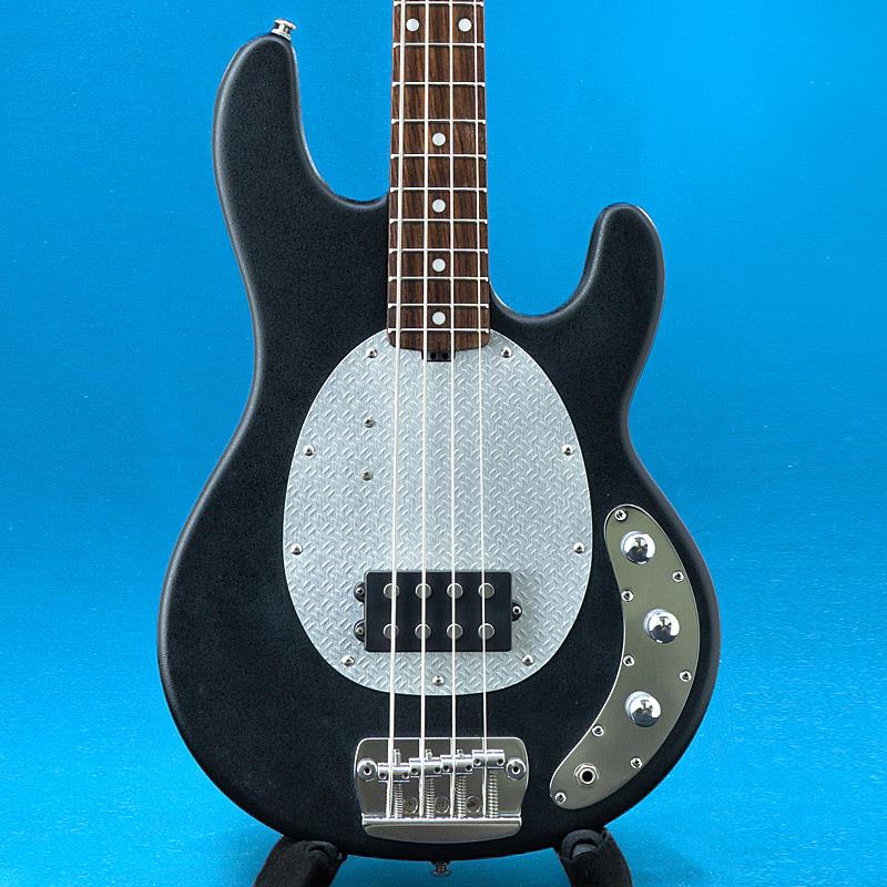楽器種別：ユーズドMUSICMAN/Other Models 商品一覧＞＞MUSICMAN/ユーズド 商品一覧＞＞ベース【60，000円〜120，000円】 商品一覧＞＞エレキベース/MMタイプ/MUSICMAN 商品一覧＞＞当店のベースは、出荷前に専門スタッフが検品・調整しているので安心です！MUSICMAN USED 中古 S.U.B.X02 (Textured Black)商品説明スティングレイのフォルムを基本にした、USA製「スティングレイS.U.B.」！ネック・ヘッドには艶消しの塗装が施され、ルックス的にも大きなインパクトを与えます。ピックアップはスティングレイと同じく、ミュージックマン・ハムバッキングを搭載していますが、Stingray同様にアクティブタイプのS.U.B.X02。コントロールはヴォリューム、トレブルブースト、ベースブーストと好みによって調整が可能で、もちろんスティングレイ・サウンドは健在です。ボディDateから2003年製の本機はヘッドやネック裏を主に打痕が散見され、ピックガードにはフィンガーレストの取付跡が見受けられます。トラスロッドの余裕はあり、ネックコンディションは若干ハイ起き気味ですが現状の弦高（12F上約2.5〜2.0mm）では音詰まり無くお使いいただけます。フレット残はおおよそ5割程となっております。Weight≒4.37kg付属品：純正ソフトケースイケベカテゴリ_ベース_エレキベース_MMタイプ_MUSICMAN_Other Models_ユーズド SW_MUSICMAN_ユーズド JAN:2500030925710 登録日:2026/09/08 エレキベース ミュージックマン