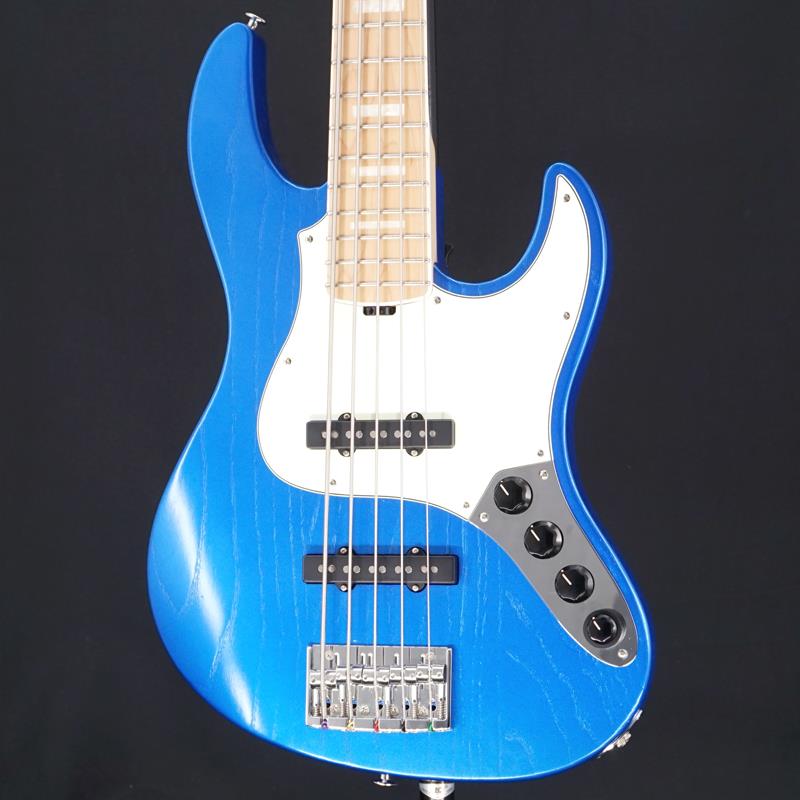 楽器種別：ユーズドEdwards/ユーズド 商品一覧＞＞ベース【80，000円〜155，000円】 商品一覧＞＞エレキベース/JBタイプ/Edwards 商品一覧＞＞当店のベースは、出荷前に専門スタッフが検品・調整しているので安心です！Edwards USED 中古 E-AMAZE-5-AS/M (Solid Metallic Blue)商品説明EDWARDS E-AMAZE-ASの中古品が入荷！アッシュボディにハードメイプルネック＆指板と、基本的な材料構成はESP AMAZE-ASと同じですが、使用パーツなどを変更してより多機能なベースになりました。ペグには軽量なHIPSHOT Ultraliteを採用しヘッド落ちを軽減しています。ブリッジはスティールサドルのGOTOH 404SJ-5を搭載。好みにより弦をボディ裏から張ることも可能です。ピックアップはE-AMAZE専用に開発したESPカスタムラボ製のピックアップ、CL-P-J5-2を搭載。カスタムラボ独自の銅箔を使用した徹底的なシールディングに加え、ハムキャンセル効果の得られるスプリット・コイルを採用しており、Jスタイルのピックアップながら単体において低ノイズ化を実現しています。EQ回路にはESP HALIBUT用のICをE-AMAZE用にチューンした特別仕様を内蔵しています。ボリュームポットがスイッチポットになっており、通常状態はEQ回路を使用するアクティブモードで、ノブを引き上げるとEQ回路をキャンセルするパッシブモードに切り替えることができます。また、マスタートーンが独立して設けられており、アクティブ時、パッシブ時どちらでも作用します。こちらもスイッチポットになっており、通常状態では0.023μFのコンデンサーですが、ノブを引き上げる事で0.047μFのコンデンサーに切り替える事ができます。塗装には、敢えて下地塗装を行わないことで、木目（導管部分）が埋まらずに薄い塗膜で木の質感を感じることができます。また、トップコートにはラッカーを使用していますので独特の感触と光沢が特長です。細かな擦り傷や軽い打痕、スタンド跡がございますが、演奏上問題無くお使いいただけます。トラスロッドの余裕もあり、ネックコンディションも良好です。Weight≒4.75kg付属品：純正ギグケースイケベカテゴリ_ベース_エレキベース_JBタイプ_Edwards_ユーズド SW_Edwards_ユーズド JAN:2500030889531 登録日:2026/06/23 エレキベース エドワーズ