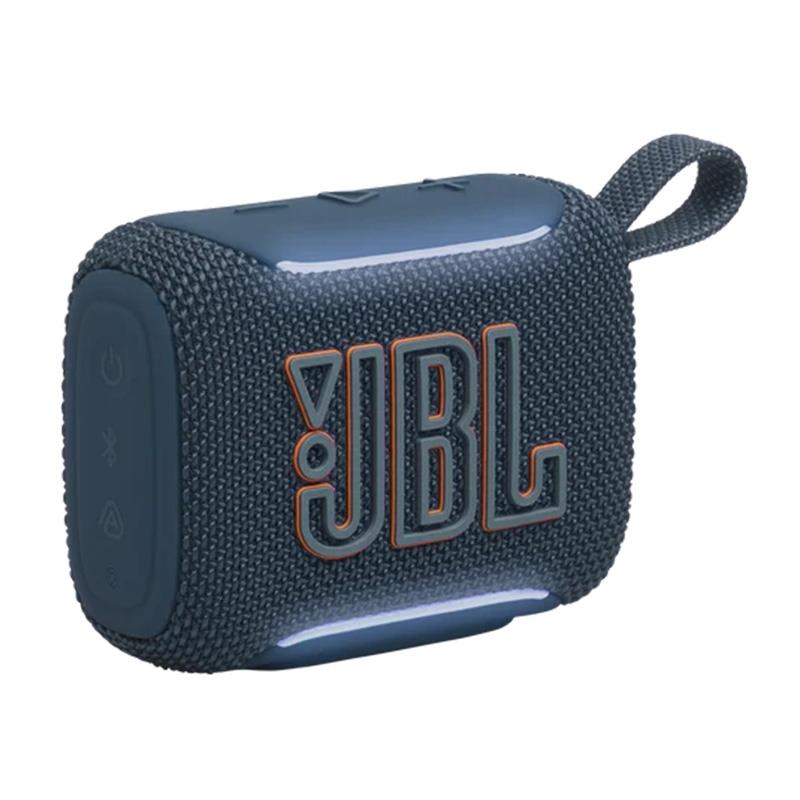 楽器種別：新品JBL/新品 商品一覧＞＞レコーディング【〜10，000円】 商品一覧＞＞モニタースピーカー/モニタースピーカー/JBL 商品一覧＞＞パワーレックは、専門スタッフに気軽に相談できる渋谷発のDTM・レコーディング機材専門フロアです。JBL Go 5 Blue (ブルー)(ジェイビーエル)(スピーカー)(IP68防水防塵)(ロスレスオーディオ)(PVCフリー)(GO5BLUJN)【国内正規品・1年保証】商品説明【製品の特長】パワフルなサウンドを、ポケットサイズで。本格的なオーディオ性能を備えたJBL GO 5。手のひらサイズの筐体からは想像できないほど、クリスタルクリアなディテールと深く豊かな低音が鳴り響きます。しかしGO 5の魅力は、アイコニックなサウンドだけではありません。新しいエッジライトがやわらかなアンビエンスを演出し、テーマの選択も可能。また電源オン、ペアリング状態、バッテリー残量を視覚的に知らせます。最大約10時間のバッテリーライフで、朝から夜まで一日中音楽をエンジョイ。IP68の防塵防水性能と耐衝撃設計が施されているため、突然の雨やうっかりと落としてしまった場合も心配はいりません。そして、もっと大きな音が欲しくなったら、GO 5を2台軽く当ててAirTouchでペアリングすれば、本格的なステレオサウンドに。また、他のAuracast対応のJBLスピーカーとつなげて、さらに迫力あるサウンドを楽しめます。JBL Portableアプリを使えば、リスニング体験を自分好みにカスタマイズすることも可能です。パワフルなサウンドを、気軽に持ち出そう。●JBLプロサウンドの最小形強化されたアンプ部と改良されたドライバーにより、これまで以上にパワフルで深みのあるJBLプロサウンドを実現。手のひらに収まるサイズから、驚くほどパワフルなサウンドを響かせます。●気分を高めるアンビエントエッジライトアンビエントエッジライトで雰囲気を演出。ライトテーマを選べるほか、電源、ペアリング状態、バッテリー残量、Auracastモードを視覚的に確認できます。●Playtime Boostで最大約8+2時間再生最大約8時間の再生に加え、Playtime Boostでさらに約2時間延長することが可能。1回の充電で、もっと長く楽しめます。●防水・防塵・耐衝撃のタフ設計ビーチやキャンプでの突然の雨に濡れたり、うっかり落としてしまっても大丈夫。IP68の防塵防水性能と優れた耐衝撃設計*で、どんな状況でも音楽を再生し続けます。 *落下による無破損・無故障を保証するものではなく、落下による破損・故障は保証の対象外となります。●Auracastで広がるサウンドAuracast対応のJBLスピーカーをワイヤレスで複数接続し、より広がりのある没入感あふれるサウンドを楽しめます。●JBL Portableアプリでカスタマイズスピーカーを思いのままに設定。7バンドEQによるサウンド調整、ライトテーマの選択、ファームウェア更新まで、JBL Portableアプリで簡単に操作できます。●JBL EasySing Mic Miniに対応JBL GO 5はJBL EasySing Mic Miniに対応しています。販売状況は地域によって異なる場合があり、別売りです。●AirTouchで瞬時にステレオペアリング2台のGO 5同士を軽く触れさせるだけで、AirTouch機能によりワイヤレスステレオ再生が即座に実現。空間にサウンドステージが広がり、音楽をより深く楽しめるようになります。PCやタブレットのステレオモニターとして映画や動画*もより楽しくなります。*リップシンクには非対応●ロスレス再生対応のピュアサウンド好みのプレイリストを高品位なまま再生。JBL GO 5はUSB Type-C経由でのロスレスオーディオ再生* に対応。細部まで鮮明なサウンドを届けます。 *最高24bit/48kHz●サステナブルなPVCフリーの筐体＆パッケージ設計JBL GO 5は、PVC（ポリ塩化ビニル）フリーの再生プラスチックとファブリック、再生素材を使用したドライバーマグネットを採用。パッケージにはFSC認証のソイインク印刷紙を使用しています。【製品の仕様】仕様一覧S/N比85 dB出力 (W)4.8 W RMSオーディオ仕様周波数特性87 Hz ?20 kHz (-6dB)スピーカードライバー45 mm / 1.75サイズ寸法（幅×高さ×奥行き）（cm）10.1 x 7.74 x 4.3寸法（幅×高さ×奥行き）（in）3.98 x 3.05 x 1.7本体重量(kg)0.23本体重量(lbs)0.51コントロール及び接続仕様サポートされている音楽ファイル形式SBC， AAC， LC3接続ポートUSB-C (in)Bluetooth プロファイルA2DP V1.4， AVRCP V1.6Bluetooth 送信周波数範囲(GHz)2.4 - 2.4835Bluetooth送信機の変調GFSK， π/4 DQPSK， 8DPSKBluetoothトランスミッター電源? 16 dBm (EIRP)Bluetooth バージョン6.0バッテリー最大動作温度40 °CバッテリータイプLi-ion 3.85 Whバッテリー充電時間3最大再生時間8特徴Playtime BoosttrueIPX定格IP68防塵対応true防水対応有Auracast対応有落下耐性有■同梱物JBL GO 5 × 1クイック・スタート・ガイド×1保証カード／安全シート×1（USBケーブルは付属していません）※ご購入いただいた製品を長く安心してご利用いただくため、 JBL国内サイトでの製品登録（無料）をおすすめしています。※詳細な製品仕様はメーカーサイトをご確認お願い致します。※ご使用前にご利用環境や動作状況などを予めご確認の上、ご購入をお願い致します。※商品の仕様、価格並びに付属品などは予告なく変更することがあります。#ジェービーエル #ジェイビーエルイケベカテゴリ_レコーディング_モニタースピーカー_モニタースピーカー_JBL_新品 SW_JBL_新品 JAN:4968929227808 登録日:2026/06/11 モニタースピーカー スタジオモニター