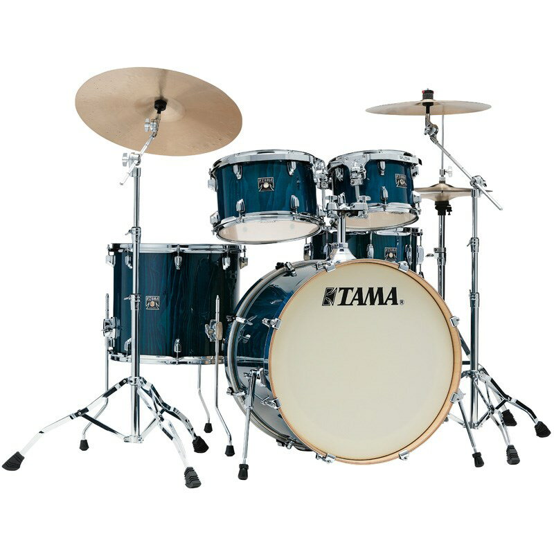 楽器種別：新品ドラムセット/TAMA 商品一覧＞＞ドラムセット【75，000円〜150，000円】 商品一覧＞＞安心してお買い物頂けるよう、スネアもシンバルも丁寧梱包でお届けします！TAMA CL52KRSP-GHP [Superstar Classic / 22インチバスドラム・シェルキット / グロス・サファイア・レースバーク・パイン]【シンバル、ハードウェア別売】商品説明Superstar Classic Drum Kit - Exotic Finishくっきりとした木目が特徴のレースバークパイン材をアウタープライに採用した新フィニッシュ！Superstar Classic はオールメイプルシェルのドラムセット。薄く成型されたメイプル材のシェルは、どんなチューニングにも繊細に反応し、心地よい音抜けと、明るくクリアーなサウンドを奏でます。また、フープには外曲げのスティール製フープを採用し、メイプル材の持つオープンで伸びやかなサウンドを更に引き立てます。タムの深さは、少し浅めのサイズを採用し、フィルインでの表情を付けやすく、また、バスドラムの上にマウントした際の高さのセッティングに幅を持たせられるような仕様にしました。こちらは、22バスドラムに10と12タムタム、16フロアタムに 14スネアドラムを加えた5点シェルキットです。＜主な特徴＞●All Maple Shells上位機種の Starclassic と同様、薄く成型されたシェルはセンシティブなレスポンスと豊かな鳴りを実現。明るくクリアーなサウンドはメイプルならでのもの。●Steel Hoop厚さ 1.6mm のスティール製外曲げフープを採用。ダイキャストフープに比べ落ち着いたトーンが特徴。オープンで伸びやかなサウンドを引き出します。●Low-Mass LugSuperstar Classic 用にデザインされたセパレートラグ。シェルとの設置面積を小さくすることで、シェル鳴りを妨げない構造です。●Star-Mount Systemドラムのレゾナンスを高める為に開発された、打面フープの4箇所で支持するマウントシステム、Star-Mount System。ブラケット部のアイボルトを左右にスライドさせることが出来るので、二つのタムタムをセットアップする際にブラケットが近づいても、アイボルトが干渉することなくセットアップすることが可能です。●Tom Holderタムホルダーは、MTH600 を採用。様々なセットアップにフレキシブルに対応可能な、シンプルで、操作性に優れたタムホルダーです。●Power Craft II HeadSuperstar Classic のドラムヘッドには TAMA オリジナルヘッド Power Craft II を採用しています。バスドラムの打面はリングミュートを内蔵したヘッド、フロント面はビンテージ風のルックスを演出するホワイトコーテッド仕様となります。＜セット内容＞バスドラム（22×16 w/タムホルダーマウント）×1タムタム（10×7）×1タムタム（12×8）×1フロアタム（16×14）×1スネアドラム（14×6.5）×1ダブルタムホルダー（MTH600）×1＜スペック＞シェル：All Maple / BD 8ply 7mm， TT/FT/SD 6ply 5mmフィニッシュ：グロス・サファイア・レースバーク・パイン(GHP)フープ：BD Wood Hoops， TT/FT/SD 1.6mm Steel Hoopsラグ：Low-Mass Lugタムマウント：Star-Mount Systemヘッド：Power Craft II※本商品のセット内容はシェルキットのみとなります。シンバルやハードウェアは付属しません。※別売りの単品ドラムを追加で購入頂くことにより、さまざまなセットアップへの拡張も行うことが可能です。サイズや価格等、お気軽にお問い合わせください。イケベカテゴリ_ドラム_ドラムセット_TAMA_新品 JAN:4549763218131 登録日:2024/03/17 ドラムセット ドラムキット タマ