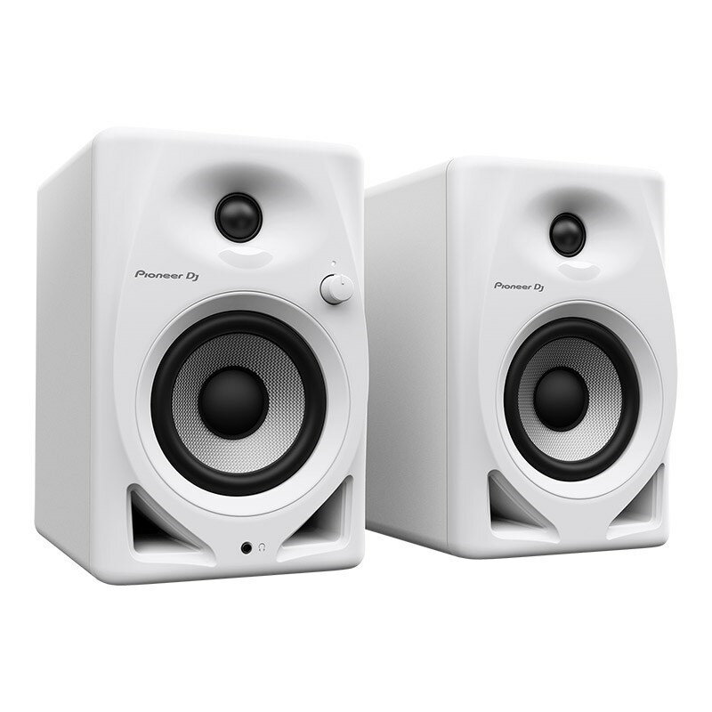 楽器種別：新品Pioneer DJ/新品 商品一覧＞＞レコーディング【10，000円〜25，000円】 商品一覧＞＞モニタースピーカー/モニタースピーカー/Pioneer DJ 商品一覧＞＞レコーディング機器買うなら、当店で！専門スタッフが迅速丁寧に対応します！Pioneer DJ DM-40D-W(ホワイト)(ペア)商品説明★4 インチ アクティブ モニタースピーカーDMシリーズは、「DM-40」の基本性能をアップデートし、細部まで聞き取りやすいなめらかさやバランスと、臨場感あふれるパワフルな低域表現を両立させるような音質にしました。DJや楽曲制作をこれから始める方でも、用途や環境に応じてDJモードとPRODUCTIONモードをノブ1つの操作で切り替えて、音質を簡単に変化させることができます。また、TRS端子が新たに搭載され、接続性が向上しています。■主な特徴●より高品質な音を実現する、進化した音響設計1. クラスDアンプ音の歪みを抑え、より力強い音とバランスのとれた音を実現するクラスDアンプと高処理レートの96kHzサンプリングDSPを搭載しました。2. DECOディフューザートゥイーター部に採用した音の指向性を広げるDECO技術による凸形状ディフューザーが進化したことにより、前モデルのDM-40より広いスイートスポットと立体感のある音像を実現します。3. タイムアライメント5インチのウーファーとトゥイーターの前後の距離差を調整したことで、再生音の帯域間の位相ズレが軽減され、くっきりとした正確な音像を再現します。4. Groove技術バスレフダクトの開口部には、DM-40に搭載されているクリアな低音を再生する当社独自のGroove技術を採用することで、壁などの反射の影響を受けずに迫力のある低音を実現します。キャビネットのフロント部を曲面にすることで、キャビネット表面での不要な音の干渉を抑制して、広がりのある高域再生を実現します。5. 4インチウーファー4インチウーファーにより、音量を上げても音がひずむことなく迫力のある音像を再現します。●DJや楽曲制作に対応する、2つのサウンドモード用途や環境に合わせてお好みの音を選択できる2つのサウンドモードを搭載しました。ノブ1つの操作でDJモードとPRODUCTIONモードに切り替えることができるため、簡単に最適な音を使い分けることができます。●多様なインターフェイスと快適な操作性RCA端子とステレオミニ端子に加え、新たにTRS端子を搭載しました。DJ機器をはじめ、より多くの機器との接続が可能になりました。 フロント部にヘッドホン出力端子が配置されているため、ヘッドホンの取り外しを快適に行うことができます。同様にボリュームノブもフロント部に搭載されているため、後ろに手を伸ばす手間を省き、容易に音量の調整が行えます。■Specifications◎主な機能・形式：2wayバスレフ型アクティブモニタースピーカー・トゥイーター：3/4インチ（19 mm）ソフトドーム・ウーファー：4インチグラスファイバーウーファー・付属品：電源コードオーディオ変換ケーブル ( 3.5 mm ステレオミニプラグ ー RCA )スピーカーコードボトムクッションクイックスタートガイド使用上のご注意Warranty◎主な仕様・最大外形寸法 (W x H x D)：Lch: 146 x 227 x 223 mm / 5.75 x 8.94 x 8.78Rch: 146 x 227 x 212 mm / 5.75 x 8.94 x 8.35・本体質量：Lch: 2.5 kg / 5.5 lbs.Rch: 2.2 kg / 4.9 lbs.・アンプ出力(ダイナミックパワー)：Lch: 19 W / 4 ΩRch: 19 W / 4 Ω・インピーダンス：10 kΩ・エンクロージャー：バスレフ型・エンクロージャー材質：MDF ビニールラミネート・消費電力：25 W・待機時消費電力 ( スタンバイ状態 )：0.3 W 以下イケベカテゴリ_レコーディング_モニタースピーカー_モニタースピーカー_Pioneer DJ_新品 SW_Pioneer DJ_新品 JAN:4573201242471 登録日:2022/05/24 モニタースピーカー スタジオモニター パイオニア パイオニアDJ