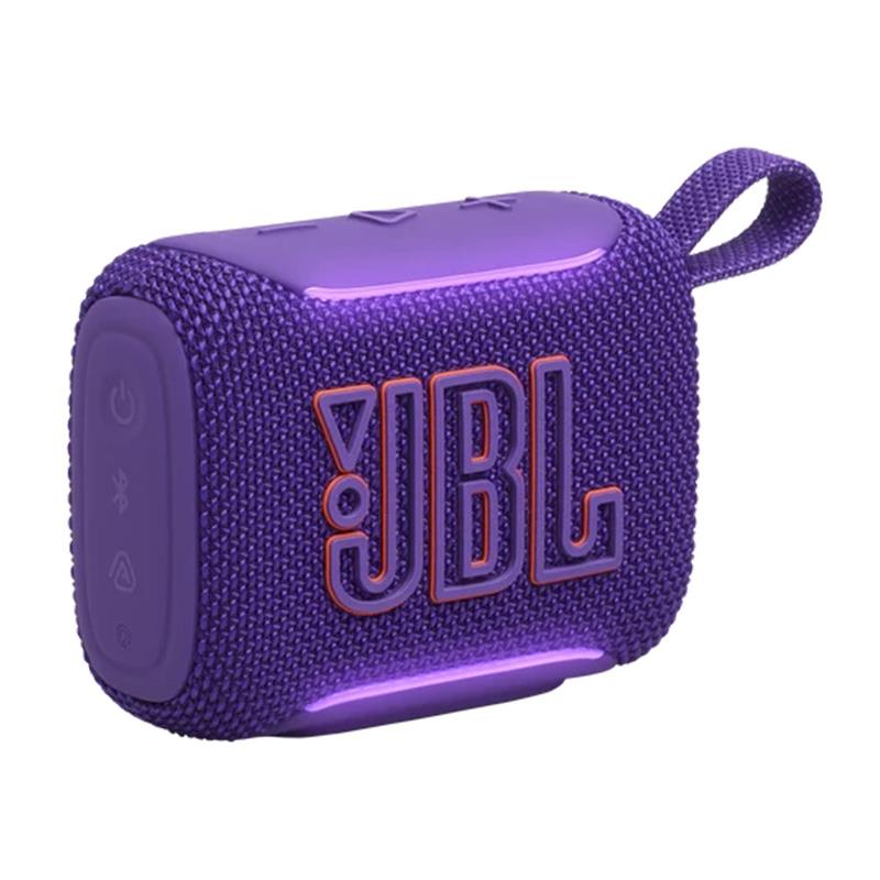 楽器種別：新品JBL/新品 商品一覧＞＞レコーディング【〜10，000円】 商品一覧＞＞モニタースピーカー/モニタースピーカー/JBL 商品一覧＞＞パワーレックは、専門スタッフに気軽に相談できる渋谷発のDTM・レコーディング機材専門フロアです。JBL Go 5 Purple (パープル)(ジェイビーエル)(スピーカー)(IP68防水防塵)(ロスレスオーディオ)(PVCフリー)(GO5PURJN)【国内正規品・1年保証】商品説明【製品の特長】パワフルなサウンドを、ポケットサイズで。本格的なオーディオ性能を備えたJBL GO 5。手のひらサイズの筐体からは想像できないほど、クリスタルクリアなディテールと深く豊かな低音が鳴り響きます。しかしGO 5の魅力は、アイコニックなサウンドだけではありません。新しいエッジライトがやわらかなアンビエンスを演出し、テーマの選択も可能。また電源オン、ペアリング状態、バッテリー残量を視覚的に知らせます。最大約10時間のバッテリーライフで、朝から夜まで一日中音楽をエンジョイ。IP68の防塵防水性能と耐衝撃設計が施されているため、突然の雨やうっかりと落としてしまった場合も心配はいりません。そして、もっと大きな音が欲しくなったら、GO 5を2台軽く当ててAirTouchでペアリングすれば、本格的なステレオサウンドに。また、他のAuracast対応のJBLスピーカーとつなげて、さらに迫力あるサウンドを楽しめます。JBL Portableアプリを使えば、リスニング体験を自分好みにカスタマイズすることも可能です。パワフルなサウンドを、気軽に持ち出そう。●JBLプロサウンドの最小形強化されたアンプ部と改良されたドライバーにより、これまで以上にパワフルで深みのあるJBLプロサウンドを実現。手のひらに収まるサイズから、驚くほどパワフルなサウンドを響かせます。●気分を高めるアンビエントエッジライトアンビエントエッジライトで雰囲気を演出。ライトテーマを選べるほか、電源、ペアリング状態、バッテリー残量、Auracastモードを視覚的に確認できます。●Playtime Boostで最大約8+2時間再生最大約8時間の再生に加え、Playtime Boostでさらに約2時間延長することが可能。1回の充電で、もっと長く楽しめます。●防水・防塵・耐衝撃のタフ設計ビーチやキャンプでの突然の雨に濡れたり、うっかり落としてしまっても大丈夫。IP68の防塵防水性能と優れた耐衝撃設計*で、どんな状況でも音楽を再生し続けます。 *落下による無破損・無故障を保証するものではなく、落下による破損・故障は保証の対象外となります。●Auracastで広がるサウンドAuracast対応のJBLスピーカーをワイヤレスで複数接続し、より広がりのある没入感あふれるサウンドを楽しめます。●JBL Portableアプリでカスタマイズスピーカーを思いのままに設定。7バンドEQによるサウンド調整、ライトテーマの選択、ファームウェア更新まで、JBL Portableアプリで簡単に操作できます。●JBL EasySing Mic Miniに対応JBL GO 5はJBL EasySing Mic Miniに対応しています。販売状況は地域によって異なる場合があり、別売りです。●AirTouchで瞬時にステレオペアリング2台のGO 5同士を軽く触れさせるだけで、AirTouch機能によりワイヤレスステレオ再生が即座に実現。空間にサウンドステージが広がり、音楽をより深く楽しめるようになります。PCやタブレットのステレオモニターとして映画や動画*もより楽しくなります。*リップシンクには非対応●ロスレス再生対応のピュアサウンド好みのプレイリストを高品位なまま再生。JBL GO 5はUSB Type-C経由でのロスレスオーディオ再生* に対応。細部まで鮮明なサウンドを届けます。 *最高24bit/48kHz●サステナブルなPVCフリーの筐体＆パッケージ設計JBL GO 5は、PVC（ポリ塩化ビニル）フリーの再生プラスチックとファブリック、再生素材を使用したドライバーマグネットを採用。パッケージにはFSC認証のソイインク印刷紙を使用しています。【製品の仕様】仕様一覧S/N比85 dB出力 (W)4.8 W RMSオーディオ仕様周波数特性87 Hz ?20 kHz (-6dB)スピーカードライバー45 mm / 1.75サイズ寸法（幅×高さ×奥行き）（cm）10.1 x 7.74 x 4.3寸法（幅×高さ×奥行き）（in）3.98 x 3.05 x 1.7本体重量(kg)0.23本体重量(lbs)0.51コントロール及び接続仕様サポートされている音楽ファイル形式SBC， AAC， LC3接続ポートUSB-C (in)Bluetooth プロファイルA2DP V1.4， AVRCP V1.6Bluetooth 送信周波数範囲(GHz)2.4 - 2.4835Bluetooth送信機の変調GFSK， π/4 DQPSK， 8DPSKBluetoothトランスミッター電源? 16 dBm (EIRP)Bluetooth バージョン6.0バッテリー最大動作温度40 °CバッテリータイプLi-ion 3.85 Whバッテリー充電時間3最大再生時間8特徴Playtime BoosttrueIPX定格IP68防塵対応true防水対応有Auracast対応有落下耐性有■同梱物JBL GO 5 × 1クイック・スタート・ガイド×1保証カード／安全シート×1（USBケーブルは付属していません）※ご購入いただいた製品を長く安心してご利用いただくため、 JBL国内サイトでの製品登録（無料）をおすすめしています。※詳細な製品仕様はメーカーサイトをご確認お願い致します。※ご使用前にご利用環境や動作状況などを予めご確認の上、ご購入をお願い致します。※商品の仕様、価格並びに付属品などは予告なく変更することがあります。#ジェービーエル #ジェイビーエルイケベカテゴリ_レコーディング_モニタースピーカー_モニタースピーカー_JBL_新品 SW_JBL_新品 JAN:4968929227839 登録日:2026/06/11 モニタースピーカー スタジオモニター