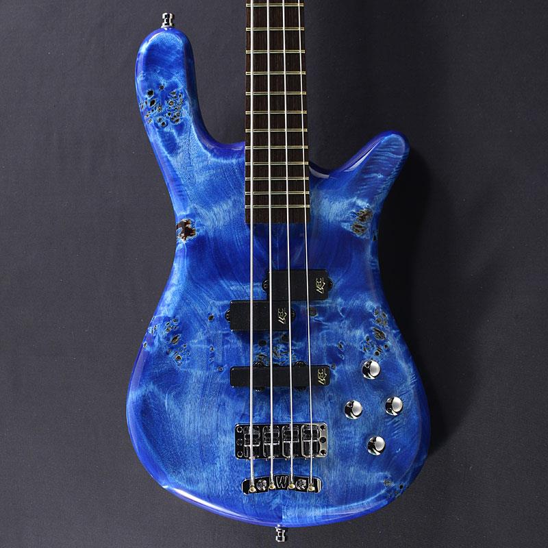 楽器種別：新品Warwick/Streamer 商品一覧＞＞Warwick/新品 商品一覧＞＞ベース【430，000円〜805，000円】 商品一覧＞＞エレキベース/小型ボディ・多フレット/Warwick 商品一覧＞＞当店のベースは、出荷前に専門スタッフが検品・調整しているので安心です！Warwick Pro Series Streamer LX 4st Birdseye Poplar Top (Bleached Blue TP HP) [Ikebe 50th Anniversary Special Edition] #013979商品説明【イケベ楽器店創業50周年モデル】イケベスタッフがドイツ工場にて木材をセレクト＆オーダーした「バーズアイポプラ」トップのスペシャルエディション！Warwick× イケベの長年の信頼関係を元に、50周年特別企画として実現したスペシャルエディションモデル。国内初のショップオーダーによるプロシリーズ（ドイツ製）モデルとなります。Warwickの礎を築いた代表格モデルを網羅する、ドイツ製レギュラーシリーズであるプロシリーズ。通常はカスタムスペックは受注不可の本シリーズですが、ドイツ本国での直接のディスカッション/材選定、そしてなによりもハンス・ピーター会長/二コラ新社長を含む現地スタッフ＆国内代理店との長年の強いパートナーシップから実現した、「レギュラー価格帯でありながら、ショップオーダーらしい個性を活かしたスペック」を持ったイケベ渾身のモデルです。ベーシックとしたのは、ブランドの代表格ストリーマーシリーズのスタイルはそのままに、ボルトオン仕様とすることによりコストパフォーマンスに長けたモデルとなるLX。ラウンドした小ぶりなボディにより、奏法を問わず高い演奏性を誇る人気モデルです。オヴァンコール/ウエンジという代名詞ともいえるエキゾチックウッドを採用した硬質なネックに、MECピックアップ、ヘヴィー＆タイトなセパレートブリッジ、効きの良い2バンドEQ等、ハイミッドのアタックが効いたワーウィックらしい良い意味でのクセの部分と、ライブ/REC問わず対応可能な扱いやすさを共存させた定番スペックを採用。そして何よりも強い個性を放つのはボディからくるそのルックス。生き物のような蠢くコブを持つ「バーズアイポプラ」をボディトップに、またその木目を最大限活かすマッチングを過去の膨大なアーカイブからセレクトした、カタログ外の重厚なカラーリングを採用しました。通常モデルにはない個性的なルックスに仕上げつつも、従来のクオリティはそのまま（むしろ限定生産の為か、気合の入った作りが感じとれます）で、Warwickならではの個性溢れるサウンドをお楽しみ頂けます。もちろん重量、木目、質感など、ドイツ現地工場にて膨大な木材ストックの中からイケベスタッフが1枚1枚丁寧にセレクトいたしました。ボディ材によるルックス面での個体のオリジナリティも非常に強く、シリーズ生産ながら「世界に1本のベース」を強く感じて頂ける仕様に仕上がっています。かねてからのWarwickとの強い信頼関係と、イケベ50周年という特別な機会により実現したスペシャルモデル、是非ご体感ください。Weight: ≒3.68kg商品詳細Machineheads : Warwick Machine HeadsNut : Just-A-Nut III TedurNeck Wood : Ovangkol neckFretboard : Wenge fingerboardFluorescent Side Dot : Fluorescent Side DotsFingerboard Radius : 20 inch (508 mm)Scale length : 34 inch / 864 mm (long scale)Width Nut : 38，5 mm / 1.5 inchWidth 12th fret : 54，0 mm / 2.1 inchWidth 24th fret : 62，1 mm / 2.4 inchFret quantity material and size : 24 Jumbo Bronze (extra hard) Frets (Width: 2.9 mm / Height: 1.3 mm)Frets : IFT - Invisible Fretwork TechnologyBody Shape : Curved Body ShapeBodywood (Topwood / Backwood) : Hand Selected Birdseye Poplar / Alder backPickups : Active MEC P/J pickupsElectronic : Active MEC 2-way electronicsPot layout : Volume (P/P) / balance / bass / trebleBridge system : Warwick 2-piece solid brass 3D bridgeStrap system : Warwick Security LocksConstruction : Bolt-OnHardware colour : ChromeColor : Bleached Blue Transparent High Polishギグケース付属イケベカテゴリ_ベース_エレキベース_小型ボディ・多フレット_Warwick_Streamer_新品 SW_Warwick_新品 JAN:4033685542783 登録日:2026/05/14 エレキベース ワーウィック ストリーマー