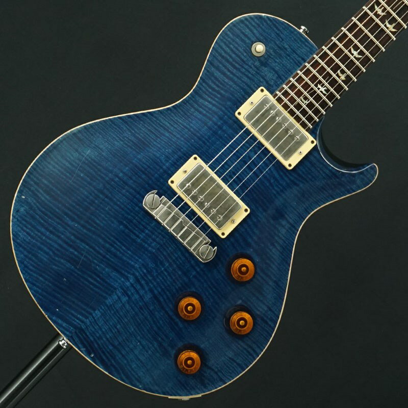 楽器種別：ユーズドP.R.S./PRS CORE MODELS (Custom／McCarty) 商品一覧＞＞P.R.S./ユーズド 商品一覧＞＞エレキギター【185，000円〜355，000円】 商品一覧＞＞レスポールタイプ/P.R.S. 商品一覧＞＞当店のギターは、出荷前に専門スタッフが検品・調整しているので安心です！P.R.S. USED 中古 2006 SingleCut 20th Anniversary 10Top(Blue Matteo) 【SN.6109752】商品説明20周年！2006年製のシングルカット！歴戦の雰囲気漂うプレイヤーズコンディション中古品が入荷！定番のBlue Matteoカラーのシングルカット！2006年の20周年製！重量は3.99kgと重厚感があり、外観の傷や使用感も相まって雰囲気は抜群！白濁はほんのり部分的にございますが美しい10トップのフレイムメイプルトップは健在です！当個体状態といたしましては、ボディ全体にスレキズ、弾きキズ、色やけ、うち傷、欠け、ほのかなペグのかたつき、ポット交換、ノブ交換、エスカッションビス交換、エンドピン交換(シャーラーセキュリティロック用)ハードウェアのくすみさび…など使用感、パーツ交換の痕跡がかなり御座いますプレイヤーズコンディションとなっております。フレットは7割程度の高さを残し、ネックコンディションやトラスロッド、電装系含め演奏面で問題はございませんので、まだまだ末永くお付き合いいただける1本としてお迎えいただけます！貴重なシングルカット！この機会に是非ご検討ください！ソフトケースのみ付属Weight≒3.99kg商品詳細Body:Mahogany Back/Flame Maple TopNeck:MahoganyFingerboard:RosewoodConstruction:Set-neckFret:22Nut width:43.0mmScale:25Control: 2Volume/2Tone 3waySW Pickups:PRS 7 BASS TREBLEMachine head:Vintage KLUSONBridge:Stoptail Bridgeイケベカテゴリ_エレキギター_レスポールタイプ_P.R.S._PRS CORE MODELS (Custom／McCarty)_ユーズド SW_P.R.S._ユーズド JAN:2500010503464 登録日:2025/05/02 ギター ピーアールエス