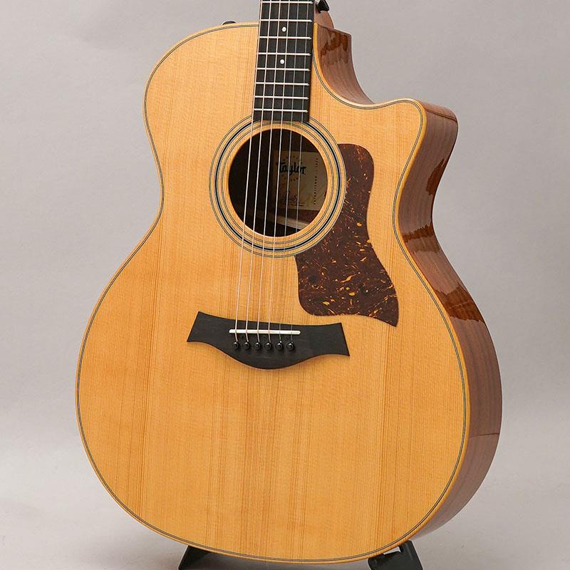 楽器種別：新品TAYLOR/新品 商品一覧＞＞アコースティック・エレアコギター【200，000円〜380，000円】 商品一覧＞＞エレアコギター/TAYLOR 商品一覧＞＞アコギ買うなら、当店で！出荷前の検品・調整はもちろん、丁寧梱包でお届けします！TAYLOR 314ce Studio Natural テイラー商品説明当モデルはベストセラーモデル314ceの基本的なスペックを継承しながら、トップにトリファイド・スプルースを採用するなど、新しい改良や試みが見られ、従来のモデルとは一味異なり、完成されたアナザーワン。近年のTaylorに搭載されているV-Classブレーシングは、トップ材の動きを見極め、弦振動がロス無くトップ材全体に伝わり、より振動させるように考えられた設計となっており、それにより音量やサスティーンの向上と共に、イントネーションの正確さをも持つブレーシングパターン。トップの強度を保つという基本的な性能を保持しつつ、より豊かでクリアー、そして繊細なピッキングニュアンスにも反応するセンシビティをも兼ね備えたTaylorの新次元のサウンドを是非ご堪能ください。熱処理されたトリファイドスプルースをトップ材にあしらうことにより、長年弾きこみ熟成されたアコーステックのような鳴り感や温かみを演出。こちらはサイド＆バックに採用されているサペリ材と非常に相性が良く、音の芯は持ちながらも和音の角が取れたような纏まりがあり、プレーンで甘みを感じさせます。さすがは万能と呼ばれる314、弾き語りやバンドアンサンブルなどジャンルを選ばずに心地よい立ち位置で楽曲を支えてくれるでしょう。ピックアップ・システムにはTaylorオリジナルのピックアップシステムのExpression System II（エクスプレッション・システム II）を搭載。ES2のピエゾはサドルの下ではなく、サドルの側面に接する構造で、コンプレッション感の無いよりクリアなサウンド。それによりボディ全体の振動を忠実にアウトプットすることが可能となっています。現行の314ceはナット幅が約44.5mmのワイド・シンなネックですが、当モデルは約42.9mmの所謂ナローネック。小柄な手に馴染み易く、ノンストレスでスムースなフィンガリングが実現可能。ルックス面でも通常の314ceと差別化がされており、黄色味かかったトリファイドスプルース、小麦色のサペリ材。サイド＆バックはグロス仕上げになっており、より高級感さえも感じるデザインとなっています。新たな314、Taylorのニュー・スタンダードとなるような可能性溢れるモデルに仕上がってます！商品詳細Top:Torrefied SpruceBack&Side:SapeleNeck:Neo-Tropical MahoganyBracing:V-Class BracingFretboard:West African Crelicam EbonyHeadstock Overlay:West African Crelicam EbonyBody Finish:GlossNut/Saddle:White NuBone Nut， White Micarta SaddleTuners:Taylor Nickel with Nickel ButtonsFretboard Inlay:Faux Pearl 4mm DotsRosette:Black Plastic 3 RingElectronics:Expression System 2 (ES2)Scale:25 1/2Neck Width:1-11/16ギグバッグ付属イケベカテゴリ_アコースティック・エレアコギター_エレアコギター_TAYLOR_新品 SW_TAYLOR_新品 JAN:0887766134572 登録日:2026/02/27 エレアコ テイラー テーラー