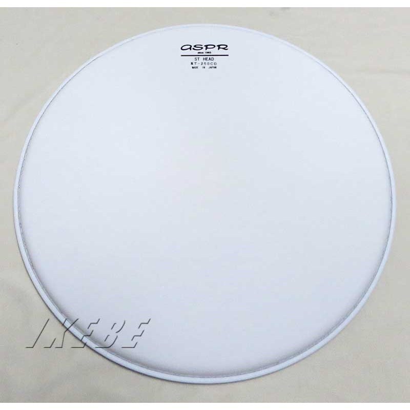 楽器種別：新品ASPR/新品 商品一覧＞＞ドラム【〜5，000円】 商品一覧＞＞ドラムヘッド/タム用/ASPR 商品一覧＞＞安心してお買い物頂けるよう、スネアもシンバルも丁寧梱包でお届けします！ASPR ST-250CD16 [ST type (ST Head) / Clear Film 0.25mm / Coated 16 with Center Dot] 【お取り寄せ品】商品説明☆ASPR(アサプラ)/ドラムヘッド☆【ST type (ST Head)】アサプラ・クオリティが生み出す信頼のスタンダード・ヘッドストレートなフィルム素材を用いた明るく豊かな響きと自然なタッチ、倍音の発生を程よく抑制しながら音程感とのバランスを考慮して熟練の職人が1枚1枚丁寧に製作した信頼の品質。豊富なバリエーションはジャズ、ロック、クラシックを問わず、幅広い現場で確実な答えを提供。これまで他社製ヘッドを使用していた方にも違和感なくお使い頂けると思います。ナチュラルで多彩な響きとアサプラならではの信頼のサウンド---最高品質のスタンダード・ヘッドSTシリーズが、ヘッドの基準を変えます！【アサプラ標準のフィルム固定方式鉄芯ASPRロック】アサプラでは6〜18のヘッドのフープの成型に、芯金に巻きつけたフィルムをさらに外枠で巻き込むように包むASPRロックという技術を標準で採用しています。商品詳細●ST-250CDスタンダードな仕様ながら、アサプラ製の魅力を実感できるオールマイティ・ヘッド「ST-250C」の裏面にドットを貼り、音色を大きく変化させずに耐久性を高めた仕様。素材：ストレート・フィルム（クリア）・センタードット付き表面仕上げ：ホワイト・コーティング厚さ：250（0.25mm） → ナチュラルな打感と幅広いチューニング・レンジを持つ標準タイプ[スタッフコメント]いわゆる、世界的に標準と言われる、「REMOコーテッド・アンバサダー」を意識した、オールマイティにお使いいただける、標準的なモデルの裏面の中心にドットを貼り付けており、アタック感が増したサウンドが得られます。日本製で、一枚一枚ハンドメイドで製造されております。※画像は14インチです。イケベカテゴリ_ドラム_ドラムヘッド_タム用_ASPR_新品 SW_ASPR_新品 JAN:2500210000381 登録日:2021/05/06 ドラムヘッド アサプラ