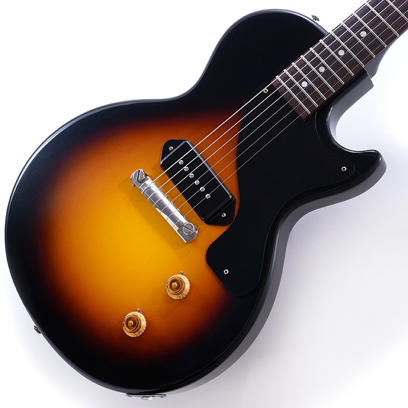 楽器種別：新品エレキギター/Gibson 商品一覧＞＞エレキギター/Gibson/Custom Shop 商品一覧＞＞エレキギター【320，000円〜600，000円】 商品一覧＞＞当店のギターは、出荷前に専門スタッフが検品・調整しているので安心です！Gibson 1957 Les Paul Junior Single Cut Reissue VOS (Vintage Sunburst) #731311商品説明シンプリシティの極み、替えの利かない王道のサウンドを提唱サウンド、プレイアビリティ、ルックスの最高峰である、ギブソン・カスタムは、伝統的工程と最新技術の融合、そして卓越したクラフツマンシップにより、歴史を継承する製品と、新たな時代に向けた革新的な製品を生み出しています。1954年に登場したレスポール・ジュニアは、シングル・ピックアップ、2コントロール（1ボリューム、1トーン）を配し、一切の装飾を省いたシンプルの極みと言えるモデルでした。その潔く絞り込まれたスペックとジュニアならではの個性的なサウンドとルックスは、当初想定されていたビギナーや学生向けのエントリー・モデルという枠を超え、やがて前衛的で嗅覚の鋭いプロギタリストを魅了するようになっていきました。アンプ直のストレートなサウンドを愛するロックンロール・ギタリストから明るく歯切れの良いアコースティック・サウンドを奏でるシンガーまで、クラシック・ロックや近年のポップ・ミュージックにおいて、そのサウンドが活躍している例は枚挙にいとまがありません。カスタムショップは勿論、ヴィンテージのジュニアの製法を心得ています。ソリッド・マホガニーによるボディとネック、ハイドグルー（にかわ）接着、インディアン・ローズウッド指板といったハイエンド・モデルのスペックを押さえたレスポール・ジュニアのリリースは原点回帰と言えます。商品詳細BodyBody Material：1-Piece Solid MahoganyWeight Relief：NoneFinish：Nitrocellulose VOS (Vintage Patina)NeckNeck Material：Solid MahoganyNeck Profile：50s Rounded Medium CScale Length：24.75 / 62.865cmFingerboard Material：Indian Rosewood， Hide Glue FitFingerboard Radius：12 / 304.8mmNumber of Frets：22Frets：Authentic Medium-JumboNut Material：NylonNut Width：1.687 / 42.85mmEnd-of-Board Width：2.24 / 56.89mmInlays：Pearloid DotHardwareFinish：NickelBridge：WraparoundTailpiece：WraparoundPick Guard：BlackTruss Rod Cover：Single-ply BlackControl Knobs：Gold Top HatsSwitch Tip：AmberJack Plate：Black Multi-PlyStrings：.010， .013， .017， .026， .036， .046ElectronicsBridge Pickup：Custom Dog-Ear P90Controls：CTS 500K Audio Taper Potentiometers， Paper-in-Oil CapacitorWeight≒3.51kgハードケース、認定書、他付属イケベカテゴリ_ギター_エレキギター_Gibson_Custom Shop_新品 JAN:4580228787335 登録日:2023/09/06 エレキギター ギブソン カスタムショップ