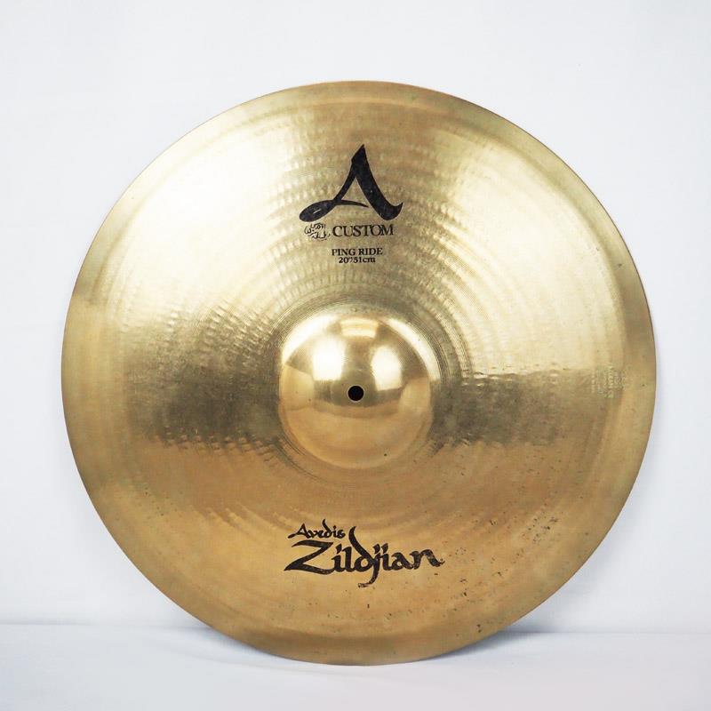 楽器種別：ユーズドZildjian/A Custom 商品一覧＞＞Zildjian/ユーズド 商品一覧＞＞ドラム【20，000円〜45，000円】 商品一覧＞＞シンバル/ライド/Zildjian 商品一覧＞＞安心してお買い物頂けるよう、スネアもシンバルも丁寧梱包でお届けします！Zildjian USED 中古 A Custom Ping Ride 20 [NAZLC20PR][2842g]商品説明【現在は生産完了となっているAカスタムピングライド20インチの中古品が入荷！】【Fast Modern + Shimmering 〜研ぎ澄まされた感性と輝き〜】A Customアーティストとのコラボレーションにより新たなハンマリングテクノロジーを開発し、A Zildjianがさらにスムーズでスウィート、かつ知的な音色へと進化。レコーディングからライブまで多様なシーンに対応するモダンサウンドが定評。＜Ping Ride＞Aカスタムライド・ミディアムライドよりヘビーウエイトでスティック感が明快な、ハイエンドに輝きのあるライド。サイズ：20ウェイト：Medium Heavy※中古品のためキズや汚れ、打痕など使用感がございます。予めご了承くださいませ。イケベカテゴリ_ドラム_シンバル_ライド_Zildjian_A Custom_ユーズド SW_Zildjian_ユーズド JAN:2530000500296 登録日:2026/09/08 シンバル ジルジャン Aカスタム