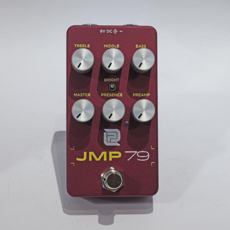 楽器種別：新品LPD PEDALS/新品 商品一覧＞＞エフェクター【20，000円〜45，000円】 商品一覧＞＞ギター用エフェクター/歪み系/オーバードライブ/LPD PEDALS 商品一覧＞＞安心してお買い物頂けるよう、コンパクトもマルチも丁寧梱包でお届けします！LPD PEDALS JMP79商品説明LPD Pedals JMP79プリアンプのご紹介です。ローレンスの象徴的な1979年製ブリティッシュ・スタックにインスパイアされたこのペダルは、ヴィンテージの魔法をあなたの機材に直接お届けします。忠実なエミュレーションにより、時代を象徴する唸り、温かみ、そしてパンチの効いたサウンドを体感できます。オリジナルと同様に、プリアンプ、マスター、ベース、ミドル、トレブル、プレゼンスというクラシックなコントロールレイアウトで、思い通りのサウンドを自在にコントロールできます。さらに、3ポジションのブライトキャップスイッチで、高域のバイト感を、焼けつくようなリードサウンドから、厚みのあるクリーミーなリズムサウンドまで、様々な機材のニーズに合わせて調整できます。JMP79は単なるペダルではなく、現代にあなたのトーンを刻むタイムマシンのようなペダルです。・トゥルーバイパス・電源：9VDCセンターマイナス・消費電流：20mA＠9VDCイケベカテゴリ_エフェクター_ギター用エフェクター_歪み系_オーバードライブ_LPD PEDALS_新品 SW_LPD PEDALS_新品 JAN:4573633060544 登録日:2025/06/20 オーバードライブ エルピーディーペダルズ LPDPEDALS