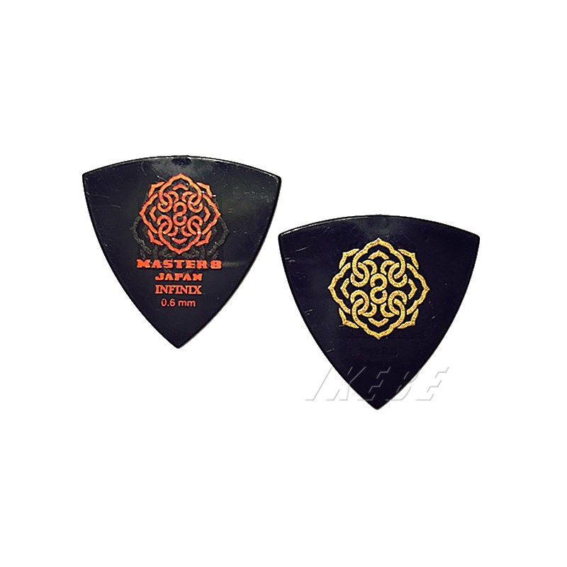 楽器種別：新品MASTER8 JAPAN/新品 商品一覧＞＞楽器アクセサリ【〜5，000円】 商品一覧＞＞ピック/MASTER8 JAPAN 商品一覧＞＞品揃え豊富な当店なら弦、パーツ、ケーブルなどのアクセサリーがまとめて揃います！MASTER8 JAPAN INFINIX TRIANGLE HARD GRIP 0.6mm [IFS-TR060]商品説明INFINIXシリーズ HARD GRIPタイプMASTER8 JAPANが初めて世に放つ、次世代の新素材のピック「INFINIX」。ギターピックに史上初めて採用した特殊プラスチックで柔軟性、形状記憶性、対磨耗性に優れています。ピックに使用される通常のプラスチックに比べピッキングノイズが少なく、弦への吸い付きも非常に良い素材です。磨耗に対しても強く、長時間の演奏でもピックが削れにくいので変わらないニュアンスでのプレイが可能になります。握り心地も鼈甲に近く指への密着性があるためグリップ感の良さはすでに好評を得ています！ニュースタンダードとなる新素材です！両面に施された滑り止めつきのHARD GRIP仕様により、ハードなピッキングはもちろんストロークプレイの多いアコースティックにもオススメです。■厚さ：0.6mm■形状：トライアングルイケベカテゴリ_楽器アクセサリ_ピック_MASTER8 JAPAN_新品 SW_MASTER8 JAPAN_新品 JAN:4582490220121 登録日:2016/05/12 ピック ギターピック マスター8