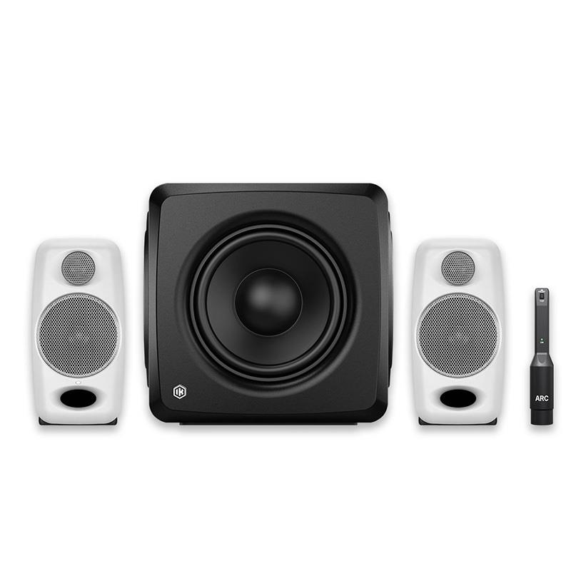 楽器種別：新品IK Multimedia/新品 商品一覧＞＞レコーディング【100，000円〜200，000円】 商品一覧＞＞モニタースピーカー/モニタースピーカー/IK Multimedia 商品一覧＞＞パワーレックは、専門スタッフに気軽に相談できる渋谷発のDTM・レコーディング機材専門フロアです。IK Multimedia iLoud Micro Monitor + iLoud Sub 2.1 Bundle (White)(iLoud 2.1 Bundles)(2.1ch制作環境向け)(アイケーマルチメディア)(モニタースピーカー)(サブウーファー)商品説明★バンドルシリーズでは、コンパクトながら圧倒的な解像度を誇るiLoud Micro Monitor、そのプロ仕様モデルiLoud Micro Monitor Pro、そして進化したiLoud MTM MKIIの各モデルを、低域管理の要となるiLoud Subと組み合わせて導入いただけます。最新アップデートARC X Immersiveにより、音楽制作の標準である2.1ch環境から次世代のイマーシブ環境まで、あらゆるセットアップで圧倒的な精度を誇るキャリブレーションを実現します。●理想的な2.1ch制作環境を手軽に構築現代の音楽制作において不可欠な低域管理を、これまで以上にシンプルかつ正確に行えます。iLoud Subとメイン・モニターを組み合わせることで、サブウーファーのタイム・アライメントや位相補正を含めたフルレンジ・キャリブレーションを自動で実行。小規模なスタジオやデスクトップ環境であっても、スピーカー全体が一つのシステムとして機能するプロフェッショナルな2.1ch環境を短時間で構築可能です。●ハードウェアDSPによる信頼の補正処理ARC X対応のiLoudモニターは、解析された補正データをハードウェア本体のDSPに直接保存します。これにより、DAW、動画再生、アナログ入力を問わず、あらゆる再生ソースにおいて常に一貫したリファレンス・サウンドを提供します。コンピュータのCPU負荷を気にすることなく、常に補正された正確な音でのモニタリングが可能です。【iLoud Micro Monitor】コンパクトかつ高音質なリファレンス・モニターリニアな周波数特性。カラーレーションが無いこと。透明感のあるクリアな音質。余裕のあるヘッドルーム。どれもスタジオ・リファレンス・スピーカーに求められる、欠かせない要件です。なるほど、確かにそれなりのサイズと価格のスタジオ・モニターならこれらの要件を実現しています。しかしながら、狭いデスクトップでも容易に設置可能なサイズのスピーカーとなるとどうでしょう?容易に持ち運び可能なコンパクト・サイズのスピーカーでは? そうしたニーズにお応えできるのが、世界最小のアクティブ・スタジオ・リファレンス・モニター、iLoud Micro Monitorです。カラーレーションの無い極めて正確な周波数レスポンスを実現した iLoud Micro Monitor は、狭いデスクトップの音楽制作環境からツアー中のホテルまで、さまざまな環境でスタジオ・クオリティのモニタリング環境を実現してくれます。iLoud Micro Monitorは、極めてポータブルなエンクロージャーにも関わらず、クリアな音質で、50W RMS の高出力を実現した世界最小のアクティブ・スタジオ・リファレンス・モニターです。ウーファー、トゥイーターそれぞれを独立したアンプで駆動するバイ・アンプ設計により、音楽制作、アレンジ、ミックス時にもお使いいただける、正確でリニアな周波数特性を実現しています。 iLoud Micro Monitorは、いつでも、どこへでも持ち運ぶことができる、頼れるモニター・システムと言えるでしょう。バッグにも容易に収まるiLoud Micro Monitorがあれば、自宅、スタジオ、ホテルと場所を問わず、いつでも、どこでも、クリアな音質の信頼できるスタジオ・リファレンス・モニター・システムをお使いいただけるのです。設置面積を抑えながらもIK伝統のハイ・パワーIKのBluetoothスピーカーのiLoudが発売された時、ポータブル・スピーカーの業界スタンダードが変わったと言っても過言ではでしょう。iLoud Micro Monitorは、この伝統を確かに受け継いだ進化形です。極めてコンパクトなそのエンクロージャーから予想もできないほどの、透明感のあるクリアなサウンドで、なおかつハイ・パワーの出力を誇ります。 iLoud Micro Monitorには、カスタム・メイドの複合素材によるしっかりとした材質の3インチ・ウーファー、3/4インチのシルク・ドーム・トゥイーターが搭載され、計4つの超高能率のクラスDアンプで駆動されています。合計50W RMSというクラスを超えた余裕のあるパワーと入念に設計された前面のバスレフ・ポートにより、どこまでも透明に澄み切った高音域、濁りのない鮮明な中音域から、55Hz(-3dB)までの驚くほど豊かな低音域まで、リニアな周波数特性であなたのサウンドを再生してくれるのです。驚くほど透明で、明瞭なサウンドiLoud Micro Monitorで音楽を再生すると、まずはそのサウンドの明瞭さに驚かされることでしょう。その秘密は、内蔵された56-bit DSPによる位相、周波数特性のコントロールにあります。長年に渡るIK Multimediaのフィルター開発において培われた技術を基に、入念にデザインされたクロスオーバーの設定、ウーファー、トゥイーター、それぞれから発せられるサウンドが聴く人の耳に届くタイミングをコントロールするタイムアライメントの処理が、このDSPテクノロジーで実現されています。これまで小さなスペースでは不可能と考えられていた正確な位相、定位と、リニアな周波数特性を実現したのです。大抵のホーム・スタジオは、理想的なワーク・スペースからすれば小さく、ベッドサイドの壁に沿って置かれた机の上に、すべての機材が設置されている、などといった状況もしばしばです。大抵のモニター・スピーカーはこうした作業環境を意図して設計されたものではありません。そしてその結果、ブーミーで、ぼやけた不鮮明なサウンドになりがちです。 横幅9 cm、奥行き13.5 cmのiLoud Micro Monitorならば、こうした環境に設置しても作業スペースを犠牲にすることはありません。加えて、内蔵DSPをコントロール可能な3つのEQスイッチを備えており、設置される環境にあわせてサウンドを最適化することができます。デスクトップ設置時に机の上に置かれたさまざまな物による音の乱反射を補正するDESKTOPモードの他、低域、高域の補正を行う3つのEQスイッチが装備されています。iLoud Micro Monitorの底面に装備されたスタンドにより、2段階の角度調節が可能です。耳の位置よりも低い場所に設置するときは、このスタンドを立てて、ウーファーとツィーターのサウンドがクロスオーバーする「スィート・スポット」を、あなたの耳の高さにあわせることができるのです。すなわち、ボーカルやギターなど、より鮮明な中音域を聴くことができるのです。ライン接続だけでなくBluetooth接続にも対応iLoud Micro Monitorは、併せてお使いいただく機材を選びません。iLoud Micro Monitorには、RCA、1/8インチ・ステレオ・ミニ端子を装備している他、Bluetooth接続にも対応しています。音楽制作、ビデオの編集などの作業時にはライン接続、日常のリスニング時にはワイヤレス接続と、さまざまなシーンでの使用目的に合わせてお使いいただけます。ノートPCの最良のパートナー近年、ノートPCの大幅な処理能力の向上に伴い、自宅でも、スタジオでも、一貫してノートPCで音楽制作を行う方が増えています。それぞれ180mm × 135mm × 90mm、ステレオ・ペアでも1.7kgと、機材用のバッグやバックパックなどにも容易に収納して持ち運びできるコンパクトな筐体のiLoud Micro MonitorとハイスペックのノートPCを持ち運ぶ。まるでフル装備のスタジオを持ち運んでいるかのようではありませんか?【iLoud Sub】●正確な低域で、完璧なスタジオ・サウンドをiLoud Sub は、これまでのサブ・ウーファーの概念を一新する製品です。市場で最小クラスの筐体ながら、深く、正確で、完璧にコントロールされたローエンドを実現。iLoud シリーズはもちろん、あらゆるスピーカーと組み合わせて、スタジオ・クラスのモニタリング環境を構築できます。iLoud Sub は、組み合わせるモニターのメーカーを問わず、システム全体を自動でキャリブレーションできる唯一のサブ・ウーファーです。これにより、低域から高域まで、全帯域にわたってバランスの取れた、正確で信頼できるモニタリング環境を提供します。ARC X を駆動する高度な DSP を搭載する iLoud Sub は、ミックスに絶対的な自信をもたらし、作品を本来あるべき正確なサウンドで再生します。●妥協のない低域、クラス最小サイズiLoud Sub は、空間との完璧なバランスを保ちながら、フルレンジの明瞭さと深みのある低域を実現するように設計されています。従来の同クラスのスタジオ用サブ・ウーファーと比較して、サイズは圧倒的に小さく、設置場所に悩むこともありません。一方で低音の再生能力に妥協はなく、25 Hz まで伸びるパワフルなローエンドは、タイトで正確、そして音楽的なレスポンスを維持し、あらゆるミックスで信頼できる低域再生を実現します。●ARC X : より良いミックスへの鍵iLoud Sub は、ARC の高度なアルゴリズムを内蔵しており、設置された部屋の音響特性を解析し、組み合わせたモニターを含むシステム全体を最適な状態にキャリブレーションします。左右のスピーカーのメーカーやモデルを問わず、ARC X が音響に起因するクセを補正し、フラットでバランスの取れたモニタリング環境を提供します。その結果、25 Hz の超低域から高域まで、どんな再生環境でも正確に再現される、理想的なミックスを行うことができます。●導入のメリット・全帯域で、自然でフラット、かつバランスの取れたサウンドを実現・iLoud シリーズに限らず、あらゆるメーカーのモニターとシームレスに連携し、自動補正が可能・車載オーディオからシアターまで、あらゆる再生環境で全帯域の再現性が向上・接続して ARC X によるキャリブレーションを実行するだけで、セットアップは完了します。 iLoud Sub は、プロフェッ・ショナルなモニタリング環境を最も簡単に手に入れる方法です。●スマートな音場補正現代の音楽制作では、低域の精密なコントロールが不可欠です。ARC X の新機能「自動サブ・ウーファー・セットアップ」は、iLoud Sub を正確にキャリブレーションし、時間軸まで高精度に補正します。これにより、どんなモニタリング環境でも周波数帯域が大幅に拡張され、隠れていた低域の奥行きや明瞭さが自然に引き出されます。もちろん、正確にコントロールされた音場補正により、システム全体のバランスが崩れることもありません。●音場補正の効果・キックやベース・ラインなど、サウンドの細部まで、すべてをクリアに聴き取ることが可能・低域のバランス調整を行う際の推測を排除・迫力のある低域を確保しながらも、ミックス全体のバランスを崩さずに再生推測や、やり直しに悩まされることなく、明瞭で信頼できる力強いミックスを行うための環境を提供します。●最高の表現のための、プレミアム・コンポーネント・6.5インチ高性能アルミニウム・ドライバー・6.5インチ・デュアル・パッシブ・ラジエーター・200 W ピーク・パワー・アンプ搭載・25 Hz まで伸びる低域レスポンス●Bluetooth　USB など、あらゆるオーディオ接続に対応接続とコントロール・フォン / XLR コンボ + RCA アナログ入出力・USB デジタル・オーディオ入力・高音質 Bluetooth ストリーミングARC X ソフトウェアによるシステム全体のキャリブレーション●推奨組み合わせ環境・iLoud Micro Monitor、iLoud Micro Monitor Pro・iLoud MTM MKII・3〜7 インチ・クラスのあらゆるニアフィールド・モニター・コンパクトなイマーシブ・セット...イケベカテゴリ_レコーディング_モニタースピーカー_モニタースピーカー_IK Multimedia_新品 SW_IK Multimedia_新品 JAN:4530027197378 登録日:2026/06/23 モニタースピーカー スタジオモニター IKマルチメディア IK