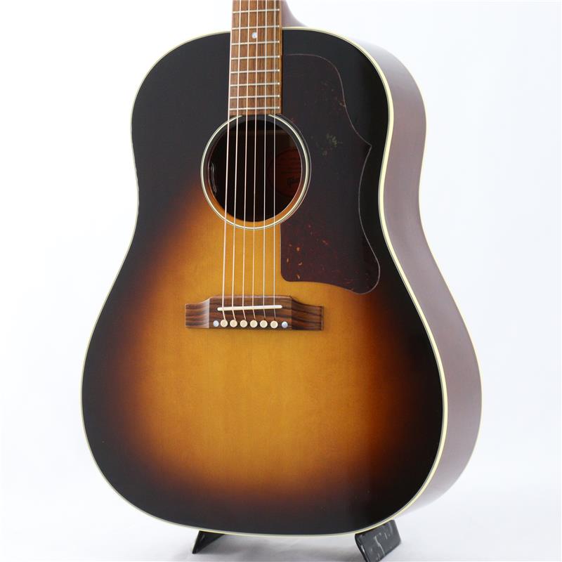 楽器種別：ユーズドGibson/Round Shoulder 商品一覧＞＞Gibson/ユーズド 商品一覧＞＞アコースティック・エレアコギター【190，000円〜355，000円】 商品一覧＞＞エレアコギター/Gibson 商品一覧＞＞アコギ買うなら、当店で！出荷前の検品・調整はもちろん、丁寧梱包でお届けします！Gibson USED 中古 50s J-45 Original (Vintage Sunburst) ギブソン商品説明Original Acoustic Collectionの50s J-45の中古品が入荷しました！2020年よりラインアップを一新したGibsonアコースティックで、トラディショナルなスタイルのレギュラーラインナップであるOriginal Acoustic Collectionの50s J-45です！ギブソン・アコースティックの中でダントツの人気を誇るJ-45は、ある意味ではド定番とも呼べる多くのミュージシャンに愛されるモデルです。このOriginal Acoustic CollectionでJ-45は50sと60sの2機種がラインナップされておりますが、こちらは色々なスタイルも有るJ-45の中では一番お馴染とも言えるスタイルを持った50sスタイルのモデルです。ウッドマテリアルなどはギブソンでは王道の、シトカスプルーストップにをサイド/バックにはマホガニーを採用した仕様となっております。シンプルながらもサウンドに定評のあるL.R BaggsのエレメントVTCも搭載済みでライブでも即戦力で使用できます！状態といたしまして、全体的に擦り傷、打痕等があり、プレイヤーズコンディションでございます。ネックの反りやトラスロッドは問題なく、フレットの山も1〜3フレットの1.2弦の弦下にわずかな凹みが見受けられますがビビリは無くその他のフレット山は十分残っておりますのでこれからのメイン使用機としても現状は問題ございません。新品よりお求めやすい状態の良いJ-45をお探しの方は必見です！ぜひお早めにご検討くださいませ！！オリジナルハードケース付属商品詳細Shape: J-45Back & Sides: MahoganyTop: Sitka spruceBinding: Multi-ply top， single-ply backNeck: MahoganyNeckProfile: RoundNut width: 1.725 / 43.81mmFingerboard: RosewoodScale length: 24.75 / 628.65mmNumber of frets: 20Nut: BoneInlay: Mother-of-pearl DotsBridge: Traditional belly upTuners: Grover Strap Cream ButtonElectronics: LR Baggs VTCControls: Volume and Tone controlsハードケース付属イケベカテゴリ_アコースティック・エレアコギター_エレアコギター_Gibson_Round Shoulder_ユーズド SW_Gibson_ユーズド JAN:2500020023525 登録日:2026/07/06 エレアコ ギブソン ぎぶそん