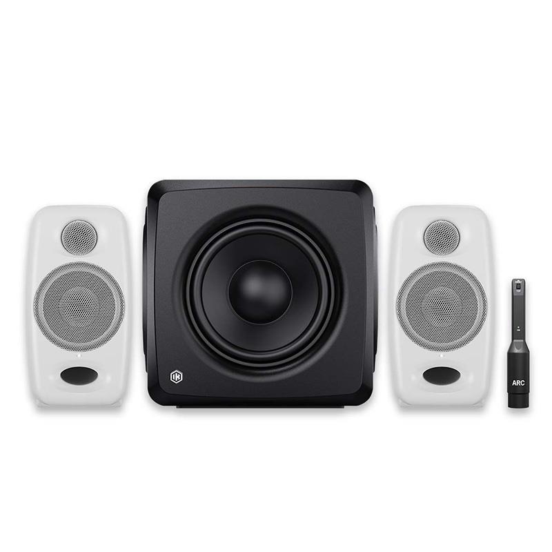 楽器種別：新品IK Multimedia/新品 商品一覧＞＞レコーディング【135，000円〜255，000円】 商品一覧＞＞モニタースピーカー/モニタースピーカー/IK Multimedia 商品一覧＞＞パワーレックは、専門スタッフに気軽に相談できる渋谷発のDTM・レコーディング機材専門フロアです。IK Multimedia iLoud Micro Monitor Pro + iLoud Sub 2.1 Bundle (White)(iLoud 2.1 Bundles)(2.1ch制作環境向け)(アイケーマルチメディア)(モニタースピーカー)(サブウーファー)商品説明JANコード：4530027197477 / 4530027197484★バンドルシリーズでは、コンパクトながら圧倒的な解像度を誇るiLoud Micro Monitor、そのプロ仕様モデルiLoud Micro Monitor Pro、そして進化したiLoud MTM MKIIの各モデルを、低域管理の要となるiLoud Subと組み合わせて導入いただけます。最新アップデートARC X Immersiveにより、音楽制作の標準である2.1ch環境から次世代のイマーシブ環境まで、あらゆるセットアップで圧倒的な精度を誇るキャリブレーションを実現します。●理想的な2.1ch制作環境を手軽に構築現代の音楽制作において不可欠な低域管理を、これまで以上にシンプルかつ正確に行えます。iLoud Subとメイン・モニターを組み合わせることで、サブウーファーのタイム・アライメントや位相補正を含めたフルレンジ・キャリブレーションを自動で実行。小規模なスタジオやデスクトップ環境であっても、スピーカー全体が一つのシステムとして機能するプロフェッショナルな2.1ch環境を短時間で構築可能です。●ハードウェアDSPによる信頼の補正処理ARC X対応のiLoudモニターは、解析された補正データをハードウェア本体のDSPに直接保存します。これにより、DAW、動画再生、アナログ入力を問わず、あらゆる再生ソースにおいて常に一貫したリファレンス・サウンドを提供します。コンピュータのCPU負荷を気にすることなく、常に補正された正確な音でのモニタリングが可能です。【iLoud Micro Monitor Pro】ロングセラーのコンパクトモニターiLoud Micro Monitor の 2倍のパワー。iLoudシリーズ上位機種が持っている様々な機能を搭載したコンパクトモニターのプロバージョンが、このiLoud Micro Monitor Proです。・サイズを超えたサウンドが、さらに強力に。iLoud Micro Monitor Pro はバックパックにも収まるコンパクトサイズながら、プロも納得の音質を提供する iLoud Micro Monitor の上位モデルです。スペースに余裕のないデスクトップでも、ニアフィールドリスニングに最適な音質とバランスを提供します。1台あたり50W RMS と、オリジナルのiLoud Micro Monitor の2倍のパワーを実現。独立設計になった電源と音声入力（XLR/RCA）、リニアフェーズクロスオーバー、ARCルーム補正機能、X-MONITORへの対応、42Hz〜22kHz（-10dB）までカバーする周波数特性など、同サイズ、同価格帯のスピーカーの倍以上のスペックを誇ります。・どこでも、スタジオ品質のサウンドをiLoud Micro Monitor Pro は、50 Hz 〜 20 kHz +/-2 dB（42 Hz 〜 22 kHz -10dB）とフラットな周波数帯域により、誇張や色付けのない透明で忠実なサウンドを提供します。リニアフェーズクロスオーバーによるコヒーレントな時間特性、明瞭な音像と相まって、ミックスの細部、トランジエントも、驚くほど高精細に聴取可能です。・新世代の ARC ルーム補正機能を内蔵iLoud Micro Monitor Pro は、最新の ARC キャリブレーション機能を内蔵しています。背面のマイク入力に ARC MEMS マイク（Pairに付属、Singleの場合は別売）を接続し、コンピューターにUSBで接続して X-MONITOR を起動すると、4ポイントでの精密な測定、解析、ルーム補正を行なうことで信頼性の高いモニタリングを実現します。また素早くセットアップしたいときはリアパネルの CAL ボタンを長押しすることで、コンピューターを使うことなく、1ポイントでの測定、解析、ルーム補正を適用することもできます。・X-MONITORソフトウェアに対応iLoud Micro Monitor Pro は、iLoud上位モデルで好評のX-MONITOR ソフトウェアに対応しました。これにより、スタンドアロンでの補正を超えた調整が可能になります。X-MONITOR には、スタジオ定番モニターの周波数と位相特性をエミュレートした「ボイス」も、20種類以上収録されていて、過去に聴き慣れた機種、クライアントが家で使っている機種のボイスを選択すれば、ミックスを客観的に判断するのに役立ちます。・ARC キャリブレーションの手順を視覚的にサポート・補正前後のレスポンスカーブを表示し、ルームアコースティックを正確に把握・20種類以上の定番スタジオモニターのプロファイルを切り替え可能・独自のカスタム周波数レスポンスカーブの作成と保存・シンプルなユーザーインターフェースで、背面パネルのすべてのパラメーターと設定を完全に制御・システムの診断やファームウェアのアップデート機能・動作環境Mac (64ビットのみ)：macOS 10.15以降、Intel Core 2 Duoプロセッサー以上Windows環境 (64ビットのみ)：Microsoft Windows 10以降、Intel Core 2 DuoまたはAMD Athlon 64 X2プロセッサー以上、4 GB RAM（要OpenGL 2準拠グラフィックアダプター）・ステレオでも、イマーシブでも、簡単にセットアップ可能iLoud Micro Monitor Pro の底面には、折りたたみ可能な角度調整スタンド、マイクスタンド対応の 3/8 インチネジ穴が装備されており、どんな場所でもすぐに設置可能。電源、音声入力とも独立設計になったので、リンクケーブルに制限されることがなく、配置の自由度も高まりました。7.1.4システム用に11本購入した場合でも手の届く価格に収まるので、今までヘッドフォンのバイノーラル試聴でイマーシブミックス作業をしていたクリエイターの方でも導入しやすくなりました。■iLoud Micro Monitor Pro の主な特長・超コンパクト設計：持ち運び、狭いスペースに最適なサイズ（106×206×158mm）と重量（1.37 kg）。*1本辺り・サイズを超えたパフォーマンス： 各スピーカーに50 W RMS Class-Dアンプ、カスタム設計ドライバーを搭載で、ピークSPLは107 dB以上を誇ります。・高度なDSP処理：リニアフェーズクロスオーバーによるコヒーレントな時間特性、フラットな周波数特性で、比類ない精度を実現。・ARCキャリブレーション機能内蔵： 部屋の音響特性の測定、解析、補正を行い、環境に左右されない音質をスタンドアロンでも提供します。・X-MONITORソフトウェアに対応： 背面ボタン以上の機能をコンピューター（Mac/Windows）の画面でコントロール。定番スタジオモニターのサウンドもエミュレート可能です。【iLoud Sub】●正確な低域で、完璧なスタジオ・サウンドをiLoud Sub は、これまでのサブ・ウーファーの概念を一新する製品です。市場で最小クラスの筐体ながら、深く、正確で、完璧にコントロールされたローエンドを実現。iLoud シリーズはもちろん、あらゆるスピーカーと組み合わせて、スタジオ・クラスのモニタリング環境を構築できます。iLoud Sub は、組み合わせるモニターのメーカーを問わず、システム全体を自動でキャリブレーションできる唯一のサブ・ウーファーです。これにより、低域から高域まで、全帯域にわたってバランスの取れた、正確で信頼できるモニタリング環境を提供します。ARC X を駆動する高度な DSP を搭載する iLoud Sub は、ミックスに絶対的な自信をもたらし、作品を本来あるべき正確なサウンドで再生します。●妥協のない低域、クラス最小サイズiLoud Sub は、空間との完璧なバランスを保ちながら、フルレンジの明瞭さと深みのある低域を実現するように設計されています。従来の同クラスのスタジオ用サブ・ウーファーと比較して、サイズは圧倒的に小さく、設置場所に悩むこともありません。一方で低音の再生能力に妥協はなく、25 Hz まで伸びるパワフルなローエンドは、タイトで正確、そして音楽的なレスポンスを維持し、あらゆるミックスで信頼できる低域再生を実現します。●ARC X : より良いミックスへの鍵iLoud Sub は、ARC の高度なアルゴリズムを内蔵しており、設置された部屋の音響特性を解析し、組み合わせたモニターを含むシステム全体を最適な状態にキャリブレーションします。左右のスピーカーのメーカーやモデルを問わず、ARC X が音響に起因するクセを補正し、フラットでバランスの取れたモニタリング環境を提供します。その結果、25 Hz の超低域から高域まで、どんな再生環境でも正確に再現される、理想的なミックスを行うことができます。●導入のメリット・全帯域で、自然でフラット、かつバランスの取れたサウンドを実現・iLoud シリーズに限らず、あらゆるメーカーのモニターとシームレスに連携し、自動補正が可能・車載オーディオからシアターまで、あらゆる再生環境で全帯域の再現性が向上・接続して ARC X によるキャリブレーションを実行するだけで、セットアップは完了します。 iLoud Sub は、プロフェッ・ショナルなモニタリング環境を最も簡単に手に入れる方法です。●スマートな音場補正現代の音楽制作では、低域の精密なコントロールが不可欠です。ARC X の新機能「自動サブ・ウーファー・セットアップ」は、iLoud Sub を正確にキャリブレーションし、時間軸まで高精度に補正します。これにより、どんなモニタリング環境でも周波数帯域が大幅に拡張され、隠れていた低域の奥行きや明瞭さが自然に引き出されます。もちろん、正確にコントロールされた音場補正により、システム全体のバランスが崩れることもありません。●音場補正の効果・キックやベース・ラインなど、サウンドの細部まで、すべてをクリアに聴き取ることが可能・低域のバランス調整を行う際の推測を排除・迫力のある低域を確保しながらも、ミックス全体のバランスを崩さずに再生推測や、やり直しに悩まされることなく、明瞭で信頼できる力強いミックスを行うための環境を提供します。●最高の表現のための、プレミアム・コンポーネント・6.5インチ高性能アルミニウム・ドライバー・6.5インチ・デュアル・パッシブ・ラジエーター・200 W ピーク・パワー・アンプ搭載・25 Hz まで伸びる低域レスポンス●Bluetooth　USB など、あらゆるオーディオ接続に対応接続とコントロール・フォン / XLR コンボ + RCA アナログ入出力・USB デジタル・オーディオ入力・高音質 Bluetooth ストリーミングARC X ソフトウェアによるシステム全体のキャリブレーション●推奨組み合わせ環境・iLoud Micro Monitor、iLoud Micro Monitor Pro・iLoud MTM MKII・3〜7 インチ・クラスのあらゆるニアフィールド・モニター・コンパクトなイマーシブ・セットアップ・ポストプロダクションやマルチメディア編集環境デスクトップ・サイズの小規模スタジオであれば、iLoud Sub は完璧にフィットします。●小規模スタジオに最適なアップグレードiLoud Sub は、単に低域を補うためのサブ・ウーファーではありません。 あなたのモニタリング環境そのものを、まったく新しい次元へと引き上げます。より速く判断し、より大胆にクリエイティブな決断ができるようになり、 従来のモニターだけでは到達できない、フルレンジの奥行きと音楽の持つ本来の迫力を体感できます。●主な特徴・市場最小クラスのサブ・ウーファー : どんなスタジオでも無理なく設置可能・25 Hz まで伸びるディープな低域再生 : 現代のプロダクションに求められるローエンドを正確に再現・ARC X 音場補正機能を内...イケベカテゴリ_レコーディング_モニタースピーカー_モニタースピーカー_IK Multimedia_新品 SW_IK Multimedia_新品 登録日:2026/06/23 モニタースピーカー スタジオモニター IKマルチメディア IK