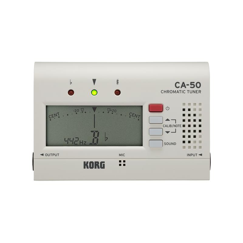 楽器種別：新品KORG/カード型チューナー 商品一覧＞＞KORG/新品 商品一覧＞＞楽器アクセサリ【〜5，000円】 商品一覧＞＞チューナー・メトロノーム/チューナー（一般）/KORG 商品一覧＞＞品揃え豊富な当店なら弦、パーツ、ケーブルなどのアクセサリーがまとめて揃います！KORG CA-50 [クロマチックチューナー]商品説明ベストなチューニングを、ポケット・サイズで持ち歩く。さらに見やすくなった管弦楽器のスタンダード・チューナー、CA-50。高精度なチューニング機能とスリムでコンパクトなデザインのCA-50。ディスプレイの音名表示がさらに見やすくなりました。シンプルで直感的に操作できる、最もスタンダードなクロマチック・チューナーです。CA-50は、あらゆる楽器奏者に納得のチューニングをお届けします。・音名表示を拡大。さらに見やすくなったディスプレイ。針式メーターがスピーディーに、かつ正確にピッチを表示するCA-50の液晶画面は、音名をディスプレイの中央に配置。音名の表示サイズも大きくなり、より見やすくなりました。初心者にも分かりやすい、シンプルでスムーズな操作性を実現しています。・あらゆる楽器に対応する、幅広い測定範囲。CA-50の測定範囲はA0（27.50Hz）〜 C8（4186.01Hz）。管楽器はピッコロからチューバまで、弦楽器はヴァイオリンからコントラバスまで、吹奏楽やオーケストラに関わるあらゆる音域の楽器をチューニングすることが可能です。高感度マイクを内蔵しており、コンタクト・マイクなしでも音名を正確に測定します。別売のコンタクト・マイクCM-200を使用すれば、周囲の音に左右されない確実なチューニングが行えます。・キャリブレーション機能搭載。さまざまなコンサート・ピッチに対応するキャリブレーション機能を搭載。410〜480Hzを1Hz単位で変更でき、楽曲やキーに合わせたフレキシブルなチューニングができます。・純正な長／短3度の音程を示すマーク付き。CA-50のメーター・スケールには純正な長／短3度の音程を示すマークが入っており、それぞれのマークに合うようにチューニングするだけで*、アンサンブル時に美しいハーモニーを奏でることができます。ブラス・バンドやオーケストラはもちろんのこと、声楽やア・カペラなどの練習にも便利です。* 純正な長／短3度に合わせる場合、どの音を補正すべきかは演奏する音楽によって異なります。・耳のトレーニングに最適なサウンドアウト・モード。本体スピーカーから出力される基準音を聞くことで、耳でのチューニングを行える「サウンドアウト・モード」を搭載。C4（261.63Hz）〜 C5（523.25Hz）の基準音を出力します。目と耳の両方で音程を確認でき、より正確なチューニングが行えるのはもちろん、音感トレーニングにも最適です。・電池寿命が大幅にアップ。CA-50の使用可能時間は、約135時間（マンガン乾電池使用）。電池容量が少なくなるとディスプレイにマークが表示されるので、電池の交換時期が一目でわかります。・譜面台使用時のストレスを軽減。譜面台に立てかけた際にチューナーが滑り落ちてしまわないよう、新たに転倒防止機構を取り入れました。演奏中にチューナーが倒れる心配がなく、心おきなく演奏に集中できます。・メモリー・バックアップ機能、オート・パワー・オフ機能搭載。電源をオフにしても、キャリブレーションやサウンドアウト・モードの設定が記憶されるメモリー・バックアップ機能を搭載しています（電池を交換すると設定は初期化されます）。音の入力が無い状態で20分経過すると自動的に電源をオフにするオート・パワー・オフ機能も搭載しています。・スタイリッシュで機能性に優れたボディ・デザイン。折りたたみ式のスタンドによりチューナー本体をより安定して自立させることができます。スライド式の電池蓋は本体部分と一体化した設計で、電池交換の際に蓋を紛失する心配もありません。商品詳細音律：12平均律測定範囲（サイン波）：A0（27.5Hz）〜 C8（4186Hz）基準発振音：C4（261.63Hz）〜 C5（523.25Hz）1オクターブチューニング・モード：メーター・モード、サウンドアウト・モードキャリブレーション範囲：A4 = 410 〜 480Hz（1Hz単位）測定精度：±1 セント以内サウンド精度：±1.5セント以内接続端子：INPUT端子（φ6.3mm モノラル標準ジャック）、OUTPUT端子（φ6.3mm モノラル標準ジャック）スピーカー：ダイナミック・スピーカー（φ21mm）電源：単4形乾電池2本（乾電池、ニッケル水素充電池）電池寿命：約135時間（メーター・モード、A4連続入力、マンガン乾電池使用時）外形寸法：100(W)x67(D)x17(H)mm質量：81g（電池含む）付属品：クイック・スタート・ガイド別売アクセサリー：コンタクト・マイク CM-300イケベカテゴリ_楽器アクセサリ_チューナー・メトロノーム_チューナー（一般）_KORG_カード型チューナー_新品 SW_KORG_新品 JAN:4959112175488 登録日:2026/05/28 コルグ