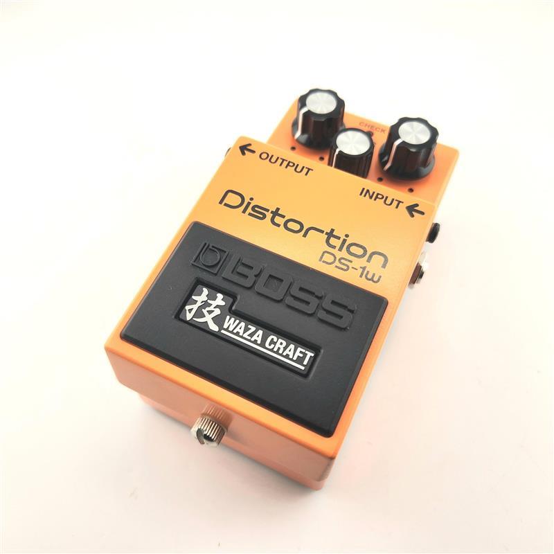 楽器種別：ユーズドBOSS/技 Waza Craft Series 商品一覧＞＞BOSS/ユーズド 商品一覧＞＞エフェクター【10，000円〜20，000円】 商品一覧＞＞ギター用エフェクター/歪み系/ディストーション/BOSS 商品一覧＞＞安心してお買い物頂けるよう、コンパクトもマルチも丁寧梱包でお届けします！BOSS USED 中古 DS-1W Distortion商品説明DS-1は、1978 年にBOSS初のディストーションとして登場した40年以上の歴史をもつレジェンド・ペダルです。鋭い歪みと豊かなサスティンは、まさにディストーションの原点。数多くのレジェンド・ギタリストの足元を支えてきました。DS-1Wは熟練のエンジニアにより、こだわりのフル・アナログ・ディスクリートで新たに設計された2ステージのゲイン回路を採用。ディストーションを象徴するサウンドが得られるスタンダード・モードに加え、その可能性をさらに引き出すべくチューニングを加えたカスタム・モードを搭載。DS-1のサウンド・キャラクターを維持しつつ、中域に力強さのあるディストーション・サウンドが得られます。傷なども少なく美品と言えるコンディションで動作に問題はございません。付属品：箱保証：保証無し現状販売イケベカテゴリ_エフェクター_ギター用エフェクター_歪み系_ディストーション_BOSS_技 Waza Craft Series_ユーズド SW_BOSS_ユーズド JAN:2500070752598 登録日:2025/10/17 エフェクター コンパクトエフェクター ストンプボックス ボス
