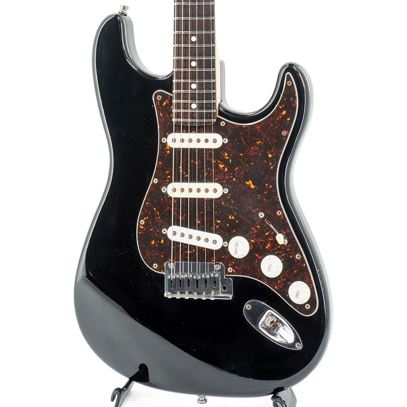 楽器種別：ユーズドエレキギター/Fender USA 商品一覧＞＞エレキギター/Fender USA/Other 商品一覧＞＞エレキギター【75，000円〜150，000円】 商品一覧＞＞当店のギターは、出荷前に専門スタッフが検品・調整しているので安心です！Fender USA 【USED】 40th Anniversary American Standard Stratocaster Modified (Black/Rosewood) 【Weight≒3.50kg】商品説明プレイヤーズ・コンディション中古品！フェンダー・ストラトキャスター誕生40周年記念仕様の1994年製アメリカン・スタンダードシリーズ・ストラトキャスターのプレイヤーズ・コンディション中古品が入荷しました。細かい部分が改造されております、モディファイド・モデルです！アメリカン・スタンダードはその前身であるスタンダードシリーズを1980年代前半にリリースして以降、80年代中盤からアメリカン・スタンダードと名を変えつつ、フェンダーの伝統たるヴィンテージスタイルとは対極に位置する、あくまでもその時代のミュージックシーンに即したモダンなフェンダーというスタイルを一貫してきました。ストラト誕生40周年を記念したアニバーサリー・バッジ付きのアメリカン・スタンダード・ストラトキャスターは、80年代のアメリカン・スタンダード・ストラトキャスターの特徴でもある、センターピックアップがフロントとリアとは逆にセットすることでハーフトーン時にノイズキャンセル効果を生み出す他、コントロール部にマスターボリュームとマスタートーン、そしてミドルとリアに作用するTBXコントロールを継承。甘いスイーティなフロントトーンと、ミドルとリアでは高域の加減で強調したいトーンレンジを調節できるTBXコントロールによって新たなトーンニュアンスを獲得しました。今回入荷の個体は、マスタートーンとTBXコントロールではなく、オーソドックスなフロントトーンと、センタートーンのアッセンブリに交換されております。（オリジナルパーツは付属しておりません。ボディマテリアルはアルダーを採用、そこに9.5インチRのメイプルネック＆指板をボルトオンで組み合わせた現在でもオーソドックスなスペックとなっています。現在はシャーラーロックピンが付いております。（ロックピンの受け側は付属しておりません。）今回、プレイヤーズ・コンディション中古品が入荷致しました。1994年製になります。細かい傷や、打痕、バックル傷、塗装ムラ、ピックガードの弾き傷、金属パーツのくすみが全体にございますが、雰囲気のある一本です！傷、打痕、使用感は多目ではございますが、現状はご使用頂ける状態でございます。細かい部分が改造されております、モディファイド・モデルです！前述のように、アッセンブリはフロントトーンと、センタートーンのアッセンブリに交換されております。ペグはシュパーゼルのロックペグに交換、ブリッジのサドルはGraphTech系の物に交換、ネックプレートはフリーダムカスタムギターリサーチの物に交換されております。（オジリナルパーツは付属しておりません。）中古販売にあたり、弊社の工房、WSRにて、ナット交換とフレットすり合わせを行っております。フレットはかなり低く、約2割残りといった所でございますが、WSRにてすり合わせを行っておりますので、現状ご使用頂ける状態でございます。トラスロッドは現在まっすぐで、締める側の可変はいっぱいの状態でございます。ゲージは.009-.042セットアップです。ゲージはこのままでのご使用をお勧め致します。（※こちらの商品はネックセクションは現状コンディションのお渡しとさせて頂きます。）全体の細かい傷や打痕、ピックガードの弾き傷、ネックバックの細かい傷、ボディバックの細かい傷や打痕が見受けられますが、現状のプレイアビリティは問題ございません。ボディバックのバックパネルは付属しておりません。ウエイトは約3.50Kgです。使い易くも、芯のあるサウンドを生み出すバランスです。付属品はハードケースのみとなります。アーム、鍵、バックパネル、レンチ類、ロックピンの受け側は付属しておりません。S/N N389332Weight≒3.50kg付属品　ハードケースのみとなります。アーム、鍵、バックパネル、レンチ類、ロックピンの受け側は付属しておりません。※弊社の工房、WSRにて、ナット交換とフレットすり合わせを行っております。フレットはかなり低く、約2割残りといった所でございますが、WSRにてすり合わせを行っておりますので、現状ご使用頂ける状態でございます。※トラスロッドは現在まっすぐで、締める側の可変はいっぱいの状態でございます。ゲージは.009-.042セットアップです。ゲージはこのままでのご使用をお勧め致します。※こちらの商品はネックセクションは現状コンディションのお渡しとさせて頂きます。）商品詳細中古＆アウトレット販売・高額買取専門店★★★★★★★★★★★★★★★★　イケベUSEDギターズ ゲット★★★★★★★★★★★★★★★★楽器を安く買うなら「ゲット」楽器を高く売るなら「ゲット」！！中古楽器を渇望しています！！楽器が常時足りません！ご不要なギターの売却をお考えの方、常に高額査定にて買取強化中です！お気軽にお問い合わせください！もちろん、随時お買い得品も入荷中！お得なギターをお探しの方も必見です！★★★★★★★★★★★★★★★★イケベカテゴリ_ギター_エレキギター_Fender USA_Other_ユーズド JAN:2500010109178 登録日:2023/01/11 エレキギター フェンダー ふぇんだー フェンダーUSA