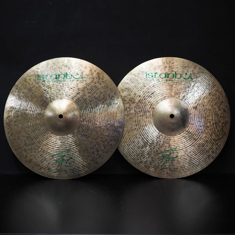 楽器種別：新品Istanbul／Agop/新品 商品一覧＞＞ドラム【55，000円〜105，000円】 商品一覧＞＞シンバル/ハイハット/Istanbul／Agop 商品一覧＞＞安心してお買い物頂けるよう、スネアもシンバルも丁寧梱包でお届けします！Istanbul／Agop Agop Signature HiHat 14 pair [Top:816g/Bottom:884g]商品説明【イスタンブール・アゴップ・シンバル店頭入荷！】-Agop Signature-今は亡き先代の技術を継承した息子達による伝統の逸品。ミカエル・ジルジャン氏の元で修行しマイスターとなった、Istanbul創始者の一人でもある父親アゴップ・トムルジュクの偉業をしのんで開発されたシリーズです。シンバルマイスターとして、革新的なハンドメイドシンバルの製作に人生を捧げた彼の小さなノートには、人生最後のプロジェクトとして、このシリーズの製作アイディアにまつわる秘話が綴られていました。-HiHat-深みのあるダークトーンと長年使い込まれたかのようなドライ・サウンド。それでいて柔軟性のあるしなやかなタッチと優しい中〜低域の倍音が得られ、アンサンブルに溶け込む馴染み良いハイハットです。サイズ：14インチ・ペア※店頭にて試解禁しておりますため、打痕や汚れ等使用感が発生する場合がございます。予めご了承下さいませ。イケベカテゴリ_ドラム_シンバル_ハイハット_Istanbul／Agop_新品 SW_Istanbul／Agop_新品 JAN:4560287440259 登録日:2026/02/27 シンバル イスタンブール アゴップ