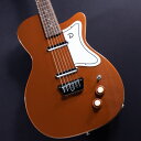 楽器種別：新品エレキギター/Danelectro 商品一覧＞＞エレキギター【55，000円〜105，000円】 商品一覧＞＞当店のギターは、出荷前に専門スタッフが検品・調整しているので安心です！Danelectro 56 SINGLECUT (COPPER)商品説明レトロで個性的なデザインが魅力のダンエレクトロ。56 SINGLECUT (COPPER)が入荷致しました！カラーはコッパーとなり、ピックガードはホワイト、ブリッジはローズウッドサドルではなくアジャスタブルタイプとなります。メゾナイトによるセミホロウボディやリップスティックピックアップを搭載したダンエレクトロの1950年代モデルの復刻モデルです。ボトルヘッドを採用、ボディカラーに合わせたマッチングヘッド仕様となっております。コントロールは2ボリューム、2トーン仕様。リップスティックのピックアップから生まれる独特な鈴なりサウンドや、センターポジションによる張りのある直列サウンドが特徴的な一本となっております。商品詳細ボディ:メゾナイト(セミ-ホロウ)ネック:メイプルフィンガーボード:ローズウッドまたは代替材マシンヘッド:ダンエレクトロ・オリジナルチューナーピックアップ:2リップスティックコントロール:2ボリューム、2トーン、トグルスイッチブリッジ:ローズウッドサドルスケール:636mソフトケース付属イケベカテゴリ_ギター_エレキギター_Danelectro_新品 JAN:0611820027605 登録日:2023/11/28 エレキギター ダンエレクトロ