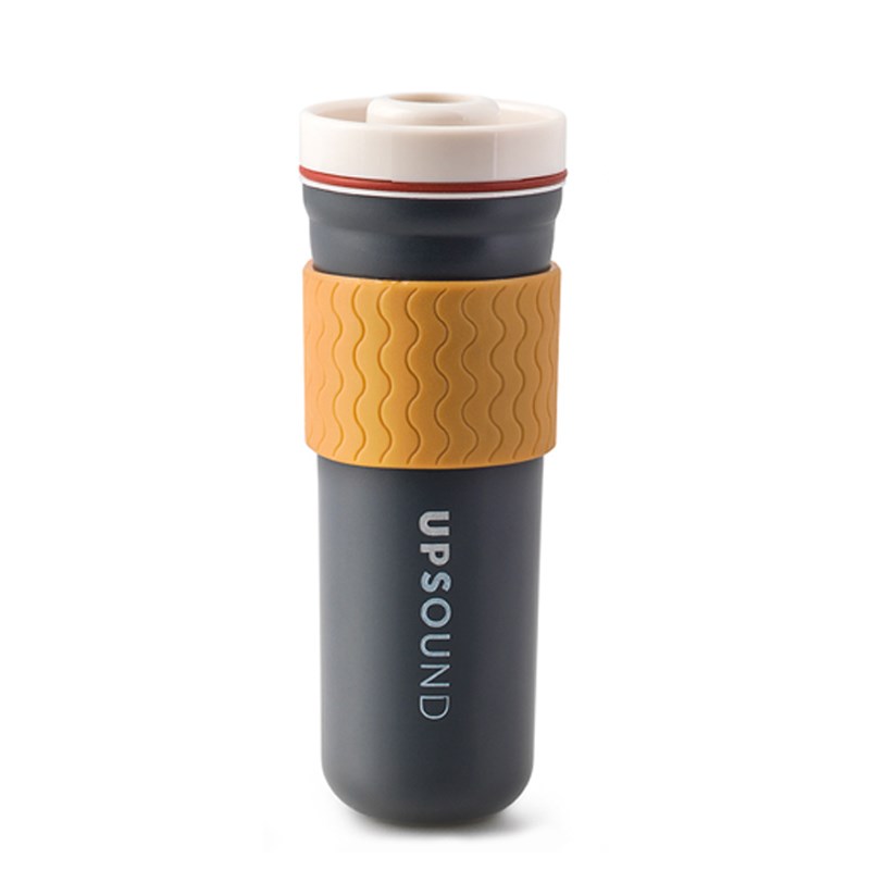 楽器種別：新品その他ブランド(管楽器・吹奏楽器)/新品 商品一覧＞＞管楽器・吹奏楽器【10，000円〜25，000円】 商品一覧＞＞トランペット用アクセサリ/トレーニンググッズ/その他ブランド(管楽器・吹奏楽器) 商品一覧＞＞サックス買うなら、当店で！専門のスタッフが丁寧に検品・調整しているので安心です！その他ブランド(管楽器・吹奏楽器) UPSOUND アップサウンド / トランペット用 オレンジ商品説明UP SOUND（アップサウンド）トランペット用 オレンジIT'S UP TO YOU楽器を吹いているような感覚で、いつでもどこでもウォーミングアップ!!・楽器本体への練習に、スムーズに移行でできる!・音づくり時間を短縮!・柔軟性UP!金管楽器のウォーミングアップや、家での練習では、マウスピースのみで練習する方法が一般的ですが、アップサウンドにマウスピースをつけて吹くと、筒の中で息が振動し、楽器本体をつけているような吹奏感での練習を可能にします。これがあればいつでもどこでも音を気にせず練習ができますね。上部のホールにマウスピースを差し込み、きちんとフィットしたことを確認したうえでご利用ください。UP SOUNDは、楽器をつけて吹いている時と同じような息の流れを可能にし、さらにコントロールもしやすく、吹奏時の振動周波を最適にしてくれるため、金管奏者のトレーニングに役立ちます。口の中の上部共振部を伝達と同様に、声門の開きを刺激し、奏者により正確に楽器をつけている感覚のまま、アーティキュレーションや音程感覚をトレーニングできます。UP SOUNDは、グリップ部分に振動が伝わることにより、手や腕を通して振動が体内に伝わり、奏者の耳にも内側から共鳴します。商品詳細付属品・リードパイプ・キャップ・UPSOUNDフィルター・本体カバー※こちらのページは「オレンジ」カラーのページでございます。※こちらの商品はトランペット用となります。※商品画像はイメージとなります。マウスピースの付属はございません。「UP SOUND」単体での販売となります。※輸入品となりますため、擦り傷などがある場合がございます。予めご了承ください。イケベカテゴリ_管楽器・吹奏楽器_トランペット用アクセサリ_トレーニンググッズ_その他ブランド(管楽器・吹奏楽器)_新品 SW_その他ブランド(管楽器・吹奏楽器)_新品 JAN:2500260008580 登録日:2022/04/11 トランペット用アクセサリ トレーニンググッズ
