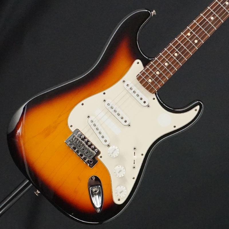 楽器種別：ユーズドFender MEX/Standard 商品一覧＞＞Fender MEX/ユーズド 商品一覧＞＞エレキギター【40，000円〜80，000円】 商品一覧＞＞STタイプ/Fender MEX 商品一覧＞＞当店のギターは、出荷前に専門スタッフが検品・調整しているので安心です！Fender MEX USED 中古 Standard Stratocaster (Brown Sun Burst)[SN.MZ1084575] フェンダー商品説明伝統的なルックスと実用性の高いスペックを兼ね備えたフェンダーメキシコスタンダードストラトキャスター。お買い得な中古品が入荷いたしました。本機はブラウンサンバーストボディフィニッシュにローズ指板、メイプルネックを組み合わせたシンプルな一本。コストパフォーマンスに優れながらもアルダーボディ材を採用しており、3基のシングルコイル・ピックアップ、5wayスイッチを搭載。ストラトキャスターならではの輪郭のあるクリーントーンから、粘りのあるドライブサウンドまで、トラディショナルなサウンドキャラクターをしっかりとカバーします。ジャンルや使用シーンを問わず対応可能な高い汎用性を備えており、メイン機はもちろん、サブギターとしても即戦力となる一本。オーソドックスなストラトをお探しの方に、安心しておすすめできるモデルです。当個体状態といたしましては、スカンクストライプの極ほのかな浮き、ジョイント部の塗装割れ、シール痕、ボディ全体にスレキズ、弾きキズ、色やけ、うち傷、著しいハードウェアのくすみさびが御座いますプレイヤーズコンディションとなっております。フレットは7割程度の高さを残し、ネックコンディションやトラスロッド、電装系含め演奏面で問題はございませんので、まだまだ末永くお付き合いいただける1本としてお迎えいただけます。この機会に是非ご検討ください！2001年製ソフトケース付属Weight≒3.61kg商品詳細Body:AlderNeck:MapleFingerboard:RosewoodConstruction:Bolt-onFret:21Nut:BoneNut width:42.5mmScale:648mmControl: 1Volume/ 2Tone/5waySW Pickups:Standard Single-Coil StratBridge:Synchronized TremoloTuner：Standard Cast/Stealedイケベカテゴリ_エレキギター_STタイプ_Fender MEX_Standard_ユーズド SW_Fender MEX_ユーズド JAN:2500010859066 登録日:2026/04/01 エレキギター フェンダー ふぇんだー フェンダーMEX フェンダーメキシコ