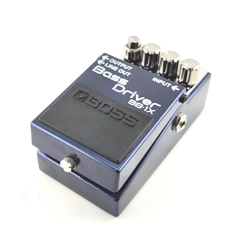 楽器種別：ユーズドBOSS/ユーズド 商品一覧＞＞エフェクター【10，000円〜25，000円】 商品一覧＞＞ベース用エフェクター/ベース用ディストーション・オーバードライブ/BOSS 商品一覧＞＞安心してお買い物頂けるよう、コンパクトもマルチも丁寧梱包でお届けします！BOSS USED 中古 BB-1X商品説明ワイドレンジでありながら音の芯をしっかりキープしたパンチのあるサウンドを実現した本機は、ナチュラルで図太いクリー ントーン、そして深く歪ませても細かい演奏ニュアンスまで正確に反映する高い解像度とダイナミックレスポ ンスを備えています。また、広い音域の多弦ベースにも十分に対応し、ピック弾き・スラップなどベーシストが意図したニュアンスに忠実に追従するレスポンスの良さが特長です。2軸のBLENDつまみによりエフェクト音とダイレクト音を直感的にブレンドすることが可能で、LOW、HIGH、DRIVE のつまみと組み合わせることにより、音色キャラクターまでさらに細かく幅広い調整が可能です。使用感はございますが、動作に問題はございません。付属品：なし保証：保証無し現状販売イケベカテゴリ_エフェクター_ベース用エフェクター_ベース用ディストーション・オーバードライブ_BOSS_ユーズド SW_BOSS_ユーズド JAN:2500080827361 登録日:2026/03/20 プリアンプ ボス