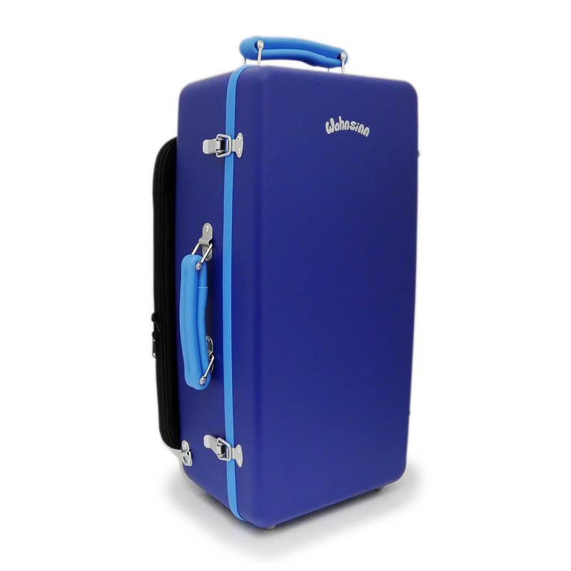 楽器種別：新品Wahnsinn Case/新品 商品一覧＞＞管楽器・吹奏楽器【75，000円〜145，000円】 商品一覧＞＞トランペット用アクセサリ/ケース/Wahnsinn Case 商品一覧＞＞サックス買うなら、当店で！専門のスタッフが丁寧に検品・調整しているので安心です！Wahnsinn Case ワンジンケース / COLOR CARBON Series (Matte Blue / Blue) トリプル トランペット用 ケース 【決算売り尽くしセール】商品説明Wahnsinn Case (ワンジン ケース) COLOR CARBON Series今SNSでも話題となっており、既に数多くの世界的なプレイヤーも愛用している、実用性とデザイン性に優れたトランペット用ケースです。2024年初頭に設立されたブランドで、中国・深セン市で製造されています。1本用ケースは大きな収納を備えており、ミュートや楽譜をはじめ演奏に必要なものをまとめて持ち歩くことができます。3本用・4本用ケースはカーボンファイバー製なので、とても軽量で堅牢です。本体とハンドル・トリムは色を自由に組み合わせることができ、お好みに合わせてオーダー可能となっております。・TRIPLE (3本収納)外寸 : 約54×26.5×20cm重量 : 約2.87kg本体カラー : Matte Blueパーツカラー : Blue*重量、サイズは、おおよその数値です。※楽器の形状や組合せによっては収納できない場合もございます。※輸入品のため、製造や輸送時に生じた小さなキズやスレがある場合がございます。あらかじめご了承ください。イケベカテゴリ_管楽器・吹奏楽器_トランペット用アクセサリ_ケース_Wahnsinn Case_新品 SW_Wahnsinn Case_新品 JAN:2500260821080 登録日:2026/01/04 Wahnsinn WAHNSINN ワンジン ワンジンケース