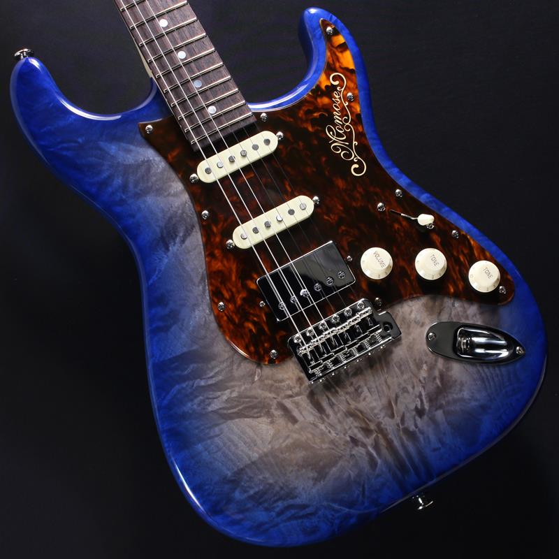 楽器種別：新品momose/MC Models (Original ST Type) 商品一覧＞＞momose/新品 商品一覧＞＞エレキギター【200，000円〜380，000円】 商品一覧＞＞STタイプ/momose 商品一覧＞＞当店のギターは、出荷前に専門スタッフが検品・調整しているので安心です！momose MC-TOCHI'26/R EQS (BLU-B) #22309商品説明Deviser Limited Model Equipement Souvenir◆特別な1本を。「EQS (Equipement Souvenir)」英語では「お土産」と訳される「Souvenir」は、フランス語では「記憶」や「思い出」といった意味を持ちます。「EQS」ラインナップではこれらの言葉をテーマに、モデルを見て、触って、聴いていただいたときに、そのモデルと一緒に形作られた大切な思い出を想起させるような楽器になるようにと願いを込めた特別な1本を製作しています。木々各々の個体が持つ杢目により、すでに2本とない見た目であることはもちろんですが、本ラインナップでは異なるカラーリングやピックガードの組み合わせによって、世界にたった1つの楽器としてお楽しみいただけます。◆豊かな杢目を持つトチ材のボディトップ栃の木は日本では古くから家具材や建材に使用されることもあった歴史のある材で、豊かな杢目を持つ個体が多いことが特徴。美しい木肌は塗装映えも素晴らしく、カラーリングによって様々な表情を見せてくれます。今回のモデルでは、数々の材を塗り分けて来た塗装の職人がトチ材の杢目を生かす為、杢目を立てる木地着色と色合いを乗せる中間着色を絶妙に使い分け仕上げました。トチ材が持つ杢目の魅力とサウンドを存分にご体感ください。◆インディアンローズウッド指板紫檀（したん）の和名を持つローズウッドの種類のひとつ「インディアンローズウッド」。現在、飛鳥工場で製作されるモデルのほとんどに採用されており、最もスタンダードな指板のひとつです。◆EQSモデルの特別ロゴヘッド裏にはEQSモデルの証である特別ロゴを採用しています。商品詳細SpecificationBody Top: Flame TochiBody: Alder2PNeck: Quartersawn MapleFingerboard: Indian RosewoodFrets: Jescar 9662NSNut: Oiled BoneMachineheads: GOTOH SD91-05M MG-TBridge: GOTOH GE-108TSPickups: Momose VS-1 x2 + BEANOカバードControls: 1Vol，2Tone，5way SwitchScale: 648mm(25.5inch)Width at Nut: 42.0mmRadius: 210RFinish: Top LacquerStrings: Elixir NANOWEB Light(.010-.046)Accessories: プロテクトケース、六角レンチ、保証書約3.42kgイケベカテゴリ_エレキギター_STタイプ_momose_MC Models (Original ST Type)_新品 SW_momose_新品 JAN:4571697771284 登録日:2026/03/20 エレキギター モモセ 百瀬