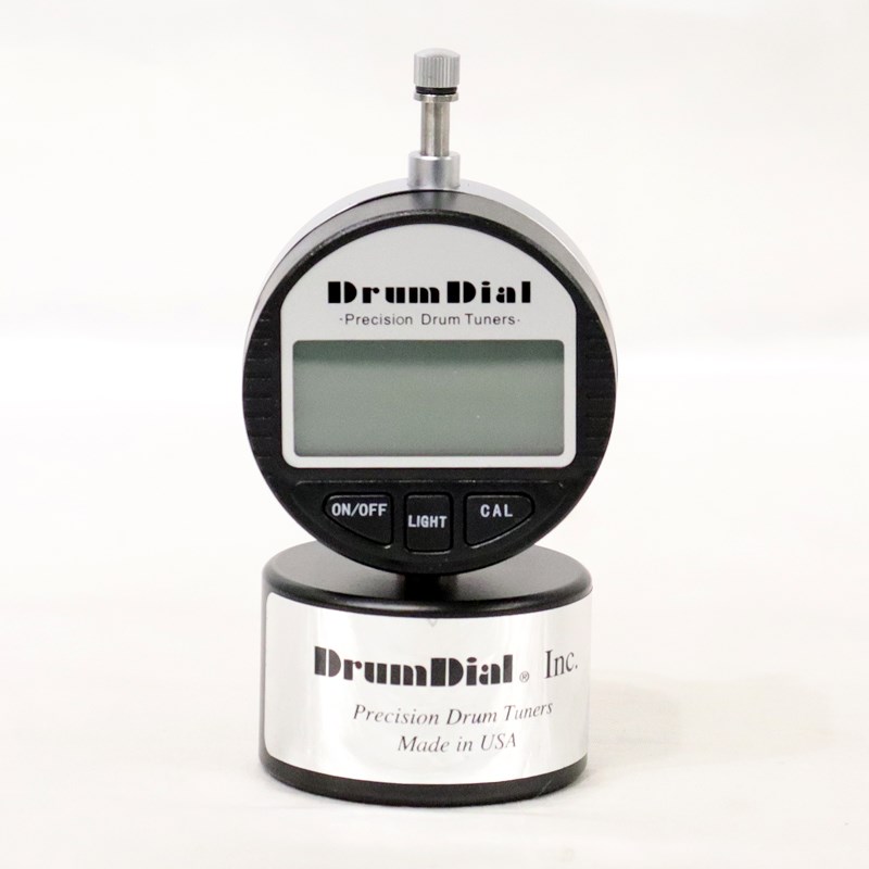 楽器種別：新品Drum Dial/新品 商品一覧＞＞ドラム【10，000円〜20，000円】 商品一覧＞＞その他ドラムアクセサリ/Drum Dial 商品一覧＞＞安心してお買い物頂けるよう、スネアもシンバルも丁寧梱包でお届けします！Drum Dial DrumDial Digital [DDD]商品説明【遂に出た！海外で話題のドラム・チューニング・ツールDrumDial（ドラムダイヤル）のデジタル・モデル！】海外ではすでに発売されており、満を持しての入荷となった、その名もデジタル・ドラムダイヤル。LEDディスプレイでのデジタル表記のため、メモリ式のアナログ・モデルよりも見やすく素早いチューニングが可能。●デジタル・LCDディスプレイ●持ちやすさを演出する背面の突起は、ドラムキー・ホルダーを兼ねる●シンプルにワンタッチで計測。電源が切れた場合も、その測定値を維持します●ボタン電池式＜付属品＞■ドラムダイヤル・オリジナル・エッジ・ゲージ■日本語解説書イケベカテゴリ_ドラム_その他ドラムアクセサリ_Drum Dial_新品 SW_Drum Dial_新品 JAN:0753283000426 登録日:2012/07/30 ドラム関連