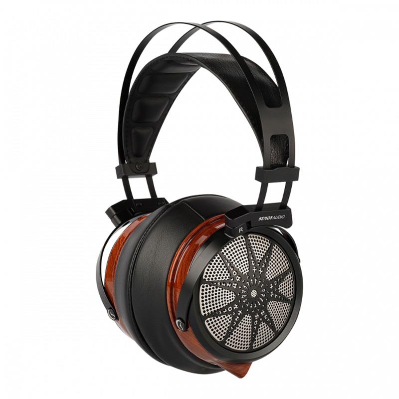 楽器種別：新品SENDY AUDIO/新品 商品一覧＞＞レコーディング【30，000円〜60，000円】 商品一覧＞＞ヘッドフォン・イヤフォン/ヘッドフォン/SENDY AUDIO 商品一覧＞＞パワーレックは、専門スタッフに気軽に相談できる渋谷発のDTM・レコーディング機材専門フロアです。SENDY AUDIO Apollo (アポロ)(センディオーディオ)(モニターヘッドホン)(開放型)(オープン型)(プラナーマグネティックドライバー搭載)(SDA-APOLLO)商品説明【製品の特長】- Warmth of the Sun -QUAD-FORMER採用68mmプラナーマグネティックドライバー搭載オープン型ヘッドホン『Apollo』『Apollo』（アポロ）は、ヘッドホンハウジングに美しい光沢を放つ天然無垢材のローズウッドを使用し、68mm大口径振動板と独自のQUAD-FORMERテクノロジーを採用、軽量で快適な装着感を実現したブランドエントリーモデルとなるプラナーマグネティックドライバー搭載オープン型ヘッドホンです。●【Warmth of the Sun】ブランドエントリーモデルとなるオープン型ヘッドホンApolloは、SENDY AUDIOのブランドアイデンティティである優れたフィッティングとピュアなサウンド、そしてクラフトマンシップを、より多くのユーザーへ体感して頂く為に開発したブランドエントリーモデルとなります。[Warmth of the Sun] Apolloは、軽量で快適な装着感を実現し、太陽の温もりを感じるようなデザインとサウンドを持ち合わせたオープン型ヘッドホンです。●超薄型高剛性複合膜の68mm大口径振動板採用プラナーマグネティックドライバーApolloは、幅広い周波数帯で歪みが少ないプラナーマグネティック（平面磁界）ドライバーを搭載しています。ダイアフラムには超薄型高剛性複合膜の68mm大口径振動板を採用。これにより、ナチュラルなボーカル、深みのあるしっかりとした低音、ディテールのはっきりしたブライトな高音、透明感のあるクリーンなサウンドステージを実現しています。ドライバーの構造は、共振のバランスをとる為に最適な磁気回路と磁気距離で設計されています。複合膜振動板の内部ダンピングの高い基材が、ナチュラルでソフトなボーカルとソリッドな低音を実現しています。また、高音域を担当する超薄型高剛性のベース素材は、再生周波数を40KHzまで拡張することができ、高音域を明るく、ディテールを明瞭にし、リラックスした快適なリスニングを提供します。●独自のQUAD-FORMERテクノロジーApolloには振動板の両側に2つずつ、合計4つのコイルで構成する独自のQUAD-FORMERテクノロジーを採用しています。プラナーマグネティックドライバーは、ダブルマグネット、振動板上のダブルサイドコイル、振動板の両サイドのダブルコイルで構成されています。コイルは振動板上にバランス良く配置しています。振動板の両側に2つずつコイルがあることで、振動板には合計4つのコイルがあり、振動板は同じ周波数で同じ振動をします。ダブルサイドマグネットは、フィールドで同じ磁力を発揮します。QUAD-FORMERテクノロジーによって、高効率な電気音響エネルギー変換を可能にし、超低歪と極めて高いドライバーレスポンス、優れた整合性を獲得しています。●ヘッドホンハウジングに天然無垢材の「ローズウッド」を採用ヘッドホンハウジングにはブランドの代名詞となる木材加工技術を使用し、美しい光沢を放つ天然無垢材のローズウッドを採用しています。高品質なローズウッドの加工には、精密なCNC彫刻、サンディング、研磨、塗装、自然乾燥などが含まれます。表面は光沢のある塗装を施し、滑らかでエレガントさを演出しています。ハウジングカバーの日光をイメージしたスチールメッシュは、黒とニッケル色を使用し、はっきりとした層で互いを映し出します。このメッシュは装飾的なものだけではなく、各穴の特別な配置によって音響特性を調整する効果も持っています。●優れた装着感を生み出すヘッドバンドとイヤーパッド人間工学に基づいたヘッドバンド部には柔らかいゴートレザーを使用しており、装着感が軽く、長時間の装着でも疲れにくくなっています。イヤーパッドはハイプロテインレザーとメモリーフォームを採用し、お椀のようなデザインで耳への圧迫感を軽減しつつソフトで快適なフィット感を得られます。また、LとRのマーキングを内側に施し、左右識別が容易にできます。イヤーパッドは取り外し可能で、簡単かつ便利に交換できます。●6N OCC 4芯ケーブルとオリジナルキャリングケースケーブルには約2mの6N OCC 4芯リッツ線を使用し、4.4mmバランスプラグを採用。4.4mm to 3.5mm変換プラグと麻布を使用したアクセサリーバッグと堅牢なオリジナルキャリングケースが付属します。●伝統的な手作業による木材加工SENDY AUDIOは、木材を使用した伝統的な手作業による生産にこだわりを持っています。高品質の天然無垢材を資材として選択するために、生産工程全体に多くの人手と時間が費やされます。その工程は、木材選択、カッティング、CNCカービング、研磨、塗装と空気乾燥を繰り返します。そのためヘッドホンの木目と質感は一台一台異なります。複雑な工程、加工の難しさ、製造期間の長さ、材料の希少性から少量生産にならざるを得ませんが、一台一台に心を込めて製造に取り組み続けています。【製品の仕様】品名 Apollo構造 オープン型型式 プラナーマグネティック（平面磁界）型ヘッドホンドライバー プラナーマグネティックドライバーダイアフラム 68mm超薄型複合膜振動板インピーダンス 16Ω再生周波数帯域 20 ? 40，000 Hz感度 95dB重量 約395g（ケーブル含まず）ケーブルヘッドホンジャックプラグ ケーブル：約2m 6N OCC 4芯リッツ線ヘッドホンジャック：2.5mm×2プラグ：4.4mmバランス付属品 2m着脱式ケーブル4.4mmバランスプラグ、4.4mm to 3.5mm変換プラグ麻布アクセサリーバッグ、オリジナルキャリングケース保証期間 1年生産国 中国＜ご注意＞●本製品は天然の木材を使用しており、その特性上、木目などの模様や色合い、風合いが製品ごとに微妙に異なります。これは製品仕様となるため、デザインを理由とした製品交換等は承ることはできませんので、予めご了承ください。●本製品のパッケージは輸送時本体保護用の簡易パッケージとなり、箱の軽微な潰れや破損等のパッケージを理由とした製品交換や返品はお受けできません。イケベカテゴリ_レコーディング_ヘッドフォン・イヤフォン_ヘッドフォン_SENDY AUDIO_新品 SW_SENDY AUDIO_新品 JAN:6973869470458 登録日:2026/07/21 センディオーディオ