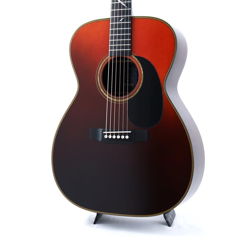 楽器種別：新品Headway/STANDARD SERIES 商品一覧＞＞Headway/新品 商品一覧＞＞アコースティック・エレアコギター【175，000円〜335，000円】 商品一覧＞＞アコースティックギター/Headway 商品一覧＞＞アコギ買うなら、当店で！出荷前の検品・調整はもちろん、丁寧梱包でお届けします！Headway The Eagle URUSHI/STD Type F RED-GRD #S03831 ヘッドウェイ商品説明Headwayが掲げる理念の一つである「育てるアコースティックギター」。その思想を体現する新たな挑戦として誕生した「The Eagle」！マスタービルダー百瀬恭夫の理念を受け継いだ弟子達の手によって完成した「The Eagle」。生前の百瀬自身もこのモデルには大きな期待を寄せていました。そしてもうひとつ、Headwayが近年力を入れてきた、日本のギターメーカーならではの「和」のギター作り。その中で年に一度だけ夏の時期にだけ、生産ができる特別な塗装「漆」があります。使い込むほどに美しく表情を深め、数十年という歳月をオーナーとともに歩む漆塗装。その経年変化の魅力と、「The Eagle」が持つ「育てるギター」という思想が融合し、新たな一本が誕生しました。ボディトップには、アコースティックギターの王道ともいえる「シトカスプルース」を採用し、バランスのとれた倍音とレスポンスはシーンを選ばないからこそ、長年使い続けられる音になります。サイドバックには適度に硬質で反発の良い「インディアン・ローズウッド」を採用。張りのあるローズウッド特有の低音と高音がサウンドの土台を作り、The Eagleのサウンドと漆のコラボレーションにより、最大限の鳴りが引き出されたダイレクト感すら感じる響きを生み出します。漆塗装は塗膜が非常に薄く、約0.05mmほどの塗膜厚で構成されています。数値だけを聞くと強度面での不安を感じるかもしれませんが、溶剤系塗料よりも強固に木材に付着するため剛性も非常に高く仕上がります。 また、防腐、防水、防虫効果にも優れており「漆塗りは数十年後に最高の美しさになる」とも言われ、漆塗り家具同様、長い時間をかけ使い込んでいく楽しみがあります。木材本来の鮮度を保った「漆の生音」と呼べるほど自然なサウンドを、耳でダイレクトに感じることができます。 見た目に美しい塗装や素材馴染みによる音質変化などは従来の溶剤系塗料でも体感できますが、漆塗りはそれをよりナチュラルに感じることができる唯一無二の技法と言えます。1977年に創業し、45年を超える歴史を重ねたHeadwayが新時代へ羽ばたく思いを託し2023年にリリースした「全く新しいHeadway」。Headwayのフラグシップモデル「HD-115」のスタイルを踏襲しつつも、スペックや仕様をすべて見直し、Aska Team Buildの職人達がHeadway創業者である百瀬恭夫と1から共同開発したモデルです。その名もThe Eagle。従来のHeadwayモデルにもトレードマークとして描かれてきた「Eagle（ワシ）」をコンセプトとし、デザインをブラッシュアップ。空の王者であるワシから着想を得て、ヘッドに記されたHeadwayロゴには王冠を象った新デザインを取り入れました。職人人生をかけ育てた愛弟子達が再構築した「The Eagle」には、百瀬自身も特別な想いを馳せています。【新たな始まりを告げるNewブレイシング】Headway発足時に百瀬が使用していたノーマルブレーシングを基礎とし、カスタムビルダー安井・降幡の両名が現代的なアレンジを取り入れ、再設計に挑んだ『Mid Point Shifted X Bracing』を初採用。 また、通常よりも力木の削りを浅くした『Shallow Scalloped』仕様はこれまでは百瀬のCustomShopモデルでのみ用いられていましたが、今回The Eagleにも初めて取り入れました。 1音1音の粒立ちが良いトーンでありながら低音響く箱鳴りを併せ持ち、それら全てを倍音で包んだようなバランスの良いサウンドはこれまでのHeadwayサウンドを踏襲しつつも、Headwayの新たな可能性を感じさせます。【クラウンロゴ＆ヘッドインレイ】ブランドロゴは空の王者であるEagleから着想を受け、王冠を意味する『Headwayクラウンロゴ』デザイン。Headwayが創業当初よりシンボルモチーフとして使用してきた「Eagle」をリビルディング。 羽を大きく広げ大空を羽ばたくワンシーンを切り取り、新時代への飛翔をイメージしています。【指板インレイ】指板にはEagleの羽根（イーグルフェザー）が舞い散る様子を描きました。 イーグルフェザーにはこれから進むべき道を示し、未来を飛躍させる役割を持つと言われており、 Headwayの、そして本シリーズを手にする皆さんの新しいスタートを願ったデザインとなっています。商品詳細Body Top：Sitka SpruceBody Side&Back：Indian RosewoodNeck：African MahoganyFingerboard：RichliteNut：High Density Bone(水牛骨)Saddle：High Density Bone(水牛骨)Bridge：RichliteMachineheads：GOTOH(R) SG301 01 GGFrets：HHF-AG2SScale：628mm(24.7inch)Width at Nut：43mmNeck Grip：Slim UBracing：Mid Point Shifted，Shallow Scalloped X BracingFinish：Urushiハードケース付属イケベカテゴリ_アコースティック・エレアコギター_アコースティックギター_Headway_STANDARD SERIES_新品 SW_Headway_新品 JAN:4571697773028 登録日:2026/08/03 アコースティックギター アコギ ヘッドウェイ