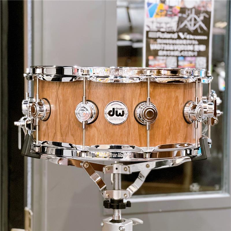 楽器種別：新品dw/新品 商品一覧＞＞ドラム【85，000円〜165，000円】 商品一覧＞＞スネアドラム/dw 商品一覧＞＞安心してお買い物頂けるよう、スネアもシンバルも丁寧梱包でお届けします！dw DR920614SSC101 [Collector's Pure Walnut 14×6 / Natural Satin Oil]【限定生産モデル】商品説明※こちら店頭にて試奏を解禁しております個体となります為、指紋汚れや打痕汚れなどの使用感がございます。何卒ご了承下さいませ。【DW Drumsの木製シェルでは初のラインナップとなるウォルナットが台数限定生産で登場！】[Collector's Pure Walnut Drum Kit]VLT（Vertical Low Timbre）シェル・テクノロジーを採用し、ダークで特有の温かみのあるサウンドと、明瞭でやや短めのサスティンが特徴です。個性的なサウンド・キャラクターを求めるドラマーに最適で、ライブからレコーディングまで幅広いシーンでその魅力を発揮します。全てのシェルはカリフォルニアの職人の手によって製作され、手作業で仕上げられたフィニッシュとともにサスペンデッド・タム・マウント（STM）、True-Hoops(R) など、DW が誇る革新的なドラム・ハードウェアを搭載しています。従来のCollector's Series 同様、お好きなサイズ、フィニッシュ、ハードウェアカラーでカスタム・オーダーが可能です。＜スペック＞サイズ：14×6シェル：Collector's Pure Walnutフィニッシュ：Natural Satin Oilフープ / テンション数：True Hoop / 10ストレイナー：Mini MAG Throw-Offバット：3P Butt Plateテンションボルト：True Pitch 50パーツカラー：Chrome付属品：ソフトケースイケベカテゴリ_ドラム_スネアドラム_dw_新品 SW_dw_新品 JAN:0647139719535 登録日:2026/05/29 スネア スネアドラム