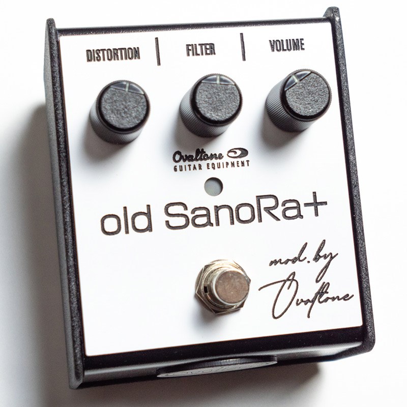 楽器種別：新品Ovaltone/新品 商品一覧＞＞エフェクター【15，000円〜40，000円】 商品一覧＞＞ギター用エフェクター/歪み系/ディストーション/Ovaltone 商品一覧＞＞安心してお買い物頂けるよう、コンパクトもマルチも丁寧梱包でお届けします！Ovaltone 【夏先取り大特価セール】【WEB限定在庫処分セール】 old SanoRa+/オールドサノラプラス（オーバルトーン）ディストーション商品説明【WEB限定在庫処分セール】処分品は店頭展示品やチョイ傷品、箱ボロ品等も含まれますので予めご了承ください。「old SanoRa+」はディストーションの代名詞ともいえる黒い鉄筐体のエフェクターのモディファイモデルとなります。増幅段をデュアル化、トーン回路やクリッピング全般を変更することで、よりきめ細かくモダンなサウンドにチューニングされ、80〜90年代ハイゲインの代名詞ともいえるアンプを思わせるようなアンプライクペダルとしてリメイクされました。■コントロールコントロール方法はモディファイ以前と変わらず、利き方の方が少し違っています。右に回すと高域が落ちていくFILTERもそのままですが、途中までは超高域のザラつきを残しながら高域が落ちて行きます。DISTORTIONは上げて行ってもモディファイの前のような潰れ方をすることはありません。■内部トリマー内部トリマーはプリゲインの調整で、標準でフルの状態ですが、ハイパワーピックアップやローゲイン主体で使用したい場合、質感に少し奥行きを加えたい時などにお好みに応じて絞って使用することが可能です。インプットジャックは、プラグを抜いた状態でミュートがかかるよう交換してあります。DCジャックはモディファイ元に現行品を使用している為、5.5mmx2.1mmセンターマイナス仕様となっています。消費電流 : 約7.5mAイケベカテゴリ_エフェクター_ギター用エフェクター_歪み系_ディストーション_Ovaltone_新品 SW_Ovaltone_新品 JAN:4533875605491 登録日:2024/08/30 エフェクター コンパクトエフェクター ストンプボックス