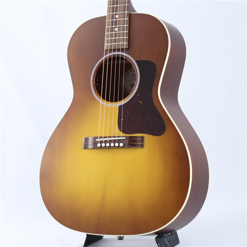 楽器種別：新品Gibson/Small Body 商品一覧＞＞Gibson/新品 商品一覧＞＞アコースティック・エレアコギター【155，000円〜295，000円】 商品一覧＞＞エレアコギター/Gibson 商品一覧＞＞アコギ買うなら、当店で！出荷前の検品・調整はもちろん、丁寧梱包でお届けします！Gibson L-00 Special Satin (Honey burst) ギブソン商品説明1932年の登場以来、L-00はギブソンの輝かしい歴史の中で最も有名で人気あるスモールボディ・アコースティックギターであり続けています。この度新たにリリースされるL-00 Specialは、モンタナ州ボーズマンの工場でギブソンの熟練ルシアーたちによって精巧に製作され、USA製のギブソン・アコースティックでありながらも、たいへん魅力的な価格を実現したモデルです。L-00 Specialはサイド＆バック材に単板マホガニーを擁し、ギブソン伝統のスキャロップド X ブレイシング仕様のトップ材には単板シトカ・スプルースを使用しており、バランスのとれたトーン、そしてスモール・ボディながらも卓越したダイナミック・レンジを生み出します。トップとバックのボディ外周にはシングル・プライのバインディングによる装飾が施されています。細いくびれを持つL-00のボデイ・シェイプは中域に寄った繊細なサウンドを生み出し、自然と引き締まった低域のレスポンスをもたらすため、他の楽器とのミックスの中でも存在感を失うことはありません。奏でられるトーンはフィンガースタイルやブルースに理想的であり、他のジャンルやプレイスタイルにおいても高い親和性を示します。ユーリー材を使用したネックはダブテイル・ジョイント方式によりボディに接合され、他のギブソン・アコースティックギターと同じく、ニカワにより接着されています。ネック・シェイプには心地よくスムーズな演奏を可能にするスリムテーパー(TM)プロファイルを採用。12インチ・ラジアス形状の指板にはローズウッドを使用し、マザーオブパールのドット・インレイが埋め込まれ、スタンダード・フレットの19フレット仕様となっています。クローズド・スロット仕様のレクタンギュラー・ブリッジ部分にはローズウッドを採用し、TUSQ(R)製のサドル、ナット、ブリッジピンが使用されています。スムーズなチューニング性能を備えたGrover(R) Mini Rotomatic(R)チューナーが安定したチューニングを実現しています。L-00 Specialのカラーはサテン・ニトロセルロースラッカーによるサテン・ヴィンテージサンバーストまたはサテン・ワインレッドからお選びいただけます。L.R. Baggs Element Bronzeアンダーサドル・ピエゾ・ピックアップ＆アクティブ・プリアンプを搭載し、ボリューム・コントロールもサウンドホール側面から簡単に操作できるため、付属のプレミアム・ソフトシェルケースから取り出した瞬間からステージでもスタジオでも即座にプレイをお楽しみいただけます。商品詳細Top:Solid Sitka SpruceSide:Solid MahoganyBack:Solid MahoganyNeck:UtileFingerboard:RosewoodBridge:RosewoodMachine Head:Grover Mini Rotomatic ChromeFingerboard Inlay:DotsRosette:White&BlackBinding:Single Ply CreamPick Guard:Tortoise Color，L-00 stylePick up:L.R.Baggs/Element BronzeNut width:43.8mmScale:628.65mm付属品：純正ギグケースイケベカテゴリ_アコースティック・エレアコギター_エレアコギター_Gibson_Small Body_新品 SW_Gibson_新品 JAN:4570156018458 登録日:2026/05/14 エレアコ ギブソン ぎぶそん
