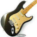 楽器種別：新品エレキギター/Fender USA 商品一覧＞＞エレキギター/Fender USA/American Ultra 商品一覧＞＞エレキギター【205，000円〜385，000円】 商品一覧＞＞当店のギターは、出荷前に専門スタッフが検品・調整しているので安心です！Fender USA American Ultra Stratocaster (Texas Tea/Maple)商品説明Fender American Ultra SeriesフェンダーのUSA製ラインナップの新しいフラッグシップとなるUltraシリーズは、卓越したプレイヤー向けのハイエンドスペックを搭載しています。ミディアムジャンボフレットを装備した10?14インチのコンパウンドラジアス指板をフィー チャーした独自Modern Dシェイプネックは、丁寧なエッジのロールオフ加工が施され、ボディとネックヒール部には新たなコンター加工を採用。まるで体の一部に溶け込むような快適な弾き心地を実現しています。Stratocasterモデルには新開発のUltra Noiseless Vintage Stratシングルコイルピックアップを3基搭載し、 高出力でありながら透明感のある、広いダイナミックレンジを確保したサウンドが得られます。S-1スイッチでネックピッ クアップを常時ONにでき、より幅広いサウンドメイキングに対応します。※製品の特性上、杢目・色合いは1本1本異なります。商品詳細Series: American UltraBody Material:AlderBody Finish: Gloss PolyurethaneNeck: Maple， Modern DNeck Finish: Satin Urethane with Gloss Urethane Headstock FaceFingerboard: Maple or Rosewood， 10 to 14 Compound Radius (254 mm to 355.6 mm)Frets: 22， Medium JumboPosition Inlays: Black Pearloid Dots (Maple)， White Pearloid Dot (Rosewood)Nut (Material/Width): Bone， 1.685 (42.8 mm)Tuning Machines: Deluxe Cast/Sealed LockingScale Length: 25.5 (648 mm)Bridge: 2-Point Deluxe Synchronized Tremolo with Pop-In ArmPickups: Ultra Noiseless Vintage Strat (Bridge)， Ultra NoiselessVintage Strat (Middle)， UltraNoiseless Vintage Strat (Neck)Pickup Switching: 5-Position Blade: Position 1. Bridge Pickup Position 2. Bridge and Middle Pickup Position3. Middle Pickup Position 4. Middle and Neck Pickup Position 5. Neck PickupControls: Master Volume (with S-1 Switch)， Tone 1. (Neck/Middle Pickups)， Tone 2. (Bridge Pickup)Control Knobs: Aged White Soft Touch KnobsHardware Finish: Nickel/ChromeStrings: Fender USA 250L Nickel Plated Steel (.009-.042 Gauges)ハードケース付属イケベカテゴリ_ギター_エレキギター_Fender USA_American Ultra_新品 JAN:0885978195237 登録日:2021/08/30 エレキギター フェンダー ふぇんだー フェンダーUSA アメリカンウルトラ アメトラ