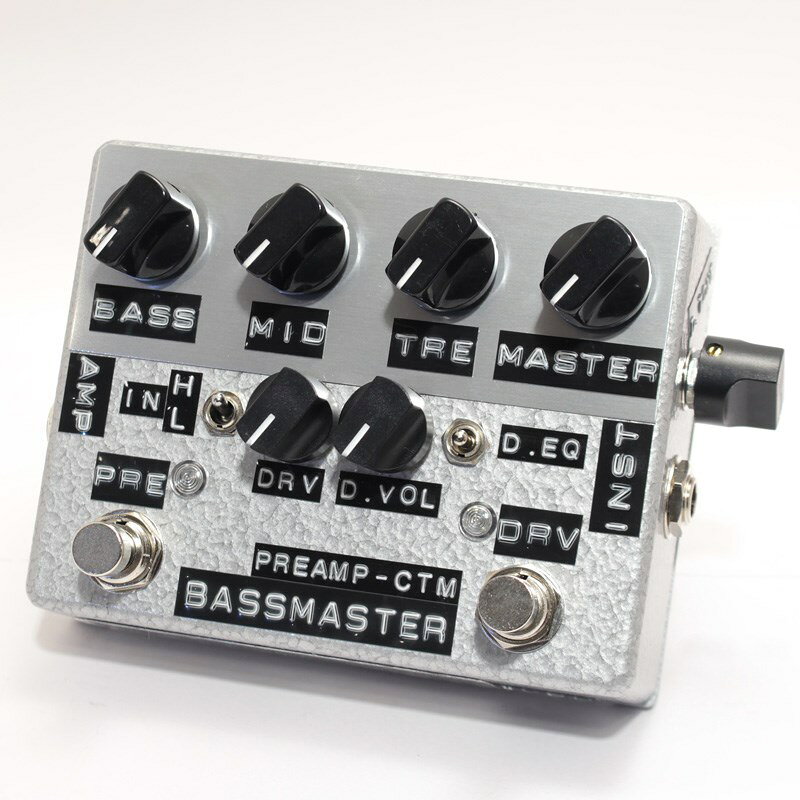 楽器種別：新品shin’s music/新品 商品一覧＞＞エフェクター【35，000円〜75，000円】 商品一覧＞＞ベース用エフェクター/ベース用プリアンプ・EQ・DI/shin’s music 商品一覧＞＞安心してお買い物頂けるよう、コンパクトもマルチも丁寧梱包でお届けします！shin’s music Bass Master Preamp Custom In.Atn-Sw/D.EQ-Sw Silver Hammer [BMP1/2SW]商品説明真空管アンプを彷彿させるドライブ・モードを備える、ミュージシャンズ・ギア。入力インピーダンス、ドライブEQの3段階設定を追加装備したカスタム仕様がこちら。東京下町に工房を構え、機材製作/カスタマイズ〜リペア、ギター製作まで、これまで第一線で活躍する数多くのプロミュージシャンの要望に応えてきた実績をもつ日本屈指のエンジニア、鈴木伸一氏によるShin's Music。その質や視点の高さからプロ・ミュージシャンを中心に絶大な信頼を得ていますね。プレイヤーが求める(拘る)もう一押しの要素を的確に捉えた製品デザインはアンサンブルに入った際に大いに活きており、その上質なミュージシャン達にとって無くてはならない存在へと繋がっています。当機「BASS MASTER PREAMP」は、現場で培ったShin's のノウハウが凝縮されたプリアンプです。TUBE BASS AMPのプリアンプ回路を、ディスクリート回路を用いる事でこのサイズの筐体で見事に再現する本機。つないだ楽器のトーンを生かしながら、太く、上質で厚みのある低音を生み出しています。馴染み深いBASS、MIDDLE、TREBLEのEQ部に加え、TUBEアンプのドライブ・チャンネルのようなニュアンスのDRVモードを備えているのも大きな特徴。フットスイッチでON/OFFが可能で、DRIVEのゲイン、ボリューム、トーンを備えており、補正だけでなく、アンサンブルによってニュアンスを変えたりといった積極的な使い方も可能です。DRIVE回路を持たずに歪が得られるので、CLEANとDRIVEのサウンドイメージがほぼ同等となっており、モダンなクリーンサウンドから違和感の無いナチュラルドライブ(クランチ)サウンドへ切り替える事も可能にしています。ベースサウンドとして心地よいと感じられる程好いレンジ感、楽器本来のトーンを損なわない程度に太さと張りのあるリッチなサウンドを創出します。しっかりとピッキングした際の心地よい程度のコンプレッション感やわずかにドライブするようなトーンの質感はまさに、懐かしのチューブアンプ本体を彷彿させるサウンド。昨今主流のクラスD系アンプのトーンに瑞々しさや芯をもたらすプリアンプとして、アンプライクな弾力あるドライブ系歪みを生み出すペダルとして足元にといった、当ペダル自体も楽器の一部を担うに相応しい、良質なサウンドを創出するプリアンプです。なお、本機は「IN H/L SW.」と「D.EQ SW.」を増設したBass Master Preampの究極形態仕様。「IN H/L SW.」は楽器の入力レベル切り替えになり、通常時はH(High)側にて使用、アクティブベース等使用時に、楽器本体出力が大きく歪んでしまう際に、L(Lo)側を使用する事で本機の最適なサウンド創出を得ます。また、「D.EQ SW.」の増設により、Drive Mode時のEQ.の細かなニュアンスがセレクト可能になっています。スイッチセンター位置でノーマル、スイッチ下側の設定でアタック感の増したサウンドを、スイッチ上側の設定でブライトでアタッキーな抜けの良いサウンドニュアンスを設定できます。定評あるベースマスタープリアンプの本格派サウンドをより最適に、よりニッチに追求できる仕様を備えた逸品が本機。※掲載写真はサンプルです。生産時期により、ノブや底面のゴム足等、外見が異なる場合がございます。また、掲載画像内のジャックおよびアダプターはLED点灯用です。本製品には付属致しません。商品詳細【Specifications】■Input impedance: 1MΩ■Output impedance: 50kΩ■消費電流: 約10mA■DC9V IN: 一般的な外側プラス2.1φのDCインプット。常時Power ON。※クリーンでノイズレスなサウンドを得るためには、電源には006P電池またはレギュレートされたパワーサプライの使用を推奨します。市販のACアダプター(スイッチング)ではハムノイズが乗る可能性があります。■PRE SW.でEffectのON/OFF、DRV SW.でDRV/D.VOL/D.TONE/D.EQが効きます。イケベカテゴリ_エフェクター_ベース用エフェクター_ベース用プリアンプ・EQ・DI_shin’s music_新品 SW_shin’s music_新品 JAN:4949748122123 登録日:2023/07/31 プリアンプ シンズミュージック