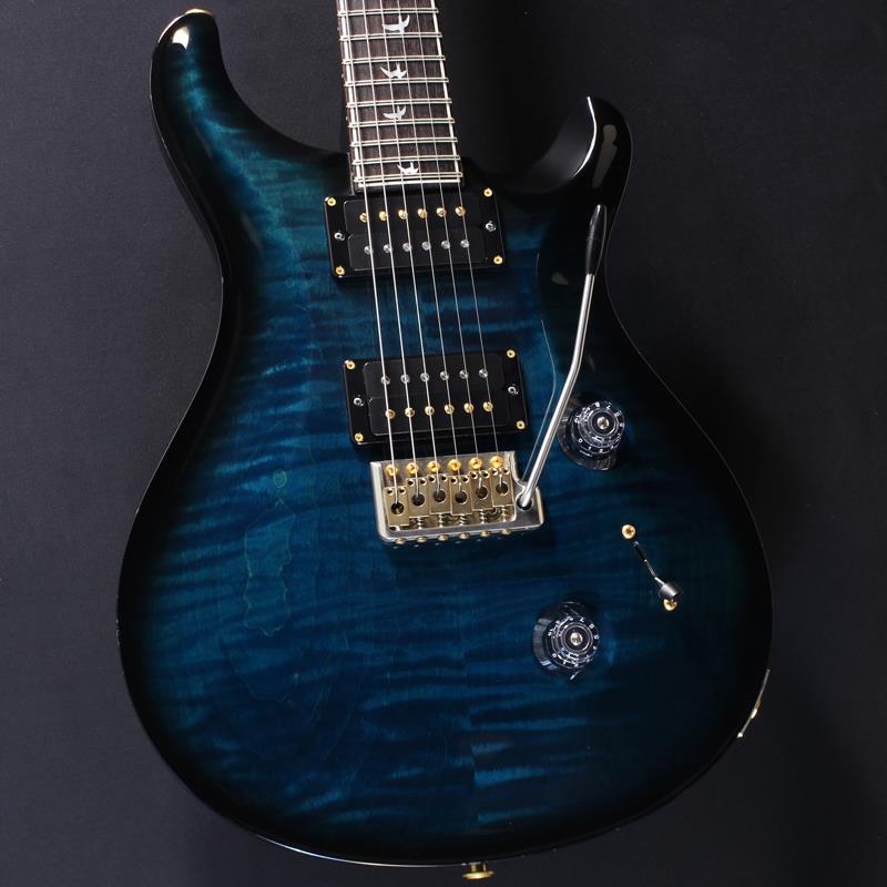 楽器種別：ユーズドP.R.S./PRS CORE MODELS (Custom／McCarty) 商品一覧＞＞P.R.S./ユーズド 商品一覧＞＞エレキギター【335，000円〜625，000円】 商品一覧＞＞その他/P.R.S. 商品一覧＞＞当店のギターは、出荷前に専門スタッフが検品・調整しているので安心です！P.R.S. USED 中古 30th Anniversery Custom 24 (Custom Color)商品説明◆イケベリユース認定中古楽器保証書(ご購入日から12ヶ月有効)付属◆Paul Reed Smith Custom 24の誕生から30周年を記念して作られたモデルの中古品が入荷！ピックアップにはリア、フロント共にレンジが広くバランスの取れた特徴が持ち味の85/15を搭載、クリーンでのカッティング・プレイはもちろんのこと、深く歪ませた際のピッキングの喰いつき感やサスティーンもしっかりと持ち合わせています。5-WAYセレクターでコイルタップした際のサウンドも秀逸で、これ1本で様々なシチュエーションでのプレイに対応。フィギアドメイプルトップ、1ピース・マホガニ—・ボディ＆ネック、ローズ指板と一言に言ってもそこはPRSの記念モデル、いかにも上質な素材をしっかりと選定して使用しているのが見て取れます。当個体のコンデションとしましては、ボディエッジに数か所打痕あり、各所に軽微な擦り傷や金属パーツのくすみが見られます。フレットは残り充分、電装系やトラスロッドの動作にも問題ございません。他の方とは一味違ったCustom 24をお探しの方におススメの一本です！※バードタグに記載のピックアップと実際に搭載されているモデルが異なります。30周年モデルのメーカー公式サイトからも「85/15」が正しく、タグは誤表記であると思われます。あらかじめご了承ください。2014年製純正ハードケース、アーム、バードタグ、ポールリードスミスサイン入りバックパネル、レンチ、マニュアル付属重量：約3.42kg商品詳細BODYTop Wood : Carved Figured MapleBack Wood : MahoganyNECKNumber of Frets : 24Scale Length : 25Neck Wood : MahoganyFretboard Wood : Rosewood with PurflingNeck Shape : Pattern RegularFretboard Inlays : Mother of Pearl 30th Anniversary BirdsHeadstock Inlay : Rosewood Veneer with Inlaid Signature and PurflingHARDWARE/ELECTRONICSBridge : PRS TremoloTuners : PRS Phase III Locking TunersTruss Rod Cover : 30th AnniversaryHardware Type : HybridTreble Pickup : 85/15 TrebleBass Pickup : 85/15 BassPickup Switching : Volume and Tone Control with 5-Way Blade Pickups Selectorイケベカテゴリ_エレキギター_その他_P.R.S._PRS CORE MODELS (Custom／McCarty)_ユーズド SW_P.R.S._ユーズド JAN:2500010828390 登録日:2026/01/19 ギター ピーアールエス
