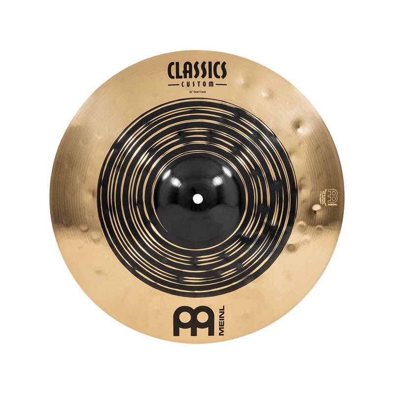 楽器種別：新品MEINL/Classics Custom Dual 商品一覧＞＞MEINL/新品 商品一覧＞＞ドラム【15，000円〜35，000円】 商品一覧＞＞シンバル/クラッシュ/MEINL 商品一覧＞＞安心してお買い物頂けるよう、スネアもシンバルも丁寧梱包でお届けします！MEINL CC16DUC [Classics Custom Dual Crash 16]商品説明Classics Custom DualClassics Custom Dual Series は、MEINL の培ってきた技術を投入したシンバルです。ダークさ、パワフルさ、ウォームさときらめき、そして柔軟性とボリュームを兼ね備え、様々なスタイルに対応します。B12 ブロンズを採用し、ブラックフィニッシュを施したセンターと深みのあるオーバーハンマリングにより、ダークながらも明快なキャラクターを打ち出しています。また、エッジには形状への工夫と研磨を施し、ドラマーが叩く感触を和らげるとともに、クリーンな高音域のきらめきを生み出し、サウンドを引き締めています。・B12 Bronze（銅 88%、錫 12%）・センター部はダーク仕上げ、エッジ部はハイポリッシュ仕上げとすることで、しなやかな感触と独特のサウンドを実現・ダークでアーシーなトーンのための、深めなオーバーハンマリング・Made in Germany＜Dual Crash＞ダークなパンチとスムーズな高音のきらめきのブレンドで、歌い上げるようなキャラクターです。商品詳細＜スペック＞タイプ：Crashウェイト：Mediumサイズ：16マテリアル：B12 Bronzeフィニッシュ：Dark，Brilliantシェーピング：Pressure Point Technology，Computerized Hammeringスタイル：Metal，Rock，Pop，Fusion，Studio，R&Bピッチ：Low-Midキャラクター：Complex，Musical，Rich，Full-bodiedティンバー：Mid-Darkボリューム：Medium to Highレイジング：Wide Blade，Narrow Bladeサスティーン：Mediumイケベカテゴリ_ドラム_シンバル_クラッシュ_MEINL_Classics Custom Dual_新品 SW_MEINL_新品 JAN:0842960106800 登録日:2021/11/12 シンバル マイネル クラシック