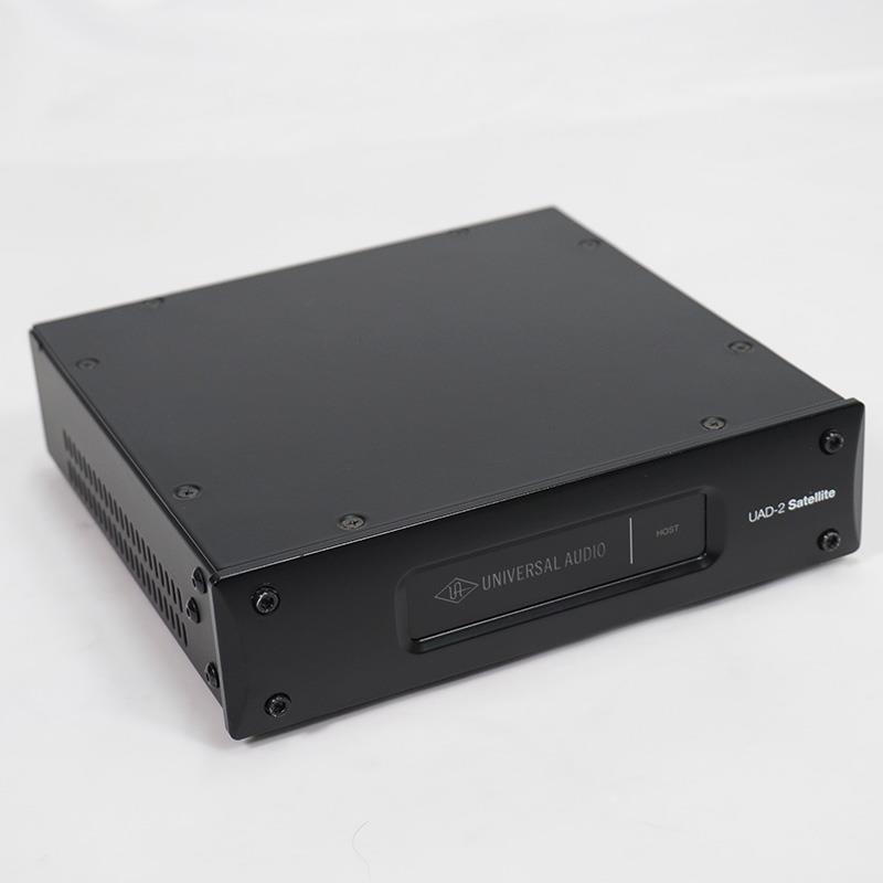 楽器種別：ユーズドUniversal Audio/ユーズド 商品一覧＞＞レコーディング【30，000円〜60，000円】 商品一覧＞＞アウトボード/その他アウトボード/Universal Audio 商品一覧＞＞パワーレックは、専門スタッフに気軽に相談できる渋谷発のDTM・レコーディング機材専門フロアです。Universal Audio USED 中古 UAD-2 Satellite USB QUAD Core (ユニバーサルオーディオ)(USB-C接続)(windows用)商品説明■商品の状態：・擦傷があります■付属品・元箱・説明書・USBケーブル・電源ケーブル・電源アダプター・ライセンス移行※中古商品のため、ライセンス譲渡以外のソフトウェアは付属いたしません。■保証期間：店頭保障1ケ月-----【製品の特長】●UAD の豊潤なアナログサウンドを Windows USB 3 環境でUAD-2 Satellite USB DSP アクセラレーターは、Windows ベースのPCユーザーにとって、UAD プラグインでミックスをブーストするために最もクールでパワフルな選択肢となります。利便性に優れるこのデスクトップユニットによって、Studer、Lexicon、Neve といったエクスクルーシブなタイトルを含む、定評ある UAD プラグインライブラリへのフルアクセスが実現します*。FireWire と比べ格段に優れたパフォーマンスと低いプラグインレイテンシーを誇る UAD-2 Satellite USB は、UADプラグインの世界へのパーフェクトな入口となることでしょう。もちろん、Apollo Twin USB インターフェイスにとっての理想的な「DSPエクスパンダー」としてもご活用頂けます。・Windows PC 環境で、USB 3 接続を介し UAD パワードプラグインを使用・4基（QUAD）もしくは8基（OCTO）の内蔵 SHARC プロセッサーが強力なDSPパワーをミックスに提供・Ampex、Lexicon、Helios、Studer、Neve、Manley、Capitol Studios、API など、100種を超える UAD プラグインにアクセス可能*・UAD-2 PCIe Card や UAD-2 Satellite FireWire、Apollo Twin USB を含む、他のUAD-2 デバイスとの組み合わせが可能（マルチユニットでのご使用の際は各製品の動作条件をご確認下さい）●業界から最も信頼されるオーディオプラグインのコレクションシリアスなホームレコーディングから、マルチ・プラチナ・セールスを誇るミキシングエンジニアまで、UADパワードプラグインは長きに渡りオーディオのプロフェッショナル達に愛用されてきました - その理由は、レアなコンプレッサー、イコライザーからビンテージ・リバーブ・プロセッサー、そしてテープマシンに至るまで、クラシックなアナログ機材のサウンドだけでなく、「ふるまい」までを忠実に再現しているからに他なりません。世界中で支持される著名なブランドとの共同開発から生まれる UAD パワードプラグインのライブラリーは、実に100種以上におよびます。●UADプラグインのクラフトマンシップ - シーンの背後にある科学シリアスなホームレコーディングからマルチ・プラチナ・セールスを誇るミキシングエンジニアまで、UAD パワードプラグインは長きに渡りオーディオのプロフェッショナル達に愛用されてきました - その理由は、レアなコンプレッサー、イコライザーからビンテージ・リバーブ・プロセッサー、そしてテープマシンに至るまで、クラシックなアナログ機材のサウンドだけでなく、「ふるまい」までを忠実に再現しているからに他なりません。世界中で支持される著名ブランドとの共同開発から生まれる UAD パワードプラグインのライブラリーは、実に100種以上におよびます。イケベカテゴリ_レコーディング_アウトボード_その他アウトボード_Universal Audio_ユーズド SW_Universal Audio_ユーズド JAN:2500120899853 登録日:2026/07/07 アウトボード ユニバーサルオーディオ ユニヴァーサルオーディオ