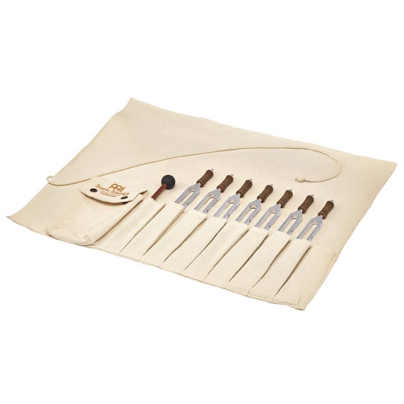 楽器種別：新品MEINL/新品 商品一覧＞＞パーカッション【75，000円〜145，000円】 商品一覧＞＞その他パーカッション/MEINL 商品一覧＞＞安心してお買い物頂けるよう、小物楽器もカホンも丁寧梱包でお届けします！MEINL TTF-TCM-SET-R [TCM Therapy Tuning Fork Set， 7pcs]商品説明＜TCM Therapy Tuning Forks＞TCMセラピー・チューニングフォークは、道教僧でありTCMサウンドセラピーの専門家であり、MEINL Sonic Energy公式アンバサダーであるウッディ・ウーリンとの共同開発により誕生しました。中国伝統医学（TCM）の叡智に着想を得て、気の自然な流れをサポートするよう設計されています。それぞれのチューニングフォークは、五行または陰・陽のいずれかに対応しており、サウンドセラピー、リラクゼーション、セルフケアのための包括的なツールとして活用できます。選択された経穴（ツボ）に当てて使用することで、心と身体のつながりをより深めます。＜TCMとは？＞中国伝統医学（Traditional Chinese Medicine／TCM）は、中国で数千年にわたり発展してきた包括的（ホリスティック）な体系です。これは身体・心・感情・自然といった内的世界と外的世界の調和を重視し、バランスの乱れを見極め、全体的なウェルビーイングを支えることを目的としています。TCMの中核にあるのが、気と呼ばれる生命エネルギーです。気は経絡（けいらく）と呼ばれる通路を通って流れ、生命活動を支えています。TCMにおいて陰と陽は、休息と活動、冷と温、静と動といった、相反しながらも互いに補完し合う力を表し、健康とは、陰と陽が動的なバランスを保っている状態にあると考えられています。TCMでは、五行（木・火・土・金・水）の理論も用いられます。それぞれの要素は、臓器・感情・季節・感覚と結びついており、相互に生み出す関係（相生）と抑制する関係（相克）の循環を通して作用します。この循環は、自然界と人間の身体がどのように調和を保っているかを反映しています。＜経穴（けいけつ／ツボ）とは？＞経穴とは、中国伝統医学（TCM）において気が出入り・循環する重要な体表上のポイントです。経穴は経絡に沿って分布しており、内臓とつながり、生理機能を調整する役割を担うとされるほか特定の身体的・感情的作用と対応しており、刺激することで身体本来の調整・回復メカニズムを活性化させるといわれています。現在、一般的に使用されている経穴は360以上記録されています。＜TCM Therapy Tuning Fork Set， 7pcs＞木 162 Hz / 太衝（肝経）LR3 - 怒り・フラストレーションで気持ちを落ち着けたいときのセルフケアに火 192 Hz / 神門（心経）HT7 - おやすみ前のリラックスタイムや不安な気持ちを穏やかに整えたいときに土 128 Hz / 太白（脾経）SP3 - 心を身体の中心に戻しグラウンディングをしたいときに金 144 Hz / 太淵（肺経）LU9 - 自己表現が滞っていると感じられるときや呼吸とともに行うリラックスルーティンに水 216 Hz / 太渓（腎経）KI3 - 落ち着きや安定感を意識しエネルギー不足な気持ちから脱したいときに陽 126.22 Hz / 百会（督脈）GV20 - 中枢から上方への意識と活力を高めたい時や、より意欲的に気持ちを切り替えたいときに陰 210.42 Hz / ?中（任脈）CV17 - エネルギーが分散していると感じるときや、感情が昂っているとき、落ち着きと集中力を取り戻したいときに付属品：Mallet (SB-PM-SR-S) ， Tuning Fork Rollup bag (TFCB) ， 7x Cotton bag※使用上の注意本商品はウェルネスの向上を目的とするもので、医療行為の代替でなく、治療目的とするものでもありません。サウンドワークは、多くのプロセスにおいて補完的・支援的な実践となり得ますが、医療行為の代替ではありません。健康上の問題がある、またはその疑いがある場合は、直ちに医療従事者（医師・医療機関）にご相談ください。※TCMサウンドヒーリングにおける禁忌事項? 妊娠中の使用は避けてください。? 心臓疾患・ペースメーカーを使用している場合、胸部への使用は避けてください。? 精神疾患がある場合、医師にご相談のうえ使用してください。イケベカテゴリ_パーカッション_その他パーカッション_MEINL_新品 SW_MEINL_新品 JAN:0842960114904 登録日:2026/03/10 パーカッション マイネル