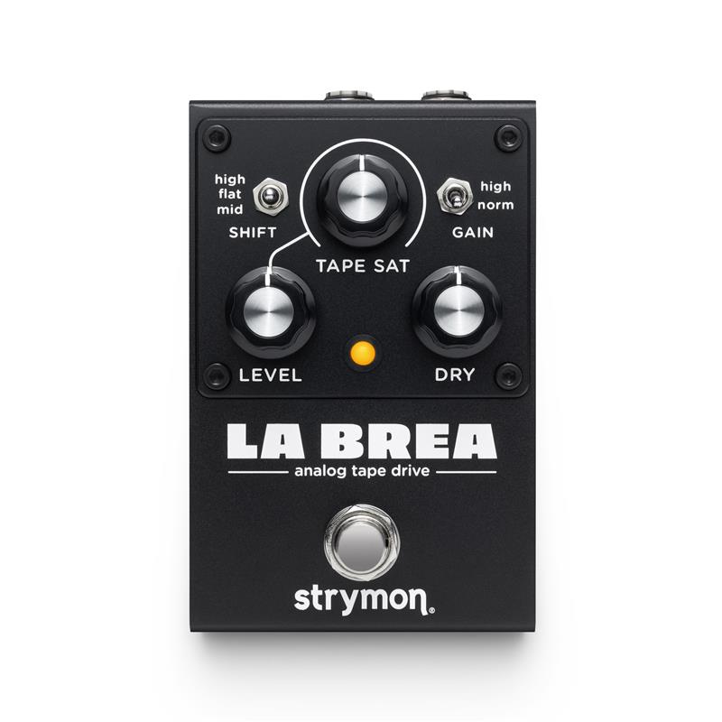 楽器種別：新品strymon/新品 商品一覧＞＞エフェクター【20，000円〜50，000円】 商品一覧＞＞ギター用エフェクター/歪み系/オーバードライブ/strymon 商品一覧＞＞安心してお買い物頂けるよう、コンパクトもマルチも丁寧梱包でお届けします！strymon La Brea商品説明Analog Tape DriveLa Breaは、高い評価を得ているStrymon Decoに着想を得た、完全アナログのテープ・スタイル・ドライブであり、ヴィンテージ・テープ・マシンのような温かみのある、ソフトクリッピングのサチュレーションと豊かな倍音を実現します。La Breaには、独立したテープ・サチュレーション回路とクリーン回路が搭載されており、高域のシェイピング機能も加わり、ダイナミクスとの多彩な相互作用が可能です。テープサチュレーション回路には2つのカスケード接続されたテープステージが組み込まれており、軽やかなシズル感から圧倒的なゲインまで、あらゆるサウンドを実現します。そのソフトクリッピングとダイナミックな周波数特性により、卓越した明瞭さと、アンプや他のエフェクターとの相性、そしてギターのボリュームを下げた際にも優れた相互作用が得られます。「TAPE SAT」、「GAIN」、「LEVEL」の各コントロールにより、広範なゲインレンジと独立した出力レベル調整が可能です。DRYノブは、高いヘッドルームを備えたパラレルなクリーン信号経路を制御します。これをサチュレーション信号とブレンドして高ゲインレベルでのダイナミクスを強化したり、単独で使用して最大+6dBのブーストを得たりすることができます。・Strymonの定番ペダルDecoのSaturationサウンドを着想源とする、フルアナログのテープ・サチュレーション・ドライブ・信号経路にデジタル処理を含まない、完全アナログ設計・Tape Saturationコントロールのゲイン範囲を設定するGainスイッチ・専用の高域ブースト、または中域を加えた高域ブーストを選択できるShiftスイッチ・サチュレーションが強い設定でも明瞭さと厚みを加えられる、位相の揃った可変クリーンDryパス・内部で24V駆動し、広いヘッドルーム、幅広いゲイン設定、低ノイズを実現ときに、インスピレーションは自分たちの中から生まれる。自分たちの機材が、まったく新しい発想のきっかけになることはそう多くありません。しかし、新しいLa Brea Analog Tape Driveは、まさにそのようにして生まれました。La Breaは、マルチステージのテープ・サチュレーション技術を用いたフルアナログのドライブ・ペダルです。軽い歪みからファズまで幅広いドライブ・サウンドを生み出し、高域のフィルタリング機能も備えています。さらに、原音と常に位相が揃ったドライ出力を自在に調整できます。新しいお気に入りのドライブ・ペダル12年前、アナログ回路設計を担当するJoshは、人気ペダルDecoの開発についてPete Celiが執筆したホワイトペーパーを読みました。それをきっかけに、Decoで使われているテープを軸にした技術を、フルアナログのドライブ・ペダルに応用する実験を始めました。10年以上にわたる試行錯誤を経て、その成果がLa Breaです。テープ技術による自然なコンプレッションに、サチュレーションとゲインが加わり、La Breaはとても自然な弾き心地を実現します。歯切れのよい開放弦のアルペジオに厚みを加えることも、個性的なファズで壁のようなサウンドを作ることもできます。位相の揃ったドライ・パスは、サチュレーションだけでは得られない、より広がりのあるサウンドにも貢献します。ドライ信号を加えることで、音の明瞭さや輪郭を保つことができます。また、後段に接続したほかのドライブ・ペダルに、適切なサウンドを得るための力強いトランジェントを送るのにも役立ちます。La Breaは、独自設計の内部電源によって動作電圧を24Vに昇圧。十分な明瞭さとヘッドルームを確保しています。アンプやLa BreaのTape Satノブの設定によって、ニュアンスのあるクリーン・ブーストから、力強いファズまで幅広く対応します。Series Aのほかのモデルと同様、La Breaには電源投入時の状態を決める内部ジャンパーを搭載しています。ジャンパーを2番目の位置に移動すると、電源が供給されたときにペダルが自動でオンになります。複雑なペダルボードの2段目や、ラックシステムの引き出しに設置する場合にも便利です。■テープならではの温かみと質感磁気テープデッキと同様のプリエンファシスおよびデエンファシス技術を採用しているため、La Breaはあらゆる音に温かみのある滑らかさを与えます（私たちの愛するDecoペダルとよく似ています）。ピッキングされたコードの音は美しく溶け合い、リードラインはミックスの中から力強く際立ち、指先で弾く感覚も格別です。■テープ・サチュレーションこれはこのペダルのメイン・ドライブ・コントロールであり、入力信号にどの程度のテープ・サチュレーション・ゲインをかけるかを決定します。ゲイン・スイッチを「ハイ」に、テープ・サチュレーションを最大に設定すると、La Breaはサチュレーションのかかったファズのようなサウンドへと変化します。強く弾けば弾くほど音色は滑らかになり、耳障りな音や荒々しい音にはなりません。■SHIFTこの3ポジションスイッチにより、2種類の高域コンターフィルターを使用することができます。「High」設定では、高域を滑らかにブーストして高音域を少し広げ、「Mid」設定では、高域ブーストに中域を加えることで、音色がミックスの中でより際立つようになります。■ドライ・シグナルLa Breaには、ペダル出力に現れるドライ信号のレベルを調整する可変コントロールが搭載されています（出力はゼロまで下げることができます）。ドライ信号は常にウェット信号と同相を保ち、ドライ信号と、よりソフトなサチュレーションがかかった信号を組み合わせることで、非常に迫力のあるサウンドを生み出すことができます。これは、一見しただけでは想像できないほど強力なコントロールです。■LEVELマスターLevelコントロールは、ペダルのサチュレーション側の出力を設定します。ノブをゼロまで回すと出力はゼロになりますが、このコントロールを最大まで回せば、アンプへの入力を激しく押し込み、この世のものとは思えないレベルのファジーなゲインを生み出すことができます。■GAINLa Breaのゲインスイッチは、Tape Satコントロールのゲイン範囲を決定します。「high」設定では、「norm」設定よりも大幅に大きなゲインが得られます。製品仕様回路：フルアナログ回路バイパス：トゥルー・バイパス入出力：モノラル入出力寸法：奥行き11.51cm×幅7.19cm×高さ5.92cm電源：最大9V DC、センターマイナス、最低500mA（電源アダプター別売）イケベカテゴリ_エフェクター_ギター用エフェクター_歪み系_オーバードライブ_strymon_新品 SW_strymon_新品 JAN:0852571008707 登録日:2026/10/20 エフェクター コンパクトエフェクター ストンプボックス ストライモン