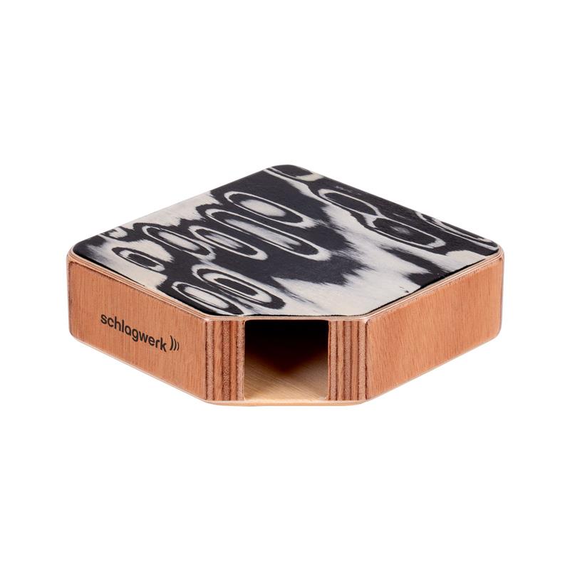 楽器種別：新品Schlagwerk Percussion/新品 商品一覧＞＞パーカッション【5，000円〜15，000円】 商品一覧＞＞カホン/Schlagwerk Percussion 商品一覧＞＞安心してお買い物頂けるよう、小物楽器もカホンも丁寧梱包でお届けします！Schlagwerk Percussion SR-WB14 [Pocket Bongo / High]商品説明コンパクトなサウンド。大きな存在感。Schlagwerk Pocket Bongos は、カホンとボンゴのサウンドを融合した新しいパーカッションです。一般的なボンゴと同様に、指や手での演奏が可能です。皮製楽器とは異なり、天候の影響を受けず、チューニングも不要。手軽でコンパクト、かつ柔軟に使えるボンゴの新しい選択肢です。そのデザインは、妥協のないモビリティと汎用性を追求。超コンパクトでありながら、しっかりとした存在感を発揮します。フラットな構造により、TA3カホンバッグにも容易に収納可能。スタジオ、ステージ、ストリートなど、あらゆるシーンに対応します。カホン用アドオンとしてベルクロで固定する使い方や、PB30 Mini Percussion Board上で高音・低音のデュオ構成として使用するなど、新たなサウンドの可能性を広げます。打面：SC6素材：ガブーン材サイズ：135 × 135 × 40 (mm)重量：約145gイケベカテゴリ_パーカッション_カホン_Schlagwerk Percussion_新品 SW_Schlagwerk Percussion_新品 JAN:4260094116926 登録日:2026/05/03 カホン パーカッション シュラグベルク シュラグヴェルク