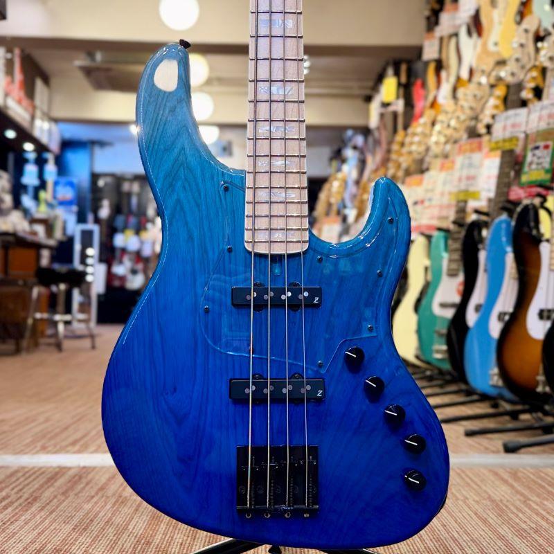 楽器種別：新品ATELIER Z/Beta Models 商品一覧＞＞ATELIER Z/新品 商品一覧＞＞ベース【265，000円〜495，000円】 商品一覧＞＞エレキベース/JBタイプ/ATELIER Z 商品一覧＞＞当店のベースは、出荷前に専門スタッフが検品・調整しているので安心です！ATELIER Z Beta4 Custom (FADE BLUE/M/MH) 【 × IKEBEオリジナルポーチプレゼント】商品説明【Atelier Z × IKEBEオリジナルポーチプレゼント】Atelier Z × IKEBE コラボレーションによるオリジナルポーチ（非売品）をプレゼント！ギグバッグのポケットに収納可能で、散らかりやすいレンチ等メンテグッズの収納に便利です！イケベでAtelier Zベース本体をご購入の方だけがゲットできるレアアイテム、この機会に「憧れのAtelier Z」をお探しください?対象商品：税込み30万円以上のATELIER Zベース本体購入でプレゼント※数量限定プレゼント品のため、無くなり次第終了となりますので予めご了承ください。※アウトレット品、セール品、リユース品/中古品、受注生産品など、一部商品は対象外の場合も御座います。----------------------------------------ハイエンドベースの代表格として長年プロの信頼を集めてきたATELIER Zより、4弦仕様の24フレットモデル「Beta」が、さらに磨きのかかった新仕様！本モデルは、現代的なプレイスタイルに対応すべく開発された一本であり、洗練されたルックスと実践的な機能美を兼ね備えています。アッシュボディとメイプルネック、メイプルフィンガーボードという定番の構成に加え、オリジナルのピックアップとプリアンプを搭載することで、芯のある立ち上がりの良い低音と、ATELIER Zらしいエッジの効いたサウンドが実現されています。ボディシェイプは全体的にスリムでシャープな印象を持たせつつも、カッタウェイは深めに設けられており、24フレットへのアクセスもスムーズ。テクニカルなフレーズを多用するプレイヤーでもストレスなく演奏できる設計は、まさにプレイヤー目線を追求した結果と言えるでしょう。演奏面においても、ATELIER Z特有のローアクションかつタイトなセッティングは、スラップ、フィンガー、ピックといった奏法を問わず、安定したレスポンスとサウンドの芯が得られるのは大きな魅力です。ピッキングの手応え、押弦時の弾力といった細部のフィーリングにまでこだわり抜かれており、演奏者のニュアンスをそのまま音に変えてくれる感覚が味わえます。2025年3月のリニューアルにより、ピックアップには、スプリット構造とスラントポールピースを併せ持つ同社オリジナルの「JZ-4」を搭載しており、ノイズ耐性とパワーを両立した設計となっています。加えて、3バンドEQを搭載する新開発のアクティブプリアンプ「AZ-3B」によって、繊細なトーンコントロールが可能となり、サウンドメイクの幅は格段に広がっています。さらに、ジョイント部のヒールカットや取り外し可能なフィンガーランプといった演奏性を補助する要素も充実しており、表現力を支える完成度が極めて高いモデルに仕上がっています。タイトなローエンド、切れのあるアタック、そして確かな操作感。あらゆる演奏スタイルに柔軟に応える懐の深さを持ちつつ、プレイヤーの手元で初めて完成する、そんな感覚すら覚えるモデルです。一本で幅広いジャンルをこなしたい方にも、確かな主戦力としておすすめできるベースです。商品詳細Specifications■Scale : 34■Neck : Maple■Finger board : Maple 24F■Body : Ash2P■Tuningkey : GOTOH GB-528■Bridge : ATELIER Z BB419■Pickups : ATELIER Z JZ-4■Preamp : ATELIER Z AZ-3B（Treble：±18dB/7KHz・Middle：±7dB/400Hz・Bass：±8dB/70Hz・Gain：トリマー付き）■Controls : M’Vol， BAL， M’Tone/sw， MID， Treble/Bass■Color : FADE BLUE■Weight:≒4.11kgセミハードケース付属イケベカテゴリ_ベース_エレキベース_JBタイプ_ATELIER Z_Beta Models_新品 SW_ATELIER Z_新品 JAN:4562211297045 登録日:2026/04/15 エレキベース アトリエ アトリエZ アトリエゼット