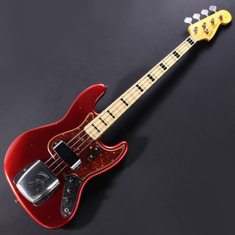 楽器種別：新品エレキベース/Fender Custom Shop 商品一覧＞＞エレキベース/Fender Custom Shop/Custom Built Jazz Bass 商品一覧＞＞エレキベース【420，000円〜790，000円】 商品一覧＞＞当店のベースは、出荷前に専門スタッフが検品・調整しているので安心です！Fender Custom Shop 1968 Jazz Bass Journeyman Relic (ACAR)商品説明黒セル＆黒ブロックマーカー・ネック仕様。過渡期の年代仕様を採用するマニアックな一本。卓越した知識、技術が認められた熟達の職人チームが手掛けるカスタムショップ製品は、まさに、現代における｢究極のフェンダー｣と呼ぶべき存在でしょう。最良の素材を厳選使用し、膨大な製作経験から得た知識と磨き抜かれた匠の技を注ぎ込み、1本1本丁寧に製作されます。本機「タイムマシーンシリーズ」は、オリジナルモデルが制作された当時の仕様や技法といった伝統を正統に継承した精巧なディテールを再現しつつ、現代ニーズにあわせた演奏性にも配慮した仕様をインストールする、最高峰のリイシューモデルです。1968年式をモデル名に冠する本機は、ブラックのブロック・ポジション＆バインディングに当時のオプション仕様だった貼りメイプル指板、軽量なアルダー・ボディに同じくオプション仕様だったキャンディアップルレッド・カラーを採用、年式に則した60'sピックアップ・レイアウト仕様にて製作されます。60年代後期〜70年代へと移行していく、ジャズベースの仕様変遷の中でも貼りメイプル指板オプションは極少数年しか製造されておらず、ヴィンテージ市場でも希少性の高い、レアなスペックを再現するジャズベースです。後の70年代に登場するアッシュボディ＆貼りメイプルネックのコンビネーションを仕様とするジャズべースともまた一風異なる、アルダーボディ特有のコシ、厚みのあるローミッドを基調としたディープなトーン、貼りメイプルネックのバリっと力強く弾むアタック感を得たファットな低音を創出します。なお、本機はジャーノーマンレリック・スペックながらネック裏コートを剥がす仕上げは採用されておらず、コートされたメイプルネック特有の程よいコンプ感を伴う粒立ちの良さ、スッキリとスピーディーな立ち上がりを得ています。スラップ時の音圧感たっぷりな音像と重厚で弾力たっぷりな音質は、本機ならではの醍醐味でしょう。ともすればクセの強い野暮ったいトーンになりがちな材の組み合わせながら、芯の通りの良い鮮明なトーンに仕立て上げられており、カスタムショップだから成せる上質なサウンドがご堪能頂けます。また、ハンドワウンド・ピックアップの倍音豊富な瑞々しいトーンも魅力です。近年では年度限定スポット製作色の強いカスタムショップのタイムマシーンシリーズ。玄人、通好みの激レア年式の一本を是非、お見逃しなく。※With/Hard Case(Black Tolex)■Weight: ≒4.35kg■S/N: #CZ562899商品詳細【Specifications】■GENERAL: B2 68 JAZZ BASS JRN-ACAR[Body]■Body style: 64 J-Bass■Body material: Bass Alder Center 2pc. C/S 22inch■Body finish: Nitrocellulose Lacquer■Color Option: Aged■Top color: Candy Apple Red[Neck]■Like: 64 J-BASS CC/REL■Neck finish: Nitrocellulose Lacquer LTTINT PLY■Neck material: Maple■Neck blank: QTR SAWN■Round Lam or Slab: ROUND LAM■Fingerboard: QTRSAWN MAPLE■Truss rod: BASS TOP LOAD， 23×.875 THREAD■Number of frets: #20■Tuning keys: VINT BASS NICK REL RH■Mounting style: 4-Bolt■Head style: LARGE■Head scoop: 60■Head thickness: 0.580inch■Fret wire: MEDIUM JUMBO/6150■Facedots: SPECIAL BLOCK■Dot spacing: BLACK OPAQUE BLOCK■Fret board radius: 7.25inch■Nut width: 1.500inch(38mm)■Butt width: 2.500inch■Neck shape: 60 J-Bass 'U'■Neck spec 1st: .79inch - 12th fret .990inch■Neck Binding: BINDIN .060 BLACK × .280■Scale length: 34inch(864 mm)■String nut: Bone■Side dots: MICALTA WHITE， 3/32inch■Decal: 75 JAZZ BASS■Neck Notes: MED TINT LACQUER HEADCAP FACE， DECAL UNDER FINISH， LIGHT CHECKING， REMOVE SERIAL # FROM DECAL [Electronics]■Controls: 64 J BASS REL VVT■Neck P/U: HW VINT J-BASS RHY RH/LH REL■Bridge P/U: HW VINT J-BASS LEAD RH/LH REL[Hardware]■Bridge: P/J Bass RH/LH REL■Neck plate: V LOGO SN REL■Pickguard: 64 JBASS 4 PLY TORT REL ■Strings: .045-.065-.085-.105[Notes]2022 COLLECTION-TIME MACHINEイケベカテゴリ_ベース_エレキベース_Fender Custom Shop_Custom Built Jazz Bass_新品 JAN:0717669710835 登録日:2024/03/05 エレキベース フェンダー ふぇんだー フェンダーカスタムショップ フェンダーCS ジャズべ ジャズベース