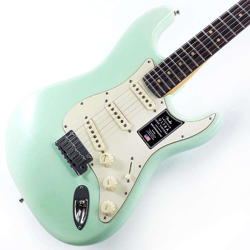 楽器種別：新品Fender USA/American Ultra 商品一覧＞＞Fender USA/新品 商品一覧＞＞エレキギター【310，000円〜580，000円】 商品一覧＞＞STタイプ/Fender USA 商品一覧＞＞当店のギターは、出荷前に専門スタッフが検品・調整しているので安心です！Fender USA American Ultra Luxe Vintage '60s Stratocaster (Surf Green/Rosewood)商品説明Fender American Ultra Luxe Vintage Series革新とクラフトマンシップの頂点を象徴するFender American Ultra Luxeは、プレミアムエレクトリックギターの新たな基準を打ち立てます。American Ultra Luxe Vintageシリーズは、フェンダーの伝統のタイムレスでクラシックな気品と妥協のないモダンなパフォーマンスが融合したモデルをラインナップしています。American Ultra Luxe Vintage 60s Stratocasterは、厳選されたアッシュまたはアルダー材をボディに使用し、洗練された滑らかなコンターデザインがHeirloomエイジドラッカーフィニッシュを引き立てます。精緻な演奏性を追求したModern Dシェイプのクォーターソーンメイプルネックには、Ultraロールドエッジ加工が施され、ステンレススチールミディアムジャンボフレット、蓄光式Luminlayサイドドット、Graph Tech TUSQナットといったハイスペックを実現。さらに、ハイポジションへのアクセスを飛躍的に高めるテーパードネックヒールも採用しています。ピックアップにはPure Vintage ’61 Stratを搭載し、クリアで煌びやかなクリーントーンから、豊かで表現力あふれるリードトーンまで、クラシックなフェンダーサウンドを奏でます。ハードウェアには、コールドロールドスチールブロックとポリッシュフィニッシュのステンレススチールブロックサドルをフィーチャーした2点支持American Ultraシンクロナイズドトレモロ、素早い弦交換と優れたチューニング安定性を誇るデラックスロッキングチューナーを装備し、高い演奏性を提供します。American Ultra Luxe Vintage 60s Stratocasterは、クラシックなデザインと唯一無二の存在感を備えながら、現代のパフォーマンスにおいても一切の妥協がない一本です。※画像はサンプルです。製品の特性上、杢目、色合いは個体ごとに異なります。商品詳細Series: American Ultra Luxe VintageBody Material: AlderBody Finish: Heirloom Nitrocellulose LacquerNeck: Maple， Modern DNeck Finish: Heirloom Nitrocellulose LacquerFingerboard: Rosewood， 10 to 14 Compound Radius (254 mm to 355.6 mm)Frets: 22， Medium Jumbo Stainless SteelPosition Inlays: Vintage Style Clay DotsNut (Material/Width): TUSQ， 1.685 (42.8 mm)Tuning Machines: Deluxe Locking Short PostScale Length: 25.5 (64.77 cm)Bridge: 2-Point Ultra Synchronized Tremolo with Pop-In ArmPickguard: 3-Ply Parchment M/B/MPickups:Pure Vintage ‘61 Single-Coil Strat (Bridge)Pure Vintage ‘61 Single-Coil Strat (Middle)Pure Vintage ‘61 Single-Coil Strat (Neck)Pickup Switching: 5-Position Blade:Position 1. Bridge PickupPosition 2. Bridge and Middle PickupPosition 3. Middle PickupPosition 4. Middle and Neck PickupPosition 5. Neck PickupSpecial Electronics: S-1 Switch Adds Neck Pickup Into Positions 1 and 2Controls: Master Volume (with S-1 Switch)， Tone 1. (Neck/Middle Pickups)， Tone 2. (Bridge Pickup)Control Knobs: Aged White Soft Touch KnobsHardware Finish: Nickel/ChromeStrings: Fender USA 250L Nickel Plated Steel (.009-.042 Gauges)， PN 0730250403Case/Gig Bag: Deluxe Brown Hardshellイケベカテゴリ_エレキギター_STタイプ_Fender USA_American Ultra_新品 SW_Fender USA_新品 JAN:0885978226566 登録日:2025/08/14 エレキギター フェンダー ふぇんだー フェンダーUSA アメリカンウルトラ アメトラ