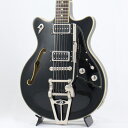 楽器種別：新品エレキギター/Duesenberg 商品一覧＞＞エレキギター【235，000円〜440，000円】 商品一覧＞＞当店のギターは、出荷前に専門スタッフが検品・調整しているので安心です！Duesenberg DTF-BK Starplayer TV Fullerton (Black)商品説明Duesenberg Starplayer TV Fullertonセミホロウ構造のボディにP-90タイプのシングルコイルとオリジナル・ハムバッカーをセレクトしたアーチトップです。ボディサイズはレスポールをひとまわり大きくした位のフィットしやすいスタイルが特徴です。クリアで滑らかなトーンを引き出すメイプル材を用いたサイド＆バックに、豊かでアコースティカルなトーンを持ち味としたスプルース材をトップに採用し、ワイドレンジで太さを持ったサウンドに、独特の切れ味、コシのあるソリッド感を持ち合わせたスタイルが他には無いCOOLなサウンドを実現しています。リアピックアップにはハムバッカーを搭載し、パワーがありエッジの効いたサウンドを、フロントピックアップのP-90スタイルのピックアップは太くも切れが良い、クリアでコシのあるサウンドを再生し、アグレッシブなリフ、コードプレイ、カッティング、ソロプレイ等々、多様なプレイにおいて実に対応能力に優れ、そのうえでヴィンテージテイストも感じる個性を持ったサウンドを提供してくれます。ビグスビースタイルのトレモロユニットは、微妙なヴィブラートはもちろん、独特のテンション感が特徴で、また、ルックスのイメージもレトロ感が漂います。更に、全てのデューセンバーグギター＆ベースはドイツのもう一つの独創的な製品−「Plek」フレット・ドレッシング・マシーンによる処理を受けており、完璧なフレット高や形状が保証されています。それぞれのネックにあわせ、100分の1ミリ単位のコンピューター処理によりフレットをカット。Plekシステムは弦のビビりを除去し、あなたの楽器に良いフィーリングと音を与えます。単純に雰囲気だけではなく、楽器としてのポテンシャルに実力を見せる一本です！※製品の特性上、杢目、色合いは一本一本異なります。商品詳細Body: Laminated Spruce Top/Laminated Maple Back，SidesNeck: 1-piece Maple，D ShapeFingerboard: Indian Rosewood， radius 305 mm / 12Neck PU: Duesenberg Domino P-90Bridge PU: Duesenberg Grand Vintage HumbuckerControl: 1 Volume， 1 Tone， 3-way Pickup SelectorBridge: Duesenberg steel saddle bridgeTremolo: Duesenberg Deluxe TremolaStrings Gauge: 010-013-017-028-042-050ハードケース付属イケベカテゴリ_ギター_エレキギター_Duesenberg_新品 JAN:0737713516572 登録日:2023/03/03 エレキギター デューセンバーグ デューセン