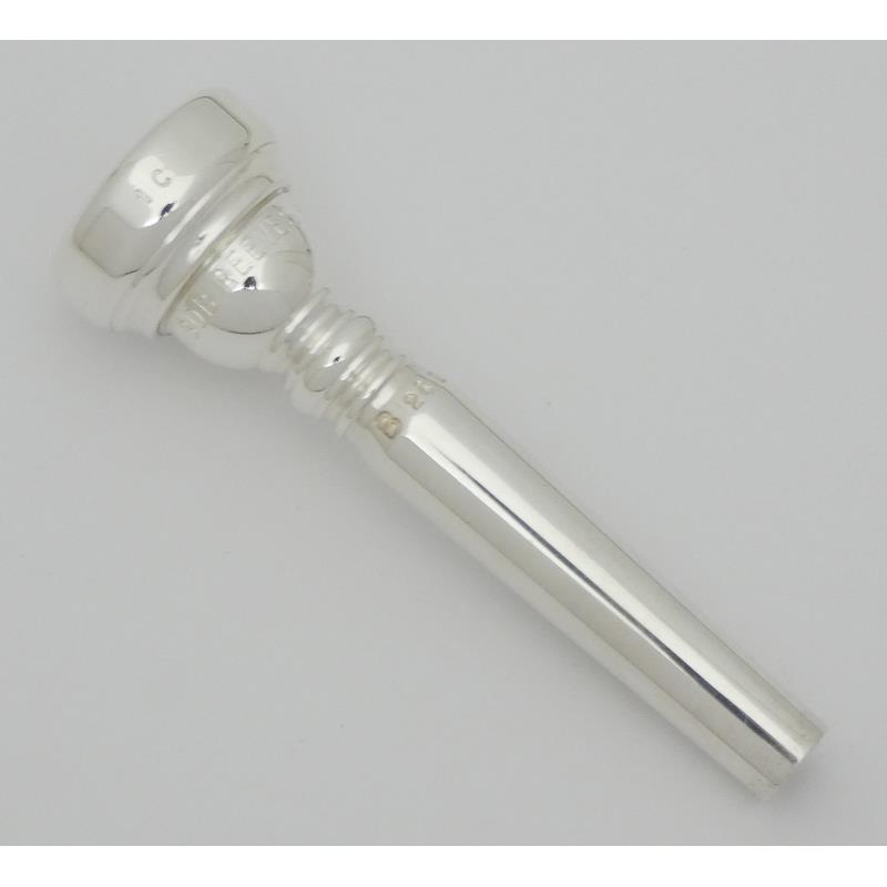 楽器種別：ユーズドBob Reeves/ユーズド 商品一覧＞＞管楽器・吹奏楽器【25，000円〜50，000円】 商品一覧＞＞トランペット用アクセサリ/トランペット用マウスピース/トランペットマウスピース/Bob Reeves 商品一覧＞＞サックス買うなら、当店で！専門のスタッフが丁寧に検品・調整しているので安心です！Bob Reeves USED 中古 ボブ・リーブス / 1C B 24 25 オーケストラモデル トランペット用 マウスピース商品説明【中古】 Bob Reeves (ボブ リーブス) 1C B 24 25 オーケストラモデル・Bob Reevesボブ・リーブス・マウスピースは創業以来数多くのプレイヤーのニーズに応え絶大な信頼を集めてきました。日本においても、かつて爆発的な支持を得てひとつのブームとなり、今もなおその人気は衰えを知りません。・オーケストラモデルオーケストラ用のマウスピースとして、プロ奏者や上級者の為に開発されたBobReeves社の新モデルです。従来のクラシカルシリーズとは一線を画し、大きなボア径と広がりのあるバックボアを採用。これまでBobReeves社には「S」というシンフォニータイプのバックボアが用意されておりましたが、今回はいわゆる「24」バックボアを改めて研究しており、「S」バックボアよりもオープンな感触が得られます。より踏み込んだ現代的な「シンフォニックモデル」として早くもアメリカで話題となっております。・シャンク / 5 (刻印無し / オーケストラシリーズは標準仕様)・2ピース / スクリューリムこちらのマウスピースは、少々使用感がありカップ内やリム、ボディーやシャンク部に小キズや当てキズ（打痕）などございます。※パッケージケースが付属しております。また、パッケージケース以外の付属品はございません。イケベカテゴリ_管楽器・吹奏楽器_トランペット用アクセサリ_トランペット用マウスピース_トランペットマウスピース_Bob Reeves_ユーズド SW_Bob Reeves_ユーズド JAN:2500260906305 登録日:2026/08/15 マウスピース ボブ リーブス