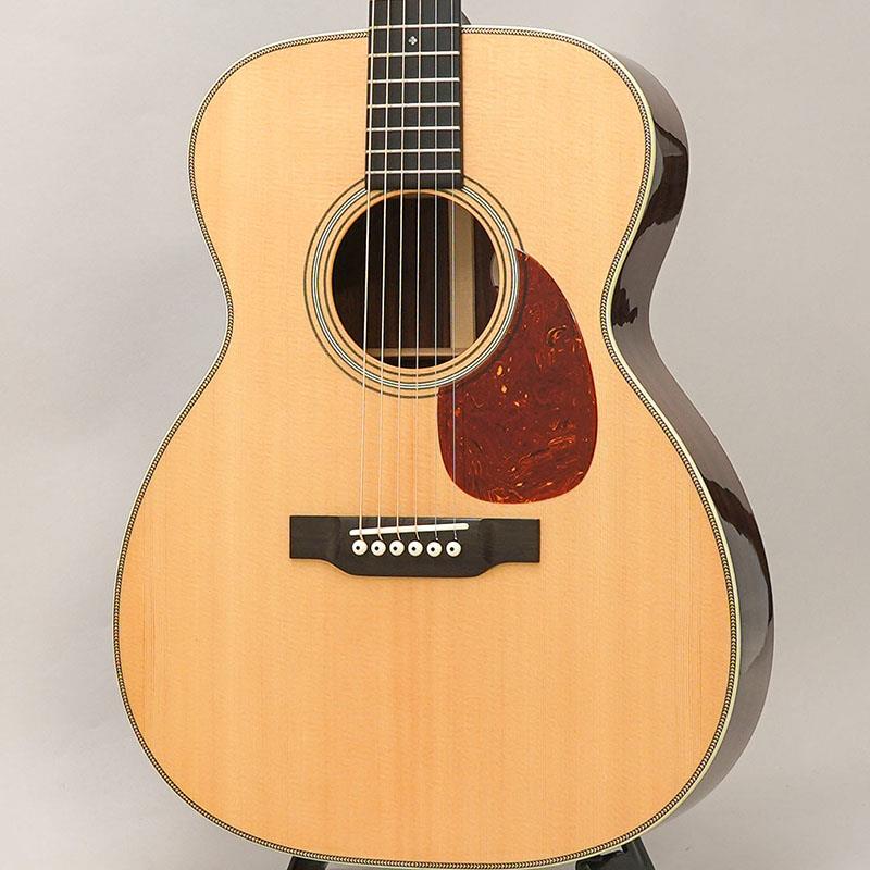 楽器種別：新品Bourgeois/新品 商品一覧＞＞アコースティック・エレアコギター【345，000円〜655，000円】 商品一覧＞＞アコースティックギター/Bourgeois 商品一覧＞＞アコギ買うなら、当店で！出荷前の検品・調整はもちろん、丁寧梱包でお届けします！Bourgeois Vintage/TS OM #T2411222 ボジョア商品説明- Bourgeois Guitars -ギター製作家「デイナ・ボジョア」が手掛けるBourgeois Guitars（ボジョアギターズ）は、コリングスやサンタクルーズと並び称されるアメリカのトップギターブランドです。厳選された材料と、確かな技術力、そしてダナ氏の豊富な経験から生まれる設計により製作されるギターは、「楽器としての精度の高さ」と「音楽的で豊かな音色」を併せ持ち、数多くのミュージシャンから高い評価を得ています。- Touchstone Series -Touchstone Series(タッチストーン・シリーズ)の魅力は、デイナ・ボジョアによるハンド・ヴォイシング・システム（材を叩いて音色を確認する、別名タップ・チューニング）にあります。過去50年にわたり、彼はこの古き良きテクニックを磨き上げ、現在では表板のヴォイシングの第一人者として世界的に認められております。世界最高級トーンウッドの繊維に秘められた潜在的な音色を読み取り、選りすぐりの表板が選別されています。それぞれの木材が持つ「音色」を最大限に引き出せるよう、ボジョア本国のルシアーが表板の力木ひとつひとつを丹念に削り出し、ハンドヴォイシングをしながら音の確認を行います。タッチストーン・シリーズの表板が完成し、デイナによって最終チェックされたもののみが真空密閉され、イーストマンの工房に出荷されます。そこでは、ボジョアの哲学と構造方法論を入念に学んだイーストマン選りすぐりのルシアーたちが、それぞれのギターに命を吹き込みます。本器「Vintage/TS OM」はプレイアビリティの高いオーケストラボディを持つOM-28スタイル。シトカスプルーストップにアディロンダックスプルースブレーシング、インディアンローズウッドサイドバック、マホガニーネック、エボニー指板＆ブリッジ、シャーラーペグという妥協のない本格的なスペックとなっております。サウンドにおいても、オールUSAメイドのボジョアに劣りを見せない素晴らしい仕上がり。ボジョアらしい太く艶やかな基音とボリューム感のあるミッドレンジ、主張し過ぎることなく美しい余韻を演出する倍音と伸びやかなサスティーン。どれも絶妙なバランスで混ざり合っており、弾き手のニュアンスが引き立つ混じり気の無いピュアトーンを奏でます。こちらの#T2411222は、まるでドレッドノートのような豊かな低音、そして柔らかくふくよかな倍音感が魅力の個体です。ボジョアのOMらしい、しっかりとしたミッド感と抜群のピッキングレスポンスは健在で流石のひとこと。ブーミーすぎず豊かでどっしりとした低域の存在感もあいまって、良いOMをお探しの方には特にオススメです。さらには木目のルックスも大変よく、特にトップ材は極上です。しっかりと詰まっておりさざ波のような横杢も出ており大変美しいです。サウンドもルックスもイケてるオススメ品！！お見逃しなく！！50万円台のというボジョアの中では大変お求めやすい価格帯のモデルとはなりますが、コストパフォーマンスという言葉で表してしまうのはもったいない程に、一切妥協のない造り込みで製作されており、圧倒的なサウンドクオリティを体感いただける楽器に仕上がっております。是非この機会にご体感くださいませ！！商品詳細Body Shap: OMTop Wood: Alaskan Sitka SpruceBack Sides: Indian RosewoodNeck: MahoganyFretboard: EbonyBridge: Ebony TraditionalScale Length: 25.5(647.7mm)Nut/Bridge Width: Nut-1 23/32(43.7mm) Bridge-2.2(55.8mm)Saddle: BoneTuners: Schaller Grand Tune NickelPins: IvoroidFinish: High GlossBracing: Adirondack SpruceHard Case 付属イケベカテゴリ_アコースティック・エレアコギター_アコースティックギター_Bourgeois_新品 SW_Bourgeois_新品 JAN:4582632722940 登録日:2025/11/10 アコースティックギター アコギ