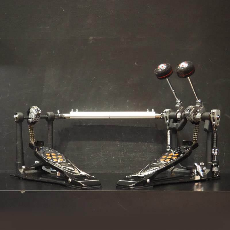 楽器種別：ユーズドPearl/ユーズド 商品一覧＞＞ドラム【25，000円〜50，000円】 商品一覧＞＞ドラムペダル/ツイン/Pearl 商品一覧＞＞安心してお買い物頂けるよう、スネアもシンバルも丁寧梱包でお届けします！Pearl USED 中古 P-2102C [Power Shifter Eliminator II / Twin Pedal][ケース付属]商品説明【軽快なアクションが大人気のPearl エリミネーターの旧モデル「P-2102C」の中古品が入荷しました！】エリミネーターII未体験のドライヴモードを提供し、10年もの間、多くのドラマーを魅了し続けてきたドラムペダルの傑作エリミネーター。【Ninja Bearings】スケートボード用を元に新たに開発された、低摩擦で高精度のベアリングを主軸の部分にとりいれ、一切のフリクションを排したスムーズなアクションを実現。【INTERCHANGEABLE CAM SYSTEM（インターチェンジャブル・カムシステム）】形状の違うカムを自由に付け替えることにより、全く異なるアクションのフィールを味わうことができる、斬新な機能。・BLACK：真円のカム。パワーがあり、素直くせのないアクションが得られる。・WHITE：ブラックカムを一回り大きくした真円カム。ブラックよりも軽めのアクション。・BLUE：回転軸から中心がずれた（偏芯）カム。踏み始めは軽く、徐々にスピードを加速していくアクション。・RED：回転軸から中心がずれた（偏芯）カムで、細かいフットワークに応えるアクション。付属品・変換カム（BLACK×2、RED×2、BLUE×2、WHITE×2）・専用セミハードケース※中古品のためキズや汚れ、ビーターの消耗などの使用感がございます。予めご了承下さいませ。イケベカテゴリ_ドラム_ドラムペダル_ツイン_Pearl_ユーズド SW_Pearl_ユーズド JAN:2500190060856 登録日:2026/04/15 ペダル ドラムペダル キックペダル パール
