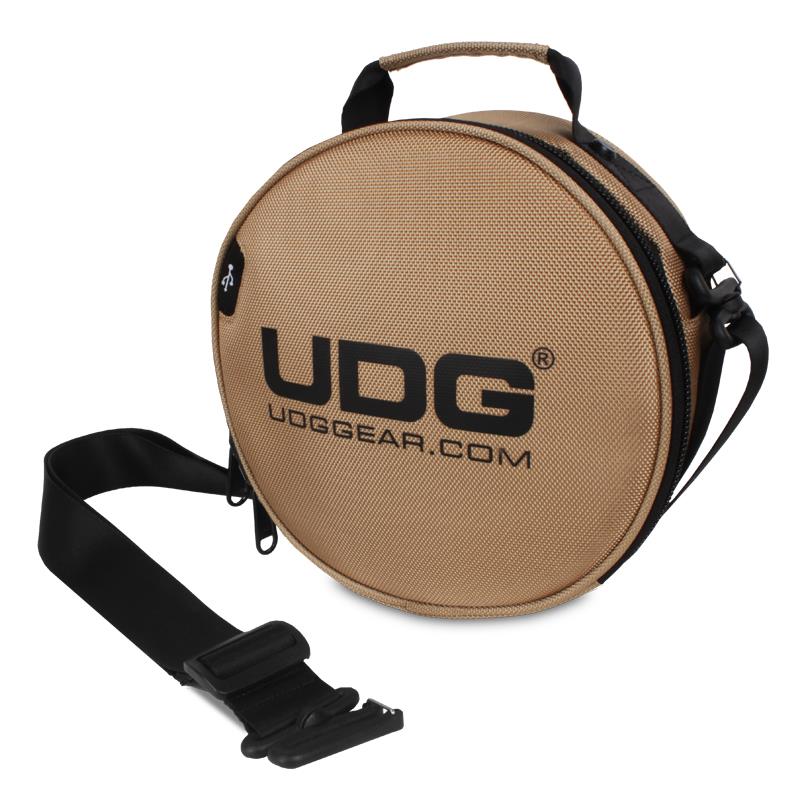 楽器種別：新品UDG/新品 商品一覧＞＞DJ機器【5，000円〜10，000円】 商品一覧＞＞DJ用ケース・バッグ/UDG 商品一覧＞＞DJ関連機器担当部門 Power DJ'sは1998年開店　渋谷発・国内最大級のDJ機材専門フロアです。UDG U9950GD ヘッドフォンバッグ 【ゴールド】【台数限定モデル】(ユーディージー)商品説明★ヘッドホンやDJアクセサリーの持ち運びに対応するキャリングケース★※こちらの商品は製作工程上、本体にやむを得ず汚れ、スリキズ、箱ダメージなど発生する場合がございますが、使用の際には影響ございません。あらかじめご了承下さい。---UDG U9950ヘッドフォンバッグは、ヘッドフォンを運ぶための上質なバリスティックナイロン製バッグです。ヘッドフォンはもちろん、USBメモリースティック、SDカード、外付けハードディスク、携帯電話、ケーブル、名刺、クレジットカードなどあらゆるアクセサリが収納可能。22cm四方のコンパクトサイズに、長さ調整可能なショルダーストラップが付属していますので、ヘッドホンを入れずに、財布・スマホ・モバイルバッテリーといった身の回り品だけを入れて、単体のショルダーバッグとしてもご利用いただけます。DJに限らず、音楽制作者・配信クリエイターなど、機材を運ばないシーンでも幅広く使えるモデルです。お気に入りのヘッドホンを毎日持ち歩きたい音楽リスナーの方にも、外出先で傷や型崩れを防ぎつつスマートに持ち運べる1点となっています。ヘッドホン用ケースを探している方はもちろん、コンパクトなショルダーバッグを探している方にもおすすめです。UDG DIGI ヘッドフォンバッグは、USBメモリなどポータブルデバイスも持ち歩く現代のDJに最適です。■収納対応機種Pioneer DJ HDJ-X10 / HDJ-X7 / HDJ-X5 / HDJ-CUE1 / HDJ-CUE1BT / HDJ-2000MK2Sennheiser HD 25 / HD 25 PlusAIAIAI TMA-2 DJ TMA-2 DJ XEAudio-Technica ATH-M50xSony MDR-7506 / MDR-CD900ST折りたたみ可能なヘッドフォン全般USBメモリ、SDカード、外付けハードディスク、携帯電話、ケーブル、名刺、クレジットカードなど【主な仕様】カラー：ブラック外寸：22 x 22 x 9 cm内寸：21 x 21 x 8 cm重量：0.35kg素材：撥水バリスティックナイロン1680D※商品画像内の機材は付属いたしません。※ケースの仕様は予告なく変更される場合がございます。■初期不良について製造工程で細かなキズやヘコミ、よごれ、ほつれが残る場合がございます。また、ケース内クッションのマジックテープに剥がれが生じる場合がございます。これらの点は「商品の仕様」とご容赦願います。「使用上問題」のあるもの、のみ初期不良品とさせて頂きます。---※店頭、または通信販売にて売却後、敏速な削除は心掛けておりますが、web上から削除をする際どうしてもタイムラグが発生してしまいます。万が一商品が売切れてしまう場合もございますので予めご了承ください。イケベカテゴリ_DJ機器_DJ用ケース・バッグ_UDG_新品 SW_UDG_新品 JAN:8718969210362 登録日:2026/09/02 DJアクセサリ
