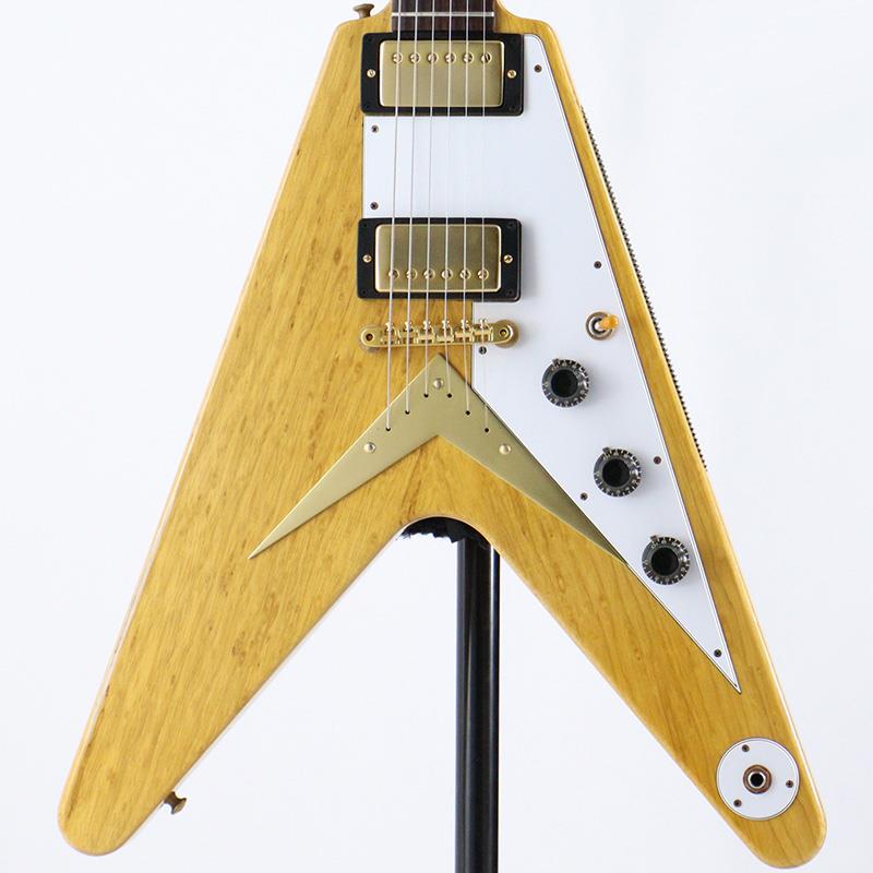 楽器種別：新品Gibson/Custom Shop 商品一覧＞＞Gibson/新品 商品一覧＞＞エレキギター【1，090，000円〜2，035，000円】 商品一覧＞＞Vタイプ/Gibson 商品一覧＞＞当店のギターは、出荷前に専門スタッフが検品・調整しているので安心です！Gibson 1958 Korina Flying V Reissue White Pkgd Murphy Lab Light Aged (Antique Natural) 【Weight≒3.51kg】商品説明日本ディーラー限定オーダーのMurphy Lab Light Aged仕様の1958 Korina Flying V Reissueが入荷！長きに亘り培われた高い製作技術と飽くなき探究心、厳選されたマテリアルにより至高のエレキギター・ベースを製作するために1993年に立ち上げられたGibson Custom Shop。現在もなお昔ながらのハンドクラフト製法と、徹底的に追求したヴィンテージの知識から製作されたカスタムショップ・ラインナップは、他所の追従を許さないほどの見事な作りとなり、プレイヤーの内に秘めるインスピレーションを際限なく沸き立たせてくれる最高の愛機となるでしょう。〜Murphy Labとは〜カスタムショップ内に誕生したMurphy Lab（マーフィー・ラボ）は、ナッシュヴィルのギブソン・カスタムショップ内に新設されたラボで、科学的検証に基づく最新の技術を駆使して、ギターのエイジング（ヴィンテージ・ギターの経時変化した外観と弾き心地を再現する処理）を専門に行います。ギブソン・カスタムショップの立ち上げ時のメンバーであり、ヒストリック・コレクション開発のプロジェクト・リーダーとして尽力したトム・マーフィーは、その後新品のギターにヴィンテージのルックスとフィーリングをもたらすエイジングというテクニックで活躍してきました。トムのヴィンテージ・ギターへの情熱と深い知識に裏打ちされた技術によって、ギブソン・ギターの自然なラッカーのクラック、演奏による摩耗を見事に再現しています。トム・マーフィーとギブソンは、経時変化によりウェザーチェックと呼ばれるクラックを生じさせる、1950年代、1960年代のニトロセルロースラッカーを科学的に解析し、その変化のプロセスをひも解き、あらゆるモデルのプロトタイプによるテストを重ねて、ヴィンテージ同様のナチュラル・ウェザーチェックを再現するラッカー・プロセスを開発しました。マーフィー・ラボは、トム・マーフィーがギブソン・カスタムショップのチームを率いて、プロトタイプをもとに、あらゆるボディシェイプ、フィニッシュ、エイジング・レベルの検証を始めたことから、その構想が生まれました。その結果、これまでにないリアリティとこだわりを追求したエイジングを行うために、ギブソン・カスタムショップ内に設立されました。トム・マーフィーの存在と、その芸術的な作品の数々は、ギブソンの歴史の中で重要な役割を果たし、今もそしてこれからもマーフィー・ラボとして永遠に引き継がれていきます。本機は4段階で設けられたエイジング・レベルの中で2番目となる「Light Aged」が施された1958 Korina Flying V Reissue。より高密度なウェザーチェックとライトエイジド・ハードウェアにより、ホームで弾かれてきたギターの経時変化、演奏による摩耗を再現。1958年に発表されたGibson Flying Vは、その年にわずか81本しか出荷されなかったとされていますが、時代を先取りしたこのモデルは現在に至るまで多くのアーティストに愛されています。軽量なコリーナ材ならではの軽やかで澄んだ鳴り、1958モデルだからこその厚みのあるボディとネックグリップにより生まれるファットで野性味のあるドライブ感満載のサウンドは唯一無二の魅力を持っています。まさに宇宙に飛び立ちそうな「早すぎた」デザインが現在のCustom Shopの手によって蘇りました。現行のカタログにある1958 Korina Flying V Reissueはウェザーチェックなどが入っていない艶を抑えたグロス仕上げのVOS塗装となっておりますが当モデルは日本ディーラーオーダーのMurphy Lab Light Aged仕様。前述の通りランダムに入ったウェザーチェックや塗装の剥がれなど1958年から時空を超えて現代に現れたかのような貫禄あるルックスとなっております。ネックシェイプは「1950's Chunky D-Shape」を採用。1954〜1958モデルのLes Paul Reissueに採用される「50s Rounded Medium C」と似た握り心地ですがD-Shapeのため横幅に広がりがあり比較するとやや太めに感じるシェイプとなっております。基本的なスペックは最新のHistoric Specを踏襲しつつも今回のCustombuckerはマグネットにアルニコ4を特別に採用、ブリッジPUのターン数を若干多めに設定することで通常のアルニコ3モデルよりもドライブ感を増したデザインとなっております。ピックアップカバーの下のボビンはマニアックなファンの方には堪らないDouble Classic Whiteのルックスを採用。新たに搭載されたバンブルビータイプのペーパーオイルコンデンサーやヴィンテージカーブを追及した500KのCTSポットを装備。通常仕様の500kΩポットに比べてボリュームを絞っても極端に高域が削られず、手元の操作でクリーンサウンドからドライブサウンドまでを自在に操ることができます。10〜6のメモリまでは歪みが維持され、6〜1にかけて滑らかにダウンしていくので、ボリュームコントロールの長さによって表情豊かなプレイを可能にしています。細部にまでヴィンテージに拘りを持ったGibsonが送る1958 Korina Flying V Reissueは、あなたのギターライフをより豊かにしてくれること間違い御座いません！！生産数僅少、次回の入荷は未定となりますためこの機会お見逃しなく！！商品詳細■Weight≒3.51kg■S/N: 8 5740BodyBody Material: KorinaRim Material: Rubber Strip on Bottom RimWeight Relief: NoneFinish: Nitrocellulose Lacquer; Murphy Lab Light AgedNeckNeck Material: KorinaProfile: 1950's Chunky D-ShapeScale Length: 24.75Fingerboard Material: 1 Piece Rosewood， Hide Glue FitFingerboard Radius: 12Number Of Frets: 22Frets: Reissue Medium JumboNut Material: NylonNut Width: 1.687Inlays: Pearloid DotsJoint: Hide Glue FitHardwareFinish: Light Aged GoldTuner Plating: Aged GoldBridge: ABR-1Tailpiece: String through Body - Lacquered Brass ChevronTuning Machines: Kluson Single RingPickguard: '58 Flying V Off-White 4-plyTrussRod: Authentic 1950s No-TubeTruss Rod Cover: True Historic BlackControl Knobs: True Historic BlackSwitch Tip: True Historic AmberJack Plate Cover: '58 Flying V Off-White 4-plyStrap Buttons: 2 - BrassMounting Rings: True Historic BlackPickup Covers: True Historic Aged GoldElectronicsNeck Pickup: Custombucker Alnico 4(Unpotted)Bridge Pickup: Custombucker Alnico 4(Unpotted)Controls: 2 Volume， 1 Tone， 500K CTS Vintage Taper Potentiometers， Phone Book CapacitorPickup Selector: 3-Way SwitchcraftOutput Jack: 1/4 Switchcraftカスタムショップ・ハードケース、認定書、他付属イケベカテゴリ_エレキギター_Vタイプ_Gibson_Custom Shop_新品 SW_Gibson_新品 JAN:4570156015778 登録日:2026/03/20 エレキギター ギブソン カスタムショップ